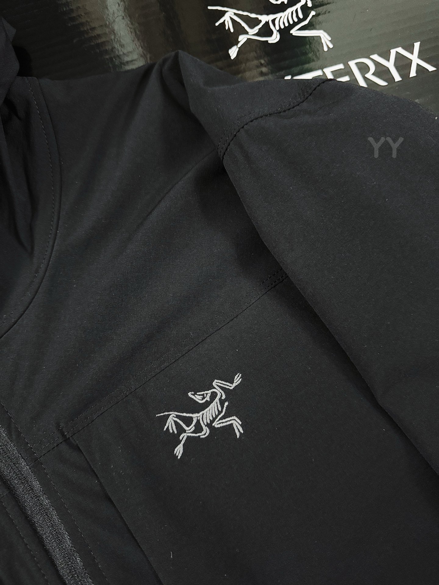 款号k11 顶级品质 2024年3月推出Gamma SL/升级版刺绣标Arcteryx Gamma LightWeight Hoody 全新改款设计 胸前口袋跟mx对齐!防风防泼水,UPF防晒50 % 春夏秋季轻透气软壳!面料轻薄春夏秋可穿! 我称之为不加绒的伽马MX哈哈! ARCTERYX 始祖鸟Gamma Lightweight Hoody 纯色连帽软壳春秋新款轻薄户外防风防晒夹克外套 徒步旅行可以是一次轻松的漫步,可以是一次前往偏远湖泊的旅行,也可以是一次登山或滑雪之旅的开端.无论是哪种徒步旅行,你都需要一款能适应多变微气候和天气的防护服.这款Gamma LightWeight 连帽衣就能满足这样的需求.其轻薄耐久的FortiusTM1.0双层组织面料具有四向弹力,且防风、防水、防晒.透气.StormHood兜帽提供保护的同时不会影响周边视线,拼接的修身剪裁和高效设计简洁. Gamma LightWeight是Gamma软壳外套系列中薄的款式,面料四维弹力,防风防小雨,UPF防晒50 % 轻薄透气,适合春夏穿着.  颜色:隐秘灰 琢石蓝 球藻绿 黑色 (⚠️只有黑色有XXL码) 肩宽: 48 50 52 54 胸围: 114 118 122 126 袖长: 64 65 66 67 前衣长:66 68 70 72 后衣长:70 72 76 80 建议尺寸为合身尺寸 S(130斤以内) M(130-150斤) L(150-170斤) XL(170-190斤) XXL(190-210斤)