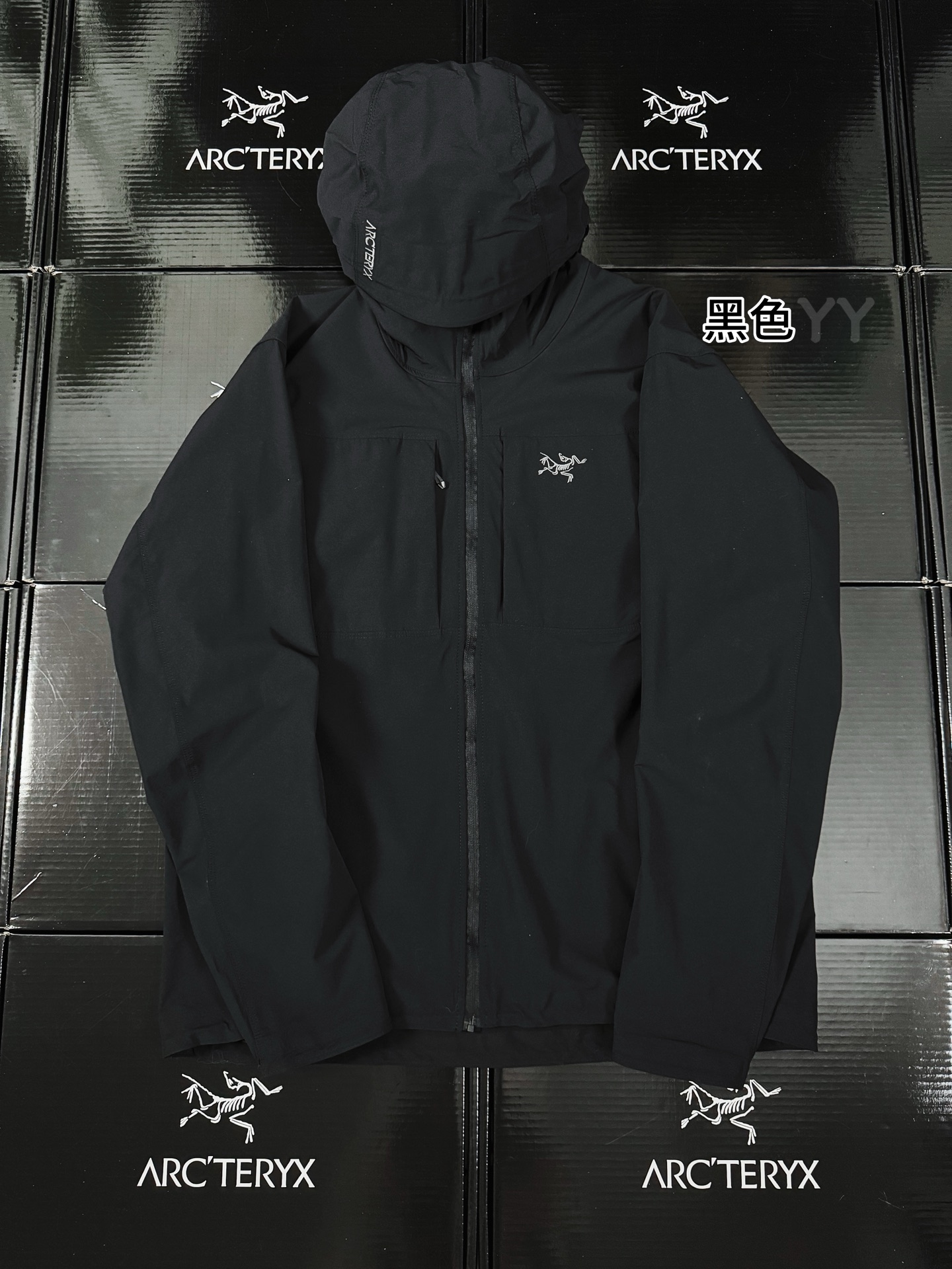 款号G21 顶级品质 2024年3月推出Gamma SL/升级版刺绣标Arcteryx Gamma LightWeight Hoody 全新改款设计 胸前口袋跟mx对齐!防风防泼水,UPF防晒50 % 春夏秋季轻透气软壳!面料轻薄春夏秋可穿! 我称之为不加绒的伽马MX哈哈! ARCTERYX 始祖鸟Gamma Lightweight Hoody 纯色连帽软壳春秋新款轻薄户外防风防晒夹克外套 徒步旅行可以是一次轻松的漫步,可以是一次前往偏远湖泊的旅行,也可以是一次登山或滑雪之旅的开端.无论是哪种徒步旅行,你都需要一款能适应多变微气候和天气的防护服.这款Gamma LightWeight 连帽衣就能满足这样的需求.其轻薄耐久的FortiusTM1.0双层组织面料具有四向弹力,且防风、防水、防晒.透气.StormHood兜帽提供保护的同时不会影响周边视线,拼接的修身剪裁和高效设计简洁. Gamma LightWeight是Gamma软壳外套系列中薄的款式,面料四维弹力,防风防小雨,UPF防晒50 % 轻薄透气,适合春夏穿着. 颜色:隐秘灰 琢石蓝 球藻绿 黑色 (⚠️只有黑色有XXL码) 肩宽: 48 50 52 54 胸围: 114 118 122 126 袖长: 64 65 66 67 前衣长:66 68 70 72 后衣长:70 72 76 80 建议尺寸为合身尺寸 S(130斤以内) M(130-150斤) L(150-170斤) XL(170-190斤) XXL(190-210斤)