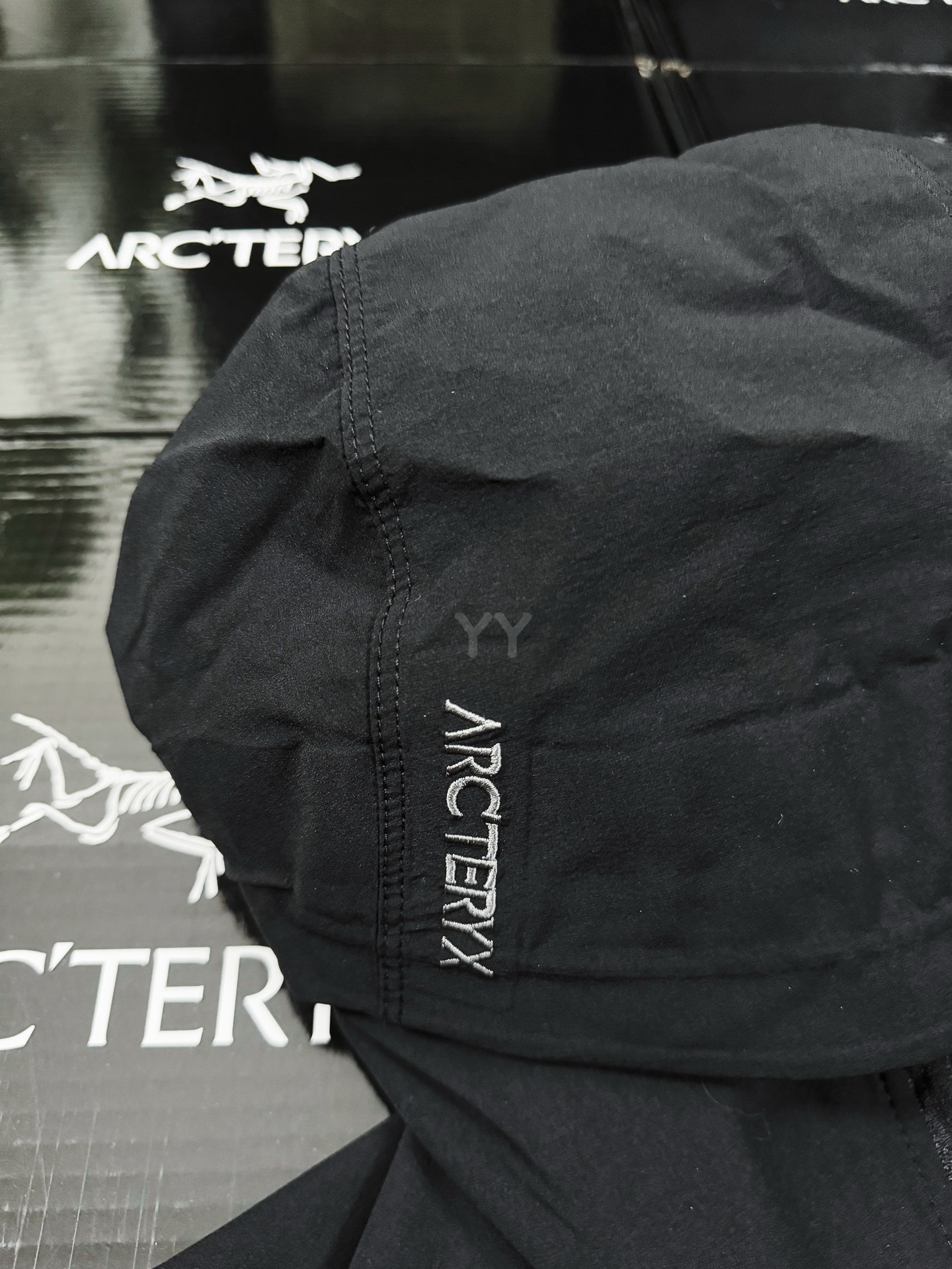 款号G21 顶级品质 2024年3月推出Gamma SL/升级版刺绣标Arcteryx Gamma LightWeight Hoody 全新改款设计 胸前口袋跟mx对齐!防风防泼水,UPF防晒50 % 春夏秋季轻透气软壳!面料轻薄春夏秋可穿! 我称之为不加绒的伽马MX哈哈! ARCTERYX 始祖鸟Gamma Lightweight Hoody 纯色连帽软壳春秋新款轻薄户外防风防晒夹克外套 徒步旅行可以是一次轻松的漫步,可以是一次前往偏远湖泊的旅行,也可以是一次登山或滑雪之旅的开端.无论是哪种徒步旅行,你都需要一款能适应多变微气候和天气的防护服.这款Gamma LightWeight 连帽衣就能满足这样的需求.其轻薄耐久的FortiusTM1.0双层组织面料具有四向弹力,且防风、防水、防晒.透气.StormHood兜帽提供保护的同时不会影响周边视线,拼接的修身剪裁和高效设计简洁. Gamma LightWeight是Gamma软壳外套系列中薄的款式,面料四维弹力,防风防小雨,UPF防晒50 % 轻薄透气,适合春夏穿着. 颜色:隐秘灰 琢石蓝 球藻绿 黑色 (⚠️只有黑色有XXL码) 肩宽: 48 50 52 54 胸围: 114 118 122 126 袖长: 64 65 66 67 前衣长:66 68 70 72 后衣长:70 72 76 80 建议尺寸为合身尺寸 S(130斤以内) M(130-150斤) L(150-170斤) XL(170-190斤) XXL(190-210斤)