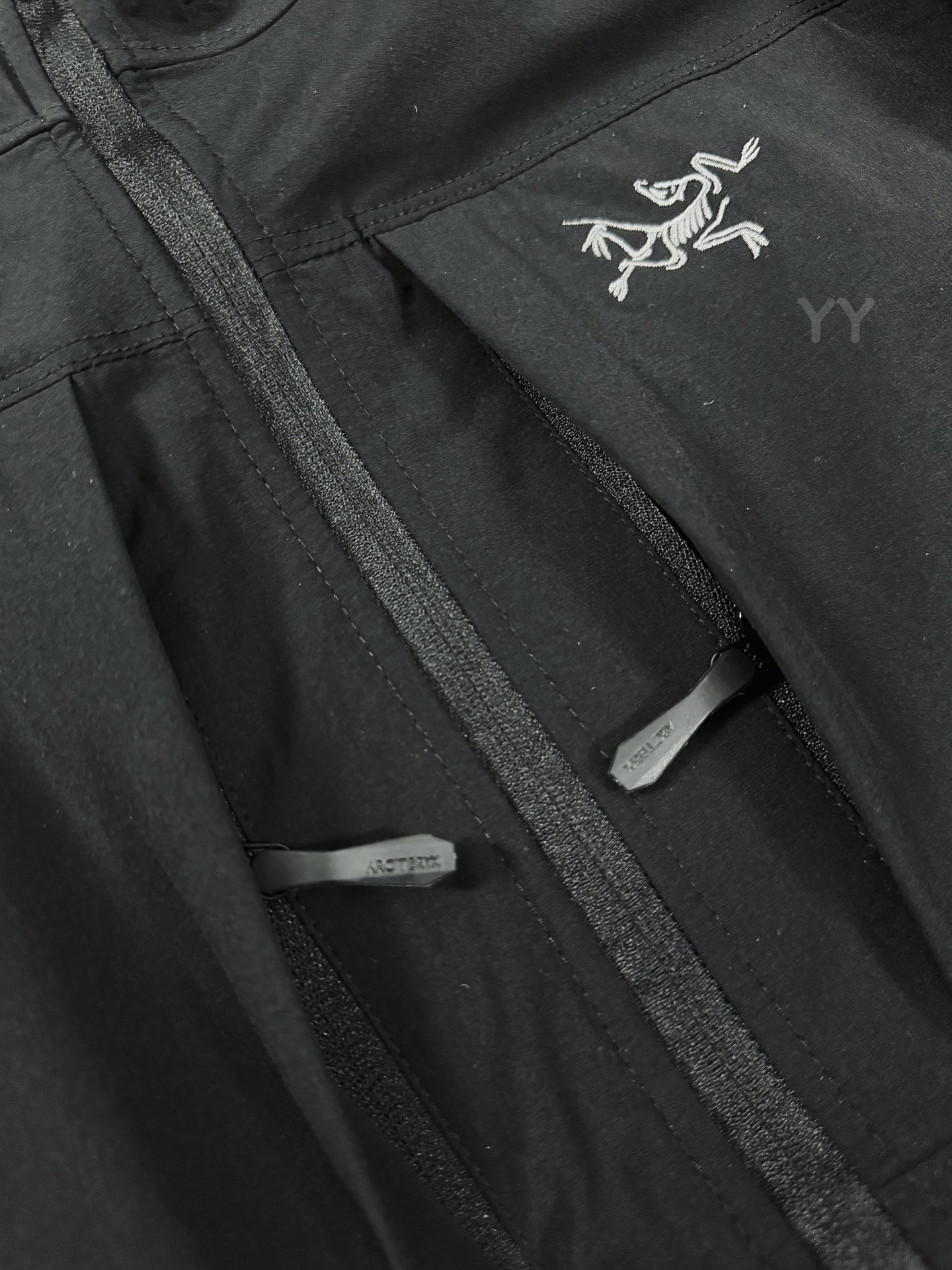 款号k11 顶级品质 2024年3月推出Gamma SL/升级版刺绣标Arcteryx Gamma LightWeight Hoody 全新改款设计 胸前口袋跟mx对齐!防风防泼水,UPF防晒50 % 春夏秋季轻透气软壳!面料轻薄春夏秋可穿! 我称之为不加绒的伽马MX哈哈! ARCTERYX 始祖鸟Gamma Lightweight Hoody 纯色连帽软壳春秋新款轻薄户外防风防晒夹克外套 徒步旅行可以是一次轻松的漫步,可以是一次前往偏远湖泊的旅行,也可以是一次登山或滑雪之旅的开端.无论是哪种徒步旅行,你都需要一款能适应多变微气候和天气的防护服.这款Gamma LightWeight 连帽衣就能满足这样的需求.其轻薄耐久的FortiusTM1.0双层组织面料具有四向弹力,且防风、防水、防晒.透气.StormHood兜帽提供保护的同时不会影响周边视线,拼接的修身剪裁和高效设计简洁. Gamma LightWeight是Gamma软壳外套系列中薄的款式,面料四维弹力,防风防小雨,UPF防晒50 % 轻薄透气,适合春夏穿着.  颜色:隐秘灰 琢石蓝 球藻绿 黑色 (⚠️只有黑色有XXL码) 肩宽: 48 50 52 54 胸围: 114 118 122 126 袖长: 64 65 66 67 前衣长:66 68 70 72 后衣长:70 72 76 80 建议尺寸为合身尺寸 S(130斤以内) M(130-150斤) L(150-170斤) XL(170-190斤) XXL(190-210斤)