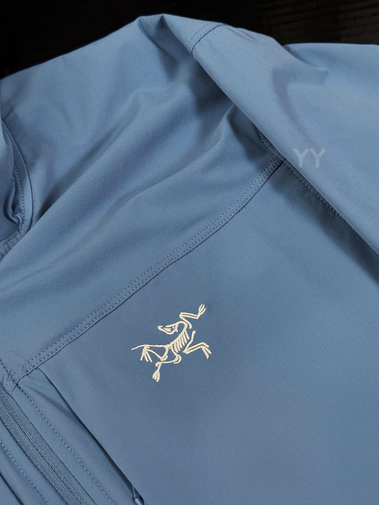💰230 款号G21
顶级品质 2024年3月推出Gamma SL/升级版刺绣标Arcteryx Gamma LightWeight Hoody
全新改款设计 胸前口袋跟mx对齐!防风防泼水,UPF防晒50 % 春夏秋季轻透气软壳 !面料轻薄春夏秋可穿!
我称之为不加绒的伽马MX哈哈!
ARCTERYX 始祖鸟Gamma Lightweight Hoody 纯色连帽软壳春秋新款轻薄户外防风防晒夹克外套
徒步旅行可以是一次轻松的漫步,可以是一次前往偏远湖泊的旅行,也可以是一次登山或滑雪之旅的开端。无论是哪种徒步旅行,你都需要一款能适应多变微气候和天气的防护服。这款Gamma LightWeight 连帽衣就能满足这样的需求。其轻薄耐久的FortiusTM1.0双层组织面料具有四向弹力,且防风、防水、防晒.透气。StormHood兜帽提供保护的同时不会影响周边视线,拼接的修身剪裁和高效设计简洁。
Gamma LightWeight是Gamma软壳外套系列中薄的款式,面料四维弹力,防风防小雨,UPF防晒50 % 轻薄透气,适合春夏穿着。
颜色:隐秘灰 琢石蓝 球藻绿 黑色
尺码:S M L XL XXL
(⚠️只有黑色有XXL码)
SIZE: S M L XL
肩宽: 48 50 52 54
胸围: 114 118 122 126
袖长: 64 65 66 67
前衣长:66 68 70 72
后衣长:70 72 76 80
建议尺寸为合身尺寸
S(130斤以内)
M(130-150斤)
L(150-170斤)
XL(170-190斤)