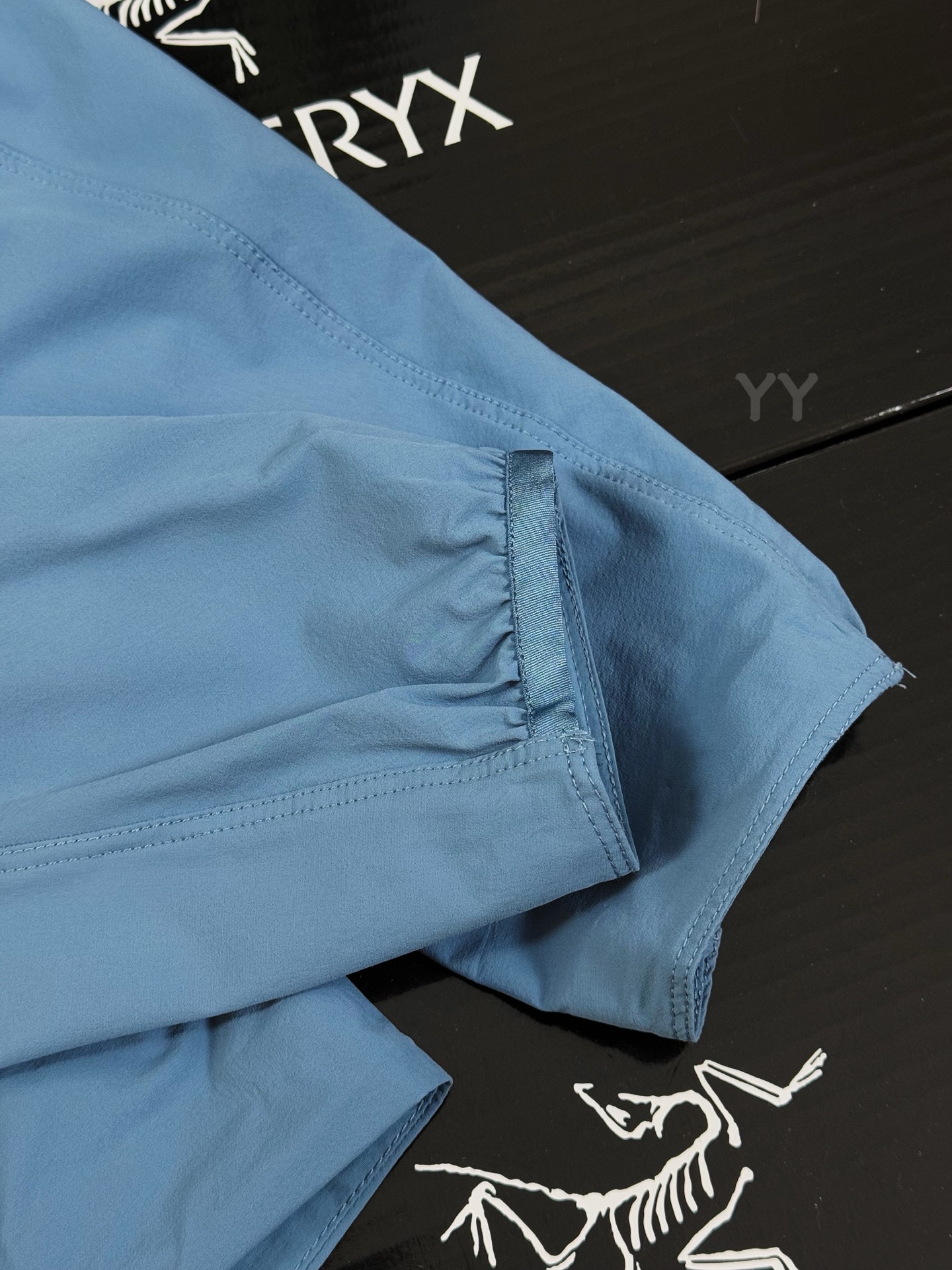 💰230 款号G21
顶级品质 2024年3月推出Gamma SL/升级版刺绣标Arcteryx Gamma LightWeight Hoody
全新改款设计 胸前口袋跟mx对齐!防风防泼水,UPF防晒50 % 春夏秋季轻透气软壳 !面料轻薄春夏秋可穿!
我称之为不加绒的伽马MX哈哈!
ARCTERYX 始祖鸟Gamma Lightweight Hoody 纯色连帽软壳春秋新款轻薄户外防风防晒夹克外套
徒步旅行可以是一次轻松的漫步,可以是一次前往偏远湖泊的旅行,也可以是一次登山或滑雪之旅的开端。无论是哪种徒步旅行,你都需要一款能适应多变微气候和天气的防护服。这款Gamma LightWeight 连帽衣就能满足这样的需求。其轻薄耐久的FortiusTM1.0双层组织面料具有四向弹力,且防风、防水、防晒.透气。StormHood兜帽提供保护的同时不会影响周边视线,拼接的修身剪裁和高效设计简洁。
Gamma LightWeight是Gamma软壳外套系列中薄的款式,面料四维弹力,防风防小雨,UPF防晒50 % 轻薄透气,适合春夏穿着。
颜色:隐秘灰 琢石蓝 球藻绿 黑色
尺码:S M L XL XXL
(⚠️只有黑色有XXL码)
SIZE: S M L XL
肩宽: 48 50 52 54
胸围: 114 118 122 126
袖长: 64 65 66 67
前衣长:66 68 70 72
后衣长:70 72 76 80
建议尺寸为合身尺寸
S(130斤以内)
M(130-150斤)
L(150-170斤)
XL(170-190斤)