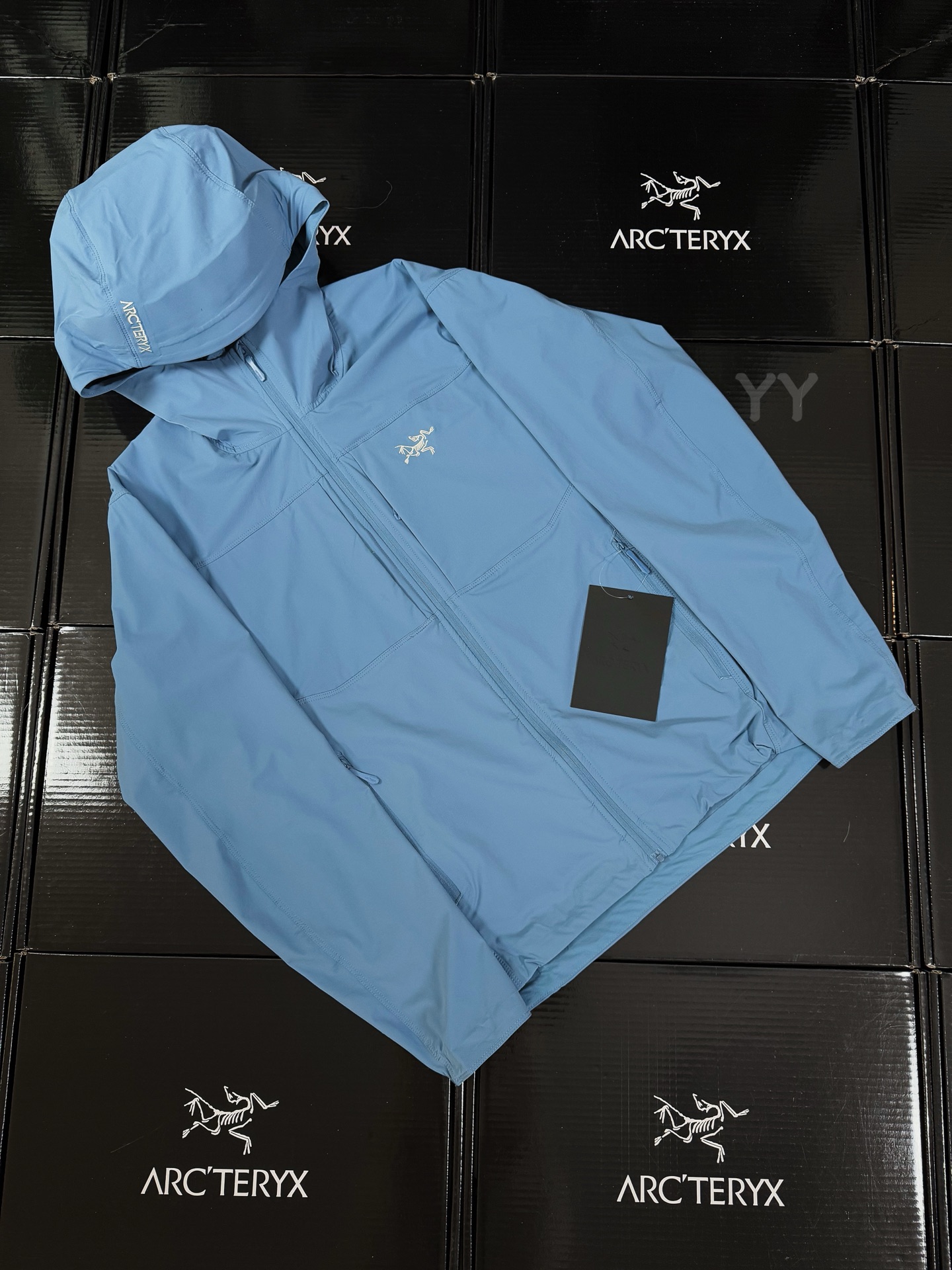 💰230 款号G21
顶级品质 2024年3月推出Gamma SL/升级版刺绣标Arcteryx Gamma LightWeight Hoody
全新改款设计 胸前口袋跟mx对齐!防风防泼水,UPF防晒50 % 春夏秋季轻透气软壳 !面料轻薄春夏秋可穿!
我称之为不加绒的伽马MX哈哈!
ARCTERYX 始祖鸟Gamma Lightweight Hoody 纯色连帽软壳春秋新款轻薄户外防风防晒夹克外套
徒步旅行可以是一次轻松的漫步,可以是一次前往偏远湖泊的旅行,也可以是一次登山或滑雪之旅的开端。无论是哪种徒步旅行,你都需要一款能适应多变微气候和天气的防护服。这款Gamma LightWeight 连帽衣就能满足这样的需求。其轻薄耐久的FortiusTM1.0双层组织面料具有四向弹力,且防风、防水、防晒.透气。StormHood兜帽提供保护的同时不会影响周边视线,拼接的修身剪裁和高效设计简洁。
Gamma LightWeight是Gamma软壳外套系列中薄的款式,面料四维弹力,防风防小雨,UPF防晒50 % 轻薄透气,适合春夏穿着。
颜色:隐秘灰 琢石蓝 球藻绿 黑色
尺码:S M L XL XXL
(⚠️只有黑色有XXL码)
SIZE: S M L XL
肩宽: 48 50 52 54
胸围: 114 118 122 126
袖长: 64 65 66 67
前衣长:66 68 70 72
后衣长:70 72 76 80
建议尺寸为合身尺寸
S(130斤以内)
M(130-150斤)
L(150-170斤)
XL(170-190斤)