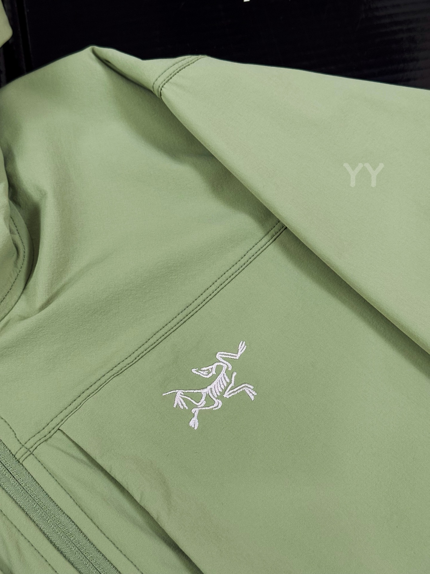 款号k11 顶级品质 2024年3月推出Gamma SL/升级版刺绣标Arcteryx Gamma LightWeight Hoody 全新改款设计 胸前口袋跟mx对齐!防风防泼水,UPF防晒50 % 春夏秋季轻透气软壳!面料轻薄春夏秋可穿! 我称之为不加绒的伽马MX哈哈! ARCTERYX 始祖鸟Gamma Lightweight Hoody 纯色连帽软壳春秋新款轻薄户外防风防晒夹克外套 徒步旅行可以是一次轻松的漫步,可以是一次前往偏远湖泊的旅行,也可以是一次登山或滑雪之旅的开端.无论是哪种徒步旅行,你都需要一款能适应多变微气候和天气的防护服.这款Gamma LightWeight 连帽衣就能满足这样的需求.其轻薄耐久的FortiusTM1.0双层组织面料具有四向弹力,且防风、防水、防晒.透气.StormHood兜帽提供保护的同时不会影响周边视线,拼接的修身剪裁和高效设计简洁. Gamma LightWeight是Gamma软壳外套系列中薄的款式,面料四维弹力,防风防小雨,UPF防晒50 % 轻薄透气,适合春夏穿着.  颜色:隐秘灰 琢石蓝 球藻绿 黑色 (⚠️只有黑色有XXL码) 肩宽: 48 50 52 54 胸围: 114 118 122 126 袖长: 64 65 66 67 前衣长:66 68 70 72 后衣长:70 72 76 80 建议尺寸为合身尺寸 S(130斤以内) M(130-150斤) L(150-170斤) XL(170-190斤)
