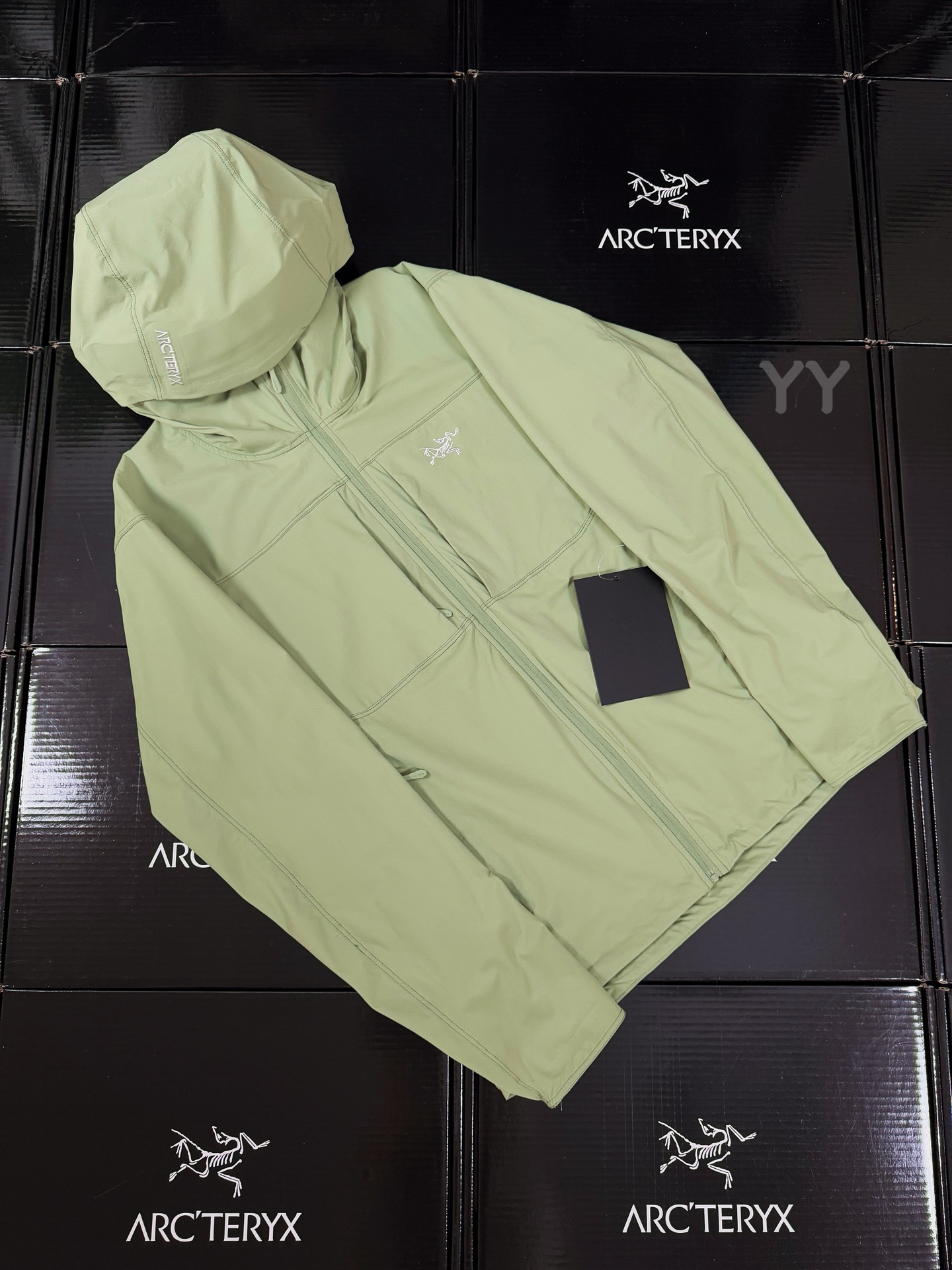 款号k11 顶级品质 2024年3月推出Gamma SL/升级版刺绣标Arcteryx Gamma LightWeight Hoody 全新改款设计 胸前口袋跟mx对齐!防风防泼水,UPF防晒50 % 春夏秋季轻透气软壳!面料轻薄春夏秋可穿! 我称之为不加绒的伽马MX哈哈! ARCTERYX 始祖鸟Gamma Lightweight Hoody 纯色连帽软壳春秋新款轻薄户外防风防晒夹克外套 徒步旅行可以是一次轻松的漫步,可以是一次前往偏远湖泊的旅行,也可以是一次登山或滑雪之旅的开端.无论是哪种徒步旅行,你都需要一款能适应多变微气候和天气的防护服.这款Gamma LightWeight 连帽衣就能满足这样的需求.其轻薄耐久的FortiusTM1.0双层组织面料具有四向弹力,且防风、防水、防晒.透气.StormHood兜帽提供保护的同时不会影响周边视线,拼接的修身剪裁和高效设计简洁. Gamma LightWeight是Gamma软壳外套系列中薄的款式,面料四维弹力,防风防小雨,UPF防晒50 % 轻薄透气,适合春夏穿着.  颜色:隐秘灰 琢石蓝 球藻绿 黑色 (⚠️只有黑色有XXL码) 肩宽: 48 50 52 54 胸围: 114 118 122 126 袖长: 64 65 66 67 前衣长:66 68 70 72 后衣长:70 72 76 80 建议尺寸为合身尺寸 S(130斤以内) M(130-150斤) L(150-170斤) XL(170-190斤)