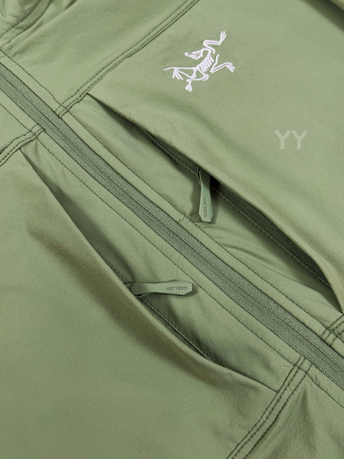 款号k11 顶级品质 2024年3月推出Gamma SL/升级版刺绣标Arcteryx Gamma LightWeight Hoody 全新改款设计 胸前口袋跟mx对齐!防风防泼水,UPF防晒50 % 春夏秋季轻透气软壳!面料轻薄春夏秋可穿! 我称之为不加绒的伽马MX哈哈! ARCTERYX 始祖鸟Gamma Lightweight Hoody 纯色连帽软壳春秋新款轻薄户外防风防晒夹克外套 徒步旅行可以是一次轻松的漫步,可以是一次前往偏远湖泊的旅行,也可以是一次登山或滑雪之旅的开端.无论是哪种徒步旅行,你都需要一款能适应多变微气候和天气的防护服.这款Gamma LightWeight 连帽衣就能满足这样的需求.其轻薄耐久的FortiusTM1.0双层组织面料具有四向弹力,且防风、防水、防晒.透气.StormHood兜帽提供保护的同时不会影响周边视线,拼接的修身剪裁和高效设计简洁. Gamma LightWeight是Gamma软壳外套系列中薄的款式,面料四维弹力,防风防小雨,UPF防晒50 % 轻薄透气,适合春夏穿着.  颜色:隐秘灰 琢石蓝 球藻绿 黑色 (⚠️只有黑色有XXL码) 肩宽: 48 50 52 54 胸围: 114 118 122 126 袖长: 64 65 66 67 前衣长:66 68 70 72 后衣长:70 72 76 80 建议尺寸为合身尺寸 S(130斤以内) M(130-150斤) L(150-170斤) XL(170-190斤)