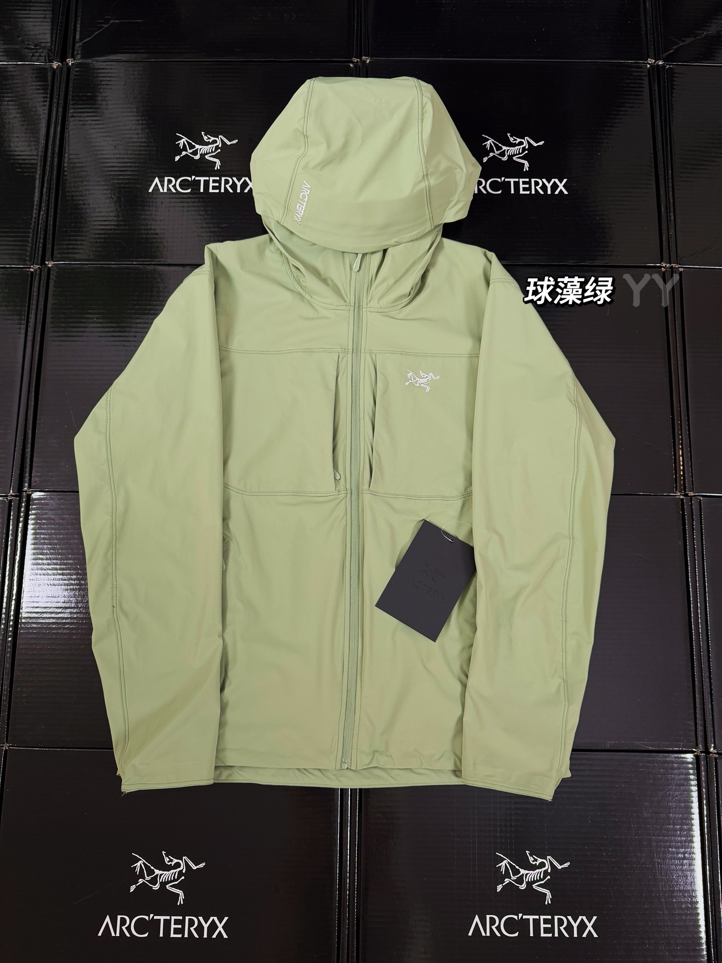 款号k11 顶级品质 2024年3月推出Gamma SL/升级版刺绣标Arcteryx Gamma LightWeight Hoody 全新改款设计 胸前口袋跟mx对齐!防风防泼水,UPF防晒50 % 春夏秋季轻透气软壳!面料轻薄春夏秋可穿! 我称之为不加绒的伽马MX哈哈! ARCTERYX 始祖鸟Gamma Lightweight Hoody 纯色连帽软壳春秋新款轻薄户外防风防晒夹克外套 徒步旅行可以是一次轻松的漫步,可以是一次前往偏远湖泊的旅行,也可以是一次登山或滑雪之旅的开端.无论是哪种徒步旅行,你都需要一款能适应多变微气候和天气的防护服.这款Gamma LightWeight 连帽衣就能满足这样的需求.其轻薄耐久的FortiusTM1.0双层组织面料具有四向弹力,且防风、防水、防晒.透气.StormHood兜帽提供保护的同时不会影响周边视线,拼接的修身剪裁和高效设计简洁. Gamma LightWeight是Gamma软壳外套系列中薄的款式,面料四维弹力,防风防小雨,UPF防晒50 % 轻薄透气,适合春夏穿着.  颜色:隐秘灰 琢石蓝 球藻绿 黑色 (⚠️只有黑色有XXL码) 肩宽: 48 50 52 54 胸围: 114 118 122 126 袖长: 64 65 66 67 前衣长:66 68 70 72 后衣长:70 72 76 80 建议尺寸为合身尺寸 S(130斤以内) M(130-150斤) L(150-170斤) XL(170-190斤)