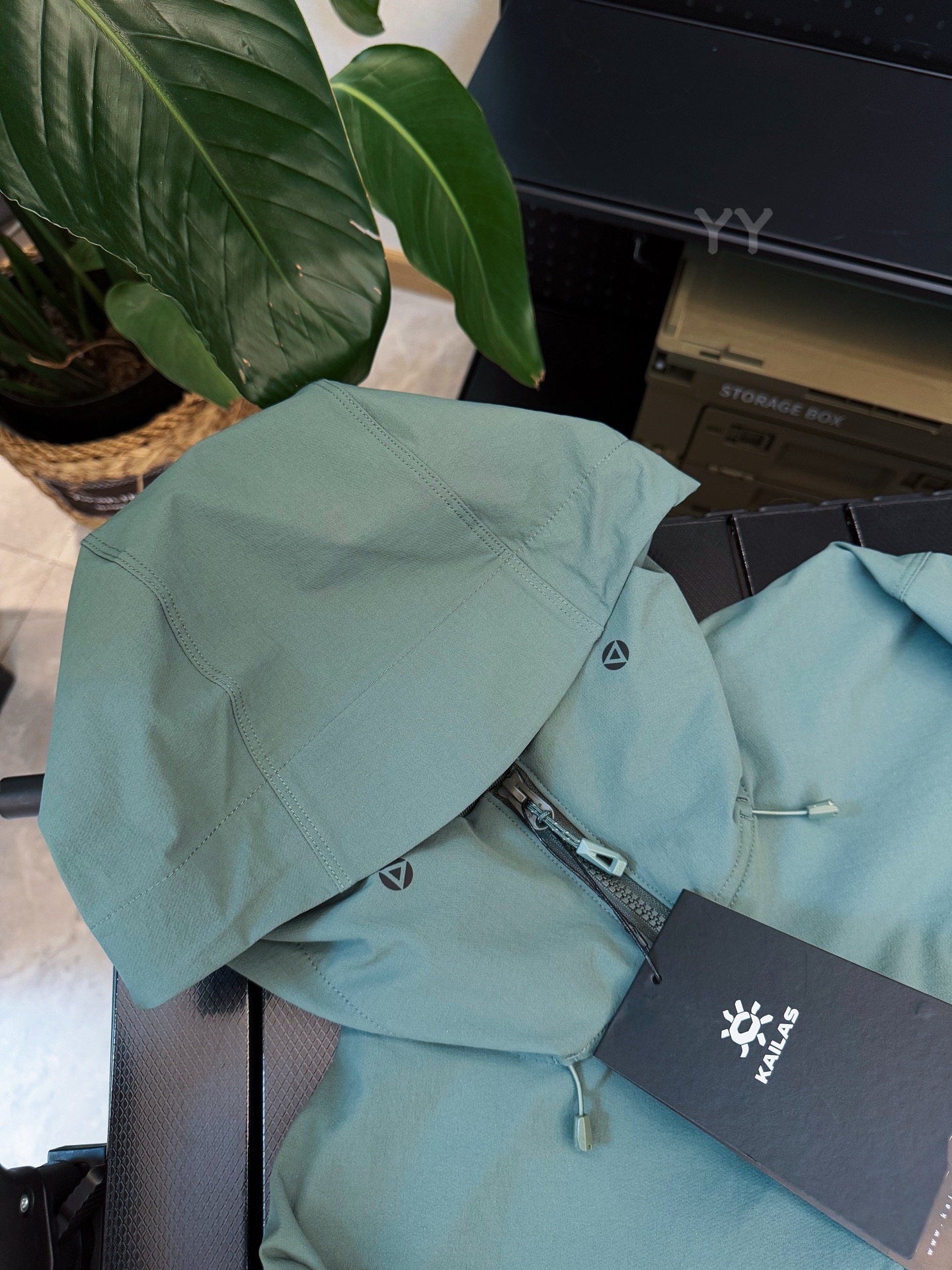 💰280 款号G23
春夏薄款 顶级品质 凯乐石KAILAS M8系列运动户外防风防泼水弹力耐磨徒步连帽软壳夹克 徽标外套
原厂出品!品质保证!
厚度适中!春秋新品
M8我选称之为,通勤神器!
全衣定制辅料面料,定制拉链头,全衣logo定制,精心制作,区别光版印花low货
弹性高领护脖设计 舒适性强防护性能佳,VislonNoSlip ZipT™提供最强保护无惧户外复杂气候 防风防潮 无惧中小雨.
户外运动徒步登山面料采用400D尼龙空变登山布 透气耐磨 防风防泼水 面料中厚,春秋冬可穿!
徒步旅行可以是一次轻松的漫步,可以是一次前往偏远湖泊的旅行,也可以是一次登山或滑雪之旅的开端。无论是哪种徒步旅行,你都需要一款能适应多变微气候和天气的防护服。这款M8 连帽衣就能满足这样的需求。其中厚耐久的FortiusTM1.0双层组织面料具有四向弹力,且防风、防水、防晒.透气。StormHood兜帽提供保护的同时不会影响周边视线,拼接的修身剪裁和高效设计简洁,超级百搭
尺码:XS S M L XL XXL
颜色:墨黑 苍黄 碧石绿
SIZE: XS S M L XL XXL
肩宽:43.5 45 46.5 48 49.5 51
胸围:106 110 114 118 122 126
袖长: 65 66 67 68 69 70
前衣长:99 103 107 111 115 119
建议尺寸为合身尺寸
xs(80-100斤)
S(90-120斤)
M(120-140斤)
L(140-160斤)
XL(160-180斤)
XXL(180-200斤)