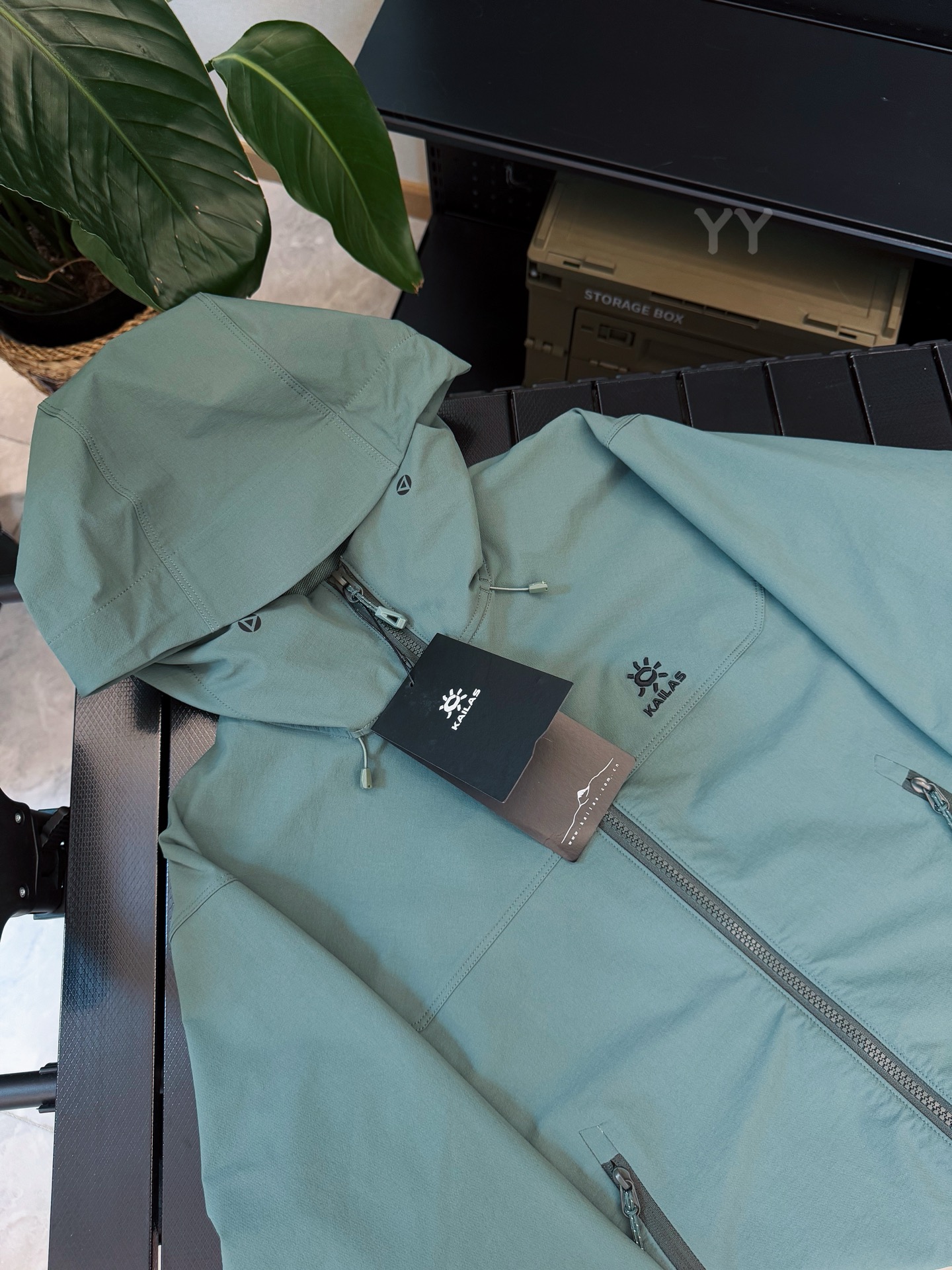 💰280 款号G23
春夏薄款 顶级品质 凯乐石KAILAS M8系列运动户外防风防泼水弹力耐磨徒步连帽软壳夹克 徽标外套
原厂出品!品质保证!
厚度适中!春秋新品
M8我选称之为,通勤神器!
全衣定制辅料面料,定制拉链头,全衣logo定制,精心制作,区别光版印花low货
弹性高领护脖设计 舒适性强防护性能佳,VislonNoSlip ZipT™提供最强保护无惧户外复杂气候 防风防潮 无惧中小雨.
户外运动徒步登山面料采用400D尼龙空变登山布 透气耐磨 防风防泼水 面料中厚,春秋冬可穿!
徒步旅行可以是一次轻松的漫步,可以是一次前往偏远湖泊的旅行,也可以是一次登山或滑雪之旅的开端。无论是哪种徒步旅行,你都需要一款能适应多变微气候和天气的防护服。这款M8 连帽衣就能满足这样的需求。其中厚耐久的FortiusTM1.0双层组织面料具有四向弹力,且防风、防水、防晒.透气。StormHood兜帽提供保护的同时不会影响周边视线,拼接的修身剪裁和高效设计简洁,超级百搭
尺码:XS S M L XL XXL
颜色:墨黑 苍黄 碧石绿
SIZE: XS S M L XL XXL
肩宽:43.5 45 46.5 48 49.5 51
胸围:106 110 114 118 122 126
袖长: 65 66 67 68 69 70
前衣长:99 103 107 111 115 119
建议尺寸为合身尺寸
xs(80-100斤)
S(90-120斤)
M(120-140斤)
L(140-160斤)
XL(160-180斤)
XXL(180-200斤)