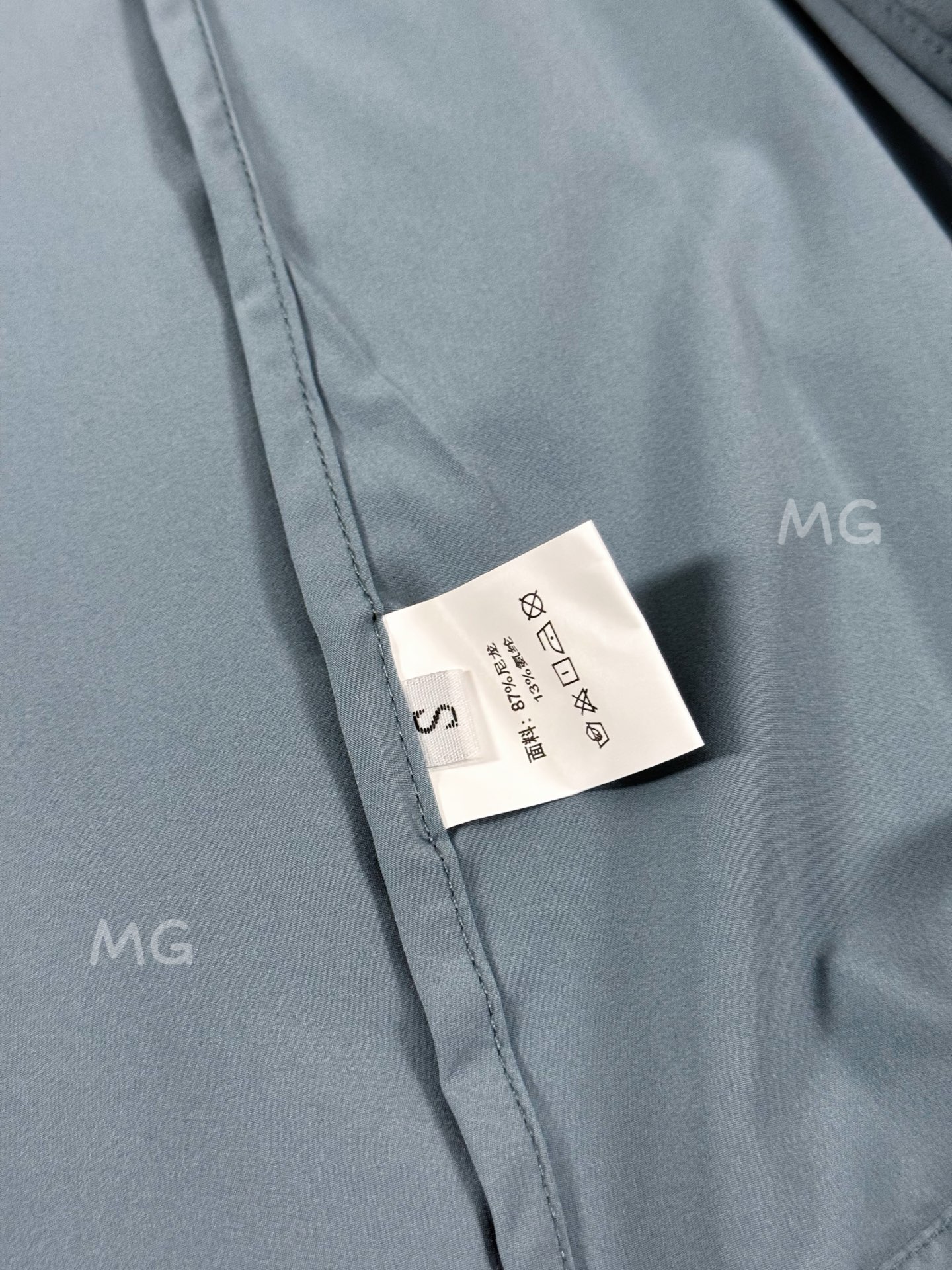 💰170 款号G39
顶级版本 ARC'TERYX 始祖鸟Alpha 第六代科技面料UPF210+顶级功能性Sv防晒衣
🔥【硬核防晒新标杆】
☀️𝟱𝟬+超强防晒认证|𝗧𝘆𝗼𝗻𝗼𝟯.𝟬防风尼龙盾
💦暴雨级防泼水|𝟭𝟯𝟬克轻如蝉翼
–面料采用: Tyono30高强度尼龙材质 防风性能非常高 超细网格构造和木巨上2000+的wan全一致的高端定制面料 从材质到结构到厚度 克重 都是wan全一致!面料防水性能出色 网格构造 自带出色的透气效果 夏季穿着上身 不闷热 不捂汗!超轻超强的防撕裂功能性 可以为你的身体提供一层超轻无负担但又十分坚韧的保护膜!
–面料表面特别做了高达400+的抗紫外线涂层真正给你提供炎热夏季环境下面 防雨 防风 防晒 防蚊虫叮咬 防刮蹭 上身无负担的多功能实用性穿着效果!关于抗紫外线 防晒的功能性下面的质检报告数据有权威的检测结果 这里就不再多复述了!
–连帽经典的冲锋衣款式设计立体风帽构造 整个帽子的内里结构都是立体拼接裁片打造而成 而且后面还带了可调节的拉锁帽子两侧也有松紧锁扣条件 以便于穿着上身应付不同的气候和环境!给身体尤其是头部更全方位的防护!
–全身YKK拉链 口袋配置自带收纳功能 携带方便 不占空间!下摆两侧也有可调节松紧的锁扣配置 同样是给你提供多样化的穿着效果 应付不同的穿着需求 松紧袖口立体宽松版型裁剪 上身包裹性更出色 内里全部包边包条 没有哪怕是一根线头缝合走线扎实牢固 工整精致 挑不出毛病的工艺品质!
颜色:黑色 白色 果绿 孔雀蓝
尺码:S~3XL
𝗦𝗶𝘇𝗲:𝗦 𝗠 𝗟 𝗫𝗟 𝗫𝗫𝗟 (见尺码图)
S:胸围108 衣长67 肩袖长71
M:胸围112 衣长69 袖长73
L: 胸围116 衣长71 袖长75
XL:胸围120 衣长73 袖长76
2XL:胸围124 衣长75 袖长77
3XL:胸围128 衣长77 袖长78