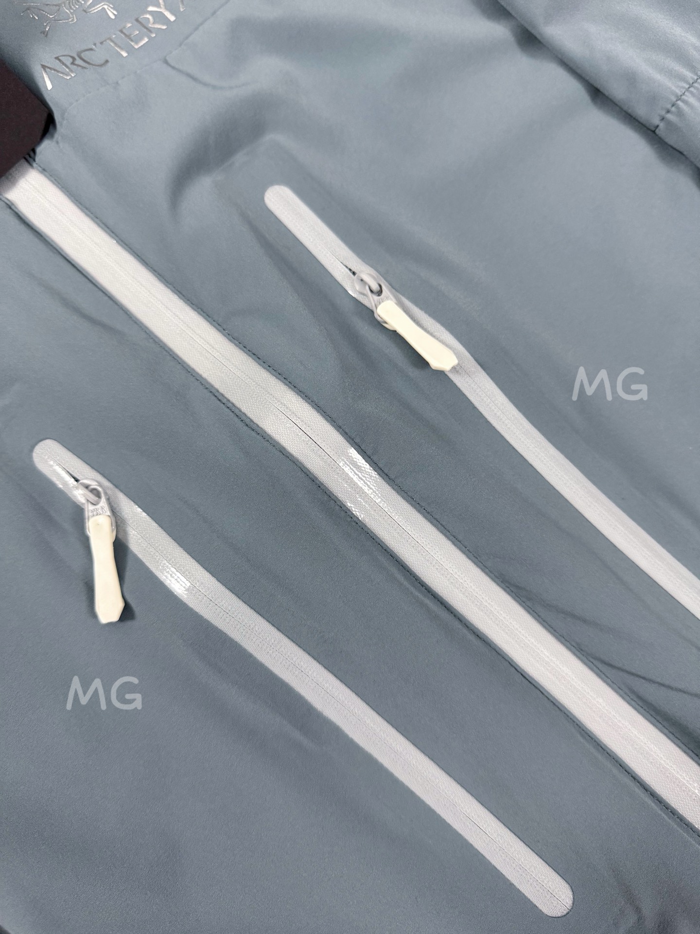 💰170 款号G39
顶级版本 ARC'TERYX 始祖鸟Alpha 第六代科技面料UPF210+顶级功能性Sv防晒衣
🔥【硬核防晒新标杆】
☀️𝟱𝟬+超强防晒认证|𝗧𝘆𝗼𝗻𝗼𝟯.𝟬防风尼龙盾
💦暴雨级防泼水|𝟭𝟯𝟬克轻如蝉翼
–面料采用: Tyono30高强度尼龙材质 防风性能非常高 超细网格构造和木巨上2000+的wan全一致的高端定制面料 从材质到结构到厚度 克重 都是wan全一致!面料防水性能出色 网格构造 自带出色的透气效果 夏季穿着上身 不闷热 不捂汗!超轻超强的防撕裂功能性 可以为你的身体提供一层超轻无负担但又十分坚韧的保护膜!
–面料表面特别做了高达400+的抗紫外线涂层真正给你提供炎热夏季环境下面 防雨 防风 防晒 防蚊虫叮咬 防刮蹭 上身无负担的多功能实用性穿着效果!关于抗紫外线 防晒的功能性下面的质检报告数据有权威的检测结果 这里就不再多复述了!
–连帽经典的冲锋衣款式设计立体风帽构造 整个帽子的内里结构都是立体拼接裁片打造而成 而且后面还带了可调节的拉锁帽子两侧也有松紧锁扣条件 以便于穿着上身应付不同的气候和环境!给身体尤其是头部更全方位的防护!
–全身YKK拉链 口袋配置自带收纳功能 携带方便 不占空间!下摆两侧也有可调节松紧的锁扣配置 同样是给你提供多样化的穿着效果 应付不同的穿着需求 松紧袖口立体宽松版型裁剪 上身包裹性更出色 内里全部包边包条 没有哪怕是一根线头缝合走线扎实牢固 工整精致 挑不出毛病的工艺品质!
颜色:黑色 白色 果绿 孔雀蓝
尺码:S~3XL
𝗦𝗶𝘇𝗲:𝗦 𝗠 𝗟 𝗫𝗟 𝗫𝗫𝗟 (见尺码图)
S:胸围108 衣长67 肩袖长71
M:胸围112 衣长69 袖长73
L: 胸围116 衣长71 袖长75
XL:胸围120 衣长73 袖长76
2XL:胸围124 衣长75 袖长77
3XL:胸围128 衣长77 袖长78