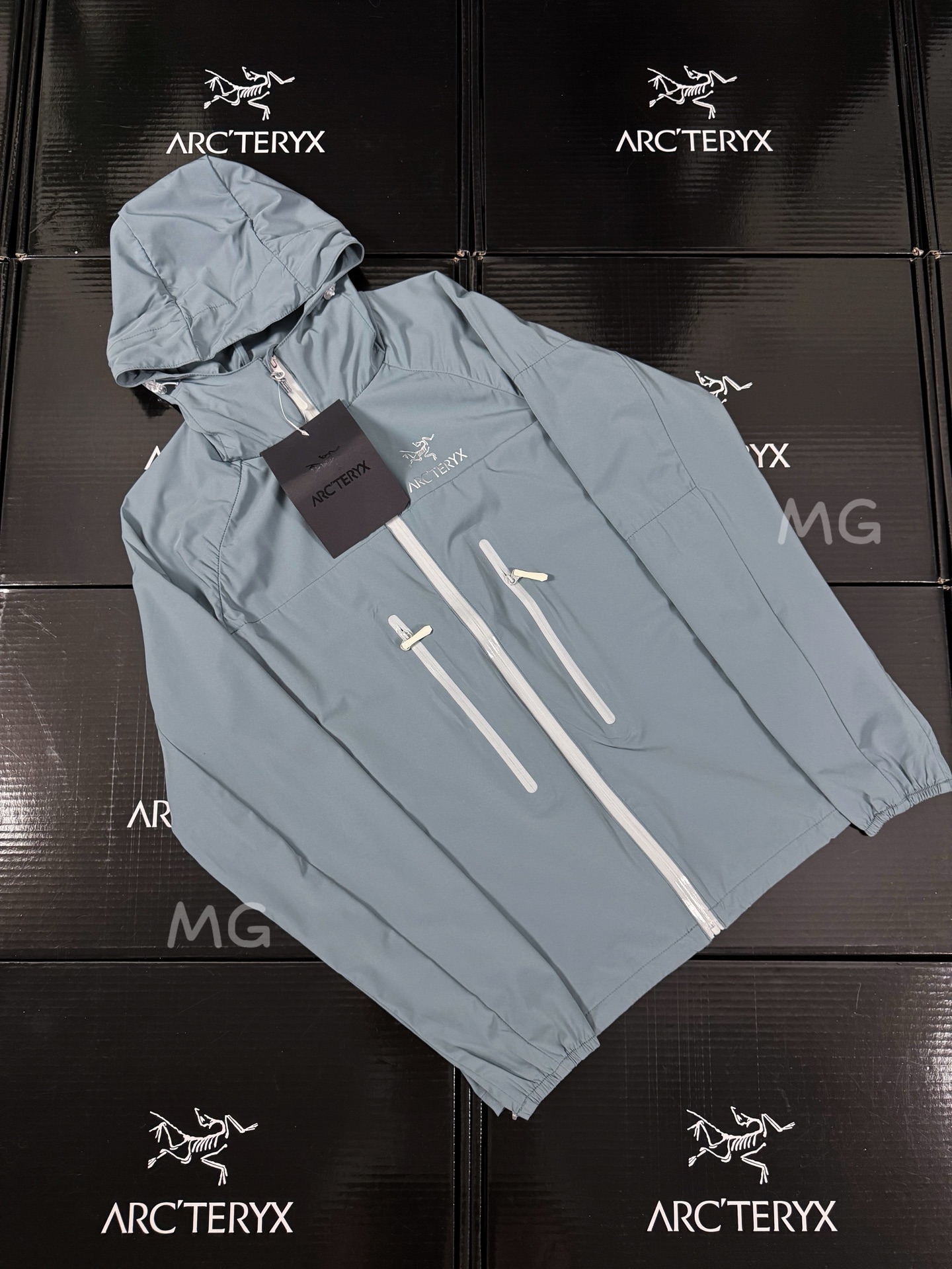 💰170 款号G39
顶级版本 ARC'TERYX 始祖鸟Alpha 第六代科技面料UPF210+顶级功能性Sv防晒衣
🔥【硬核防晒新标杆】
☀️𝟱𝟬+超强防晒认证|𝗧𝘆𝗼𝗻𝗼𝟯.𝟬防风尼龙盾
💦暴雨级防泼水|𝟭𝟯𝟬克轻如蝉翼
–面料采用: Tyono30高强度尼龙材质 防风性能非常高 超细网格构造和木巨上2000+的wan全一致的高端定制面料 从材质到结构到厚度 克重 都是wan全一致!面料防水性能出色 网格构造 自带出色的透气效果 夏季穿着上身 不闷热 不捂汗!超轻超强的防撕裂功能性 可以为你的身体提供一层超轻无负担但又十分坚韧的保护膜!
–面料表面特别做了高达400+的抗紫外线涂层真正给你提供炎热夏季环境下面 防雨 防风 防晒 防蚊虫叮咬 防刮蹭 上身无负担的多功能实用性穿着效果!关于抗紫外线 防晒的功能性下面的质检报告数据有权威的检测结果 这里就不再多复述了!
–连帽经典的冲锋衣款式设计立体风帽构造 整个帽子的内里结构都是立体拼接裁片打造而成 而且后面还带了可调节的拉锁帽子两侧也有松紧锁扣条件 以便于穿着上身应付不同的气候和环境!给身体尤其是头部更全方位的防护!
–全身YKK拉链 口袋配置自带收纳功能 携带方便 不占空间!下摆两侧也有可调节松紧的锁扣配置 同样是给你提供多样化的穿着效果 应付不同的穿着需求 松紧袖口立体宽松版型裁剪 上身包裹性更出色 内里全部包边包条 没有哪怕是一根线头缝合走线扎实牢固 工整精致 挑不出毛病的工艺品质!
颜色:黑色 白色 果绿 孔雀蓝
尺码:S~3XL
𝗦𝗶𝘇𝗲:𝗦 𝗠 𝗟 𝗫𝗟 𝗫𝗫𝗟 (见尺码图)
S:胸围108 衣长67 肩袖长71
M:胸围112 衣长69 袖长73
L: 胸围116 衣长71 袖长75
XL:胸围120 衣长73 袖长76
2XL:胸围124 衣长75 袖长77
3XL:胸围128 衣长77 袖长78
