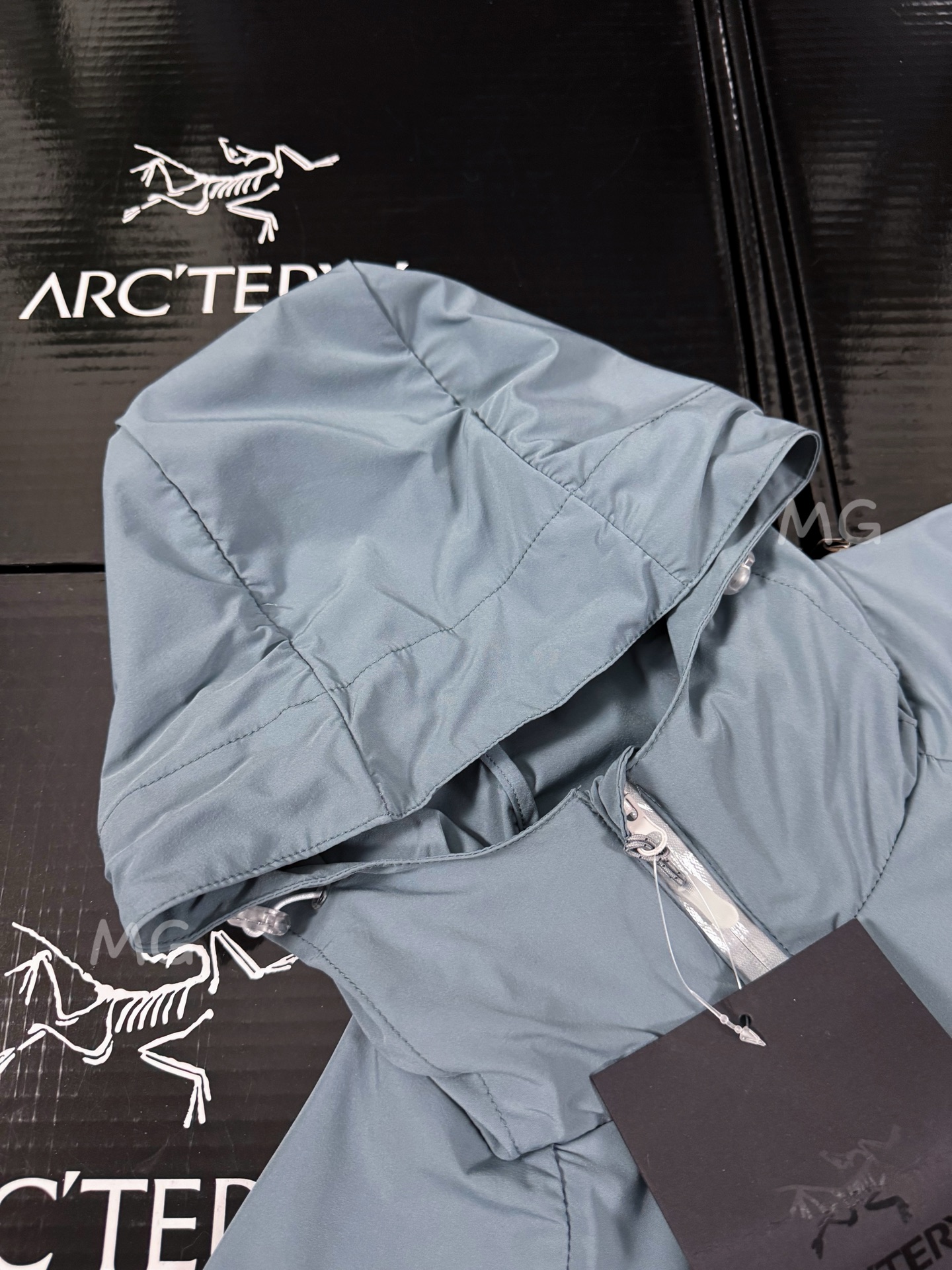 💰170 款号G39
顶级版本 ARC'TERYX 始祖鸟Alpha 第六代科技面料UPF210+顶级功能性Sv防晒衣
🔥【硬核防晒新标杆】
☀️𝟱𝟬+超强防晒认证|𝗧𝘆𝗼𝗻𝗼𝟯.𝟬防风尼龙盾
💦暴雨级防泼水|𝟭𝟯𝟬克轻如蝉翼
–面料采用: Tyono30高强度尼龙材质 防风性能非常高 超细网格构造和木巨上2000+的wan全一致的高端定制面料 从材质到结构到厚度 克重 都是wan全一致!面料防水性能出色 网格构造 自带出色的透气效果 夏季穿着上身 不闷热 不捂汗!超轻超强的防撕裂功能性 可以为你的身体提供一层超轻无负担但又十分坚韧的保护膜!
–面料表面特别做了高达400+的抗紫外线涂层真正给你提供炎热夏季环境下面 防雨 防风 防晒 防蚊虫叮咬 防刮蹭 上身无负担的多功能实用性穿着效果!关于抗紫外线 防晒的功能性下面的质检报告数据有权威的检测结果 这里就不再多复述了!
–连帽经典的冲锋衣款式设计立体风帽构造 整个帽子的内里结构都是立体拼接裁片打造而成 而且后面还带了可调节的拉锁帽子两侧也有松紧锁扣条件 以便于穿着上身应付不同的气候和环境!给身体尤其是头部更全方位的防护!
–全身YKK拉链 口袋配置自带收纳功能 携带方便 不占空间!下摆两侧也有可调节松紧的锁扣配置 同样是给你提供多样化的穿着效果 应付不同的穿着需求 松紧袖口立体宽松版型裁剪 上身包裹性更出色 内里全部包边包条 没有哪怕是一根线头缝合走线扎实牢固 工整精致 挑不出毛病的工艺品质!
颜色:黑色 白色 果绿 孔雀蓝
尺码:S~3XL
𝗦𝗶𝘇𝗲:𝗦 𝗠 𝗟 𝗫𝗟 𝗫𝗫𝗟 (见尺码图)
S:胸围108 衣长67 肩袖长71
M:胸围112 衣长69 袖长73
L: 胸围116 衣长71 袖长75
XL:胸围120 衣长73 袖长76
2XL:胸围124 衣长75 袖长77
3XL:胸围128 衣长77 袖长78