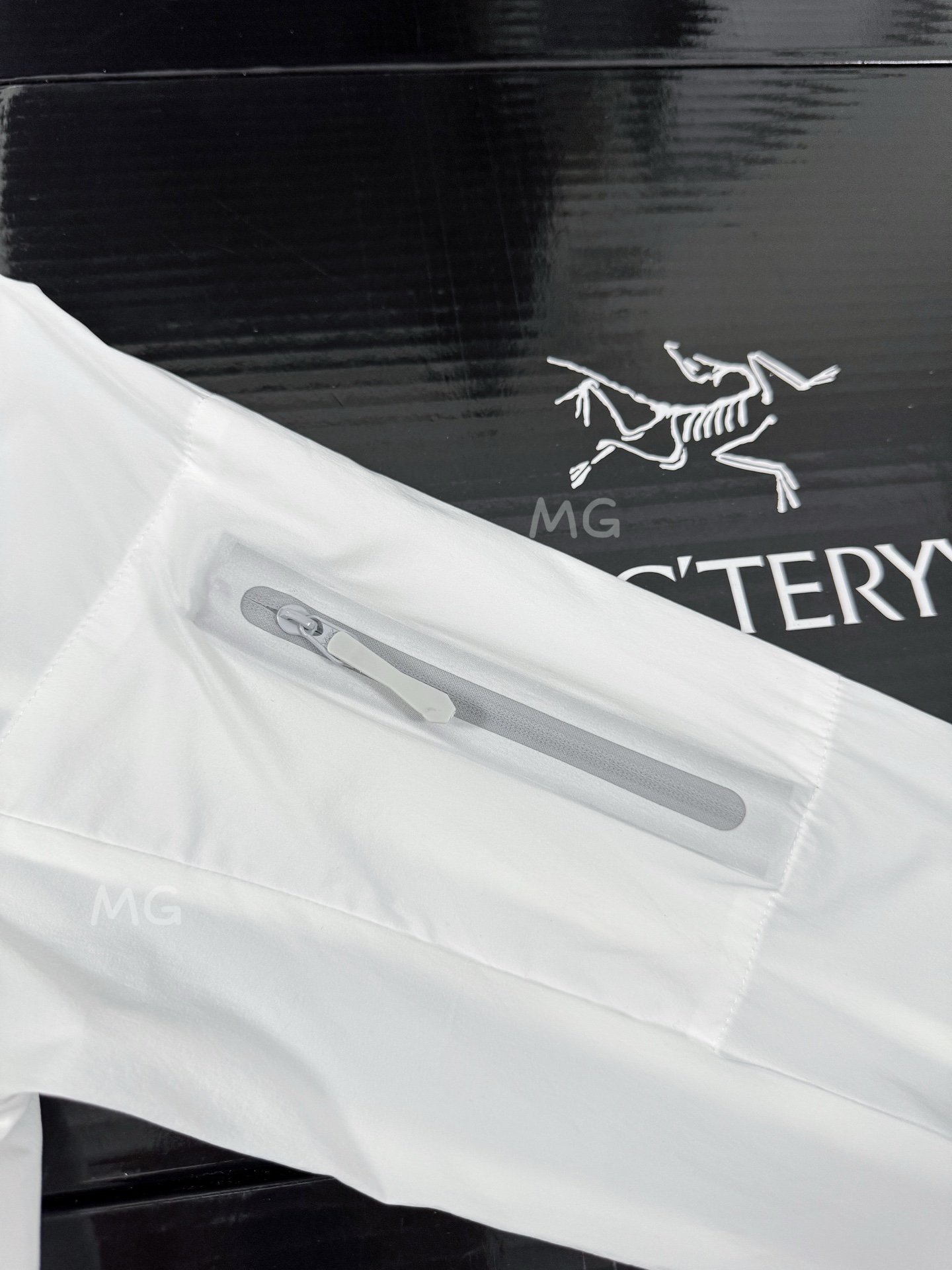 💰170 款号G39
顶级版本 ARC'TERYX 始祖鸟Alpha 第六代科技面料UPF210+顶级功能性Sv防晒衣
🔥【硬核防晒新标杆】
☀️𝟱𝟬+超强防晒认证|𝗧𝘆𝗼𝗻𝗼𝟯.𝟬防风尼龙盾
💦暴雨级防泼水|𝟭𝟯𝟬克轻如蝉翼
–面料采用: Tyono30高强度尼龙材质 防风性能非常高 超细网格构造和木巨上2000+的wan全一致的高端定制面料 从材质到结构到厚度 克重 都是wan全一致!面料防水性能出色 网格构造 自带出色的透气效果 夏季穿着上身 不闷热 不捂汗!超轻超强的防撕裂功能性 可以为你的身体提供一层超轻无负担但又十分坚韧的保护膜!
–面料表面特别做了高达400+的抗紫外线涂层真正给你提供炎热夏季环境下面 防雨 防风 防晒 防蚊虫叮咬 防刮蹭 上身无负担的多功能实用性穿着效果!关于抗紫外线 防晒的功能性下面的质检报告数据有权威的检测结果 这里就不再多复述了!
–连帽经典的冲锋衣款式设计立体风帽构造 整个帽子的内里结构都是立体拼接裁片打造而成 而且后面还带了可调节的拉锁帽子两侧也有松紧锁扣条件 以便于穿着上身应付不同的气候和环境!给身体尤其是头部更全方位的防护!
–全身YKK拉链 口袋配置自带收纳功能 携带方便 不占空间!下摆两侧也有可调节松紧的锁扣配置 同样是给你提供多样化的穿着效果 应付不同的穿着需求 松紧袖口立体宽松版型裁剪 上身包裹性更出色 内里全部包边包条 没有哪怕是一根线头缝合走线扎实牢固 工整精致 挑不出毛病的工艺品质!
颜色:黑色 白色 果绿 孔雀蓝
尺码:S~3XL
𝗦𝗶𝘇𝗲:𝗦 𝗠 𝗟 𝗫𝗟 𝗫𝗫𝗟 (见尺码图)
S:胸围108 衣长67 肩袖长71
M:胸围112 衣长69 袖长73
L: 胸围116 衣长71 袖长75
XL:胸围120 衣长73 袖长76
2XL:胸围124 衣长75 袖长77
3XL:胸围128 衣长77 袖长78