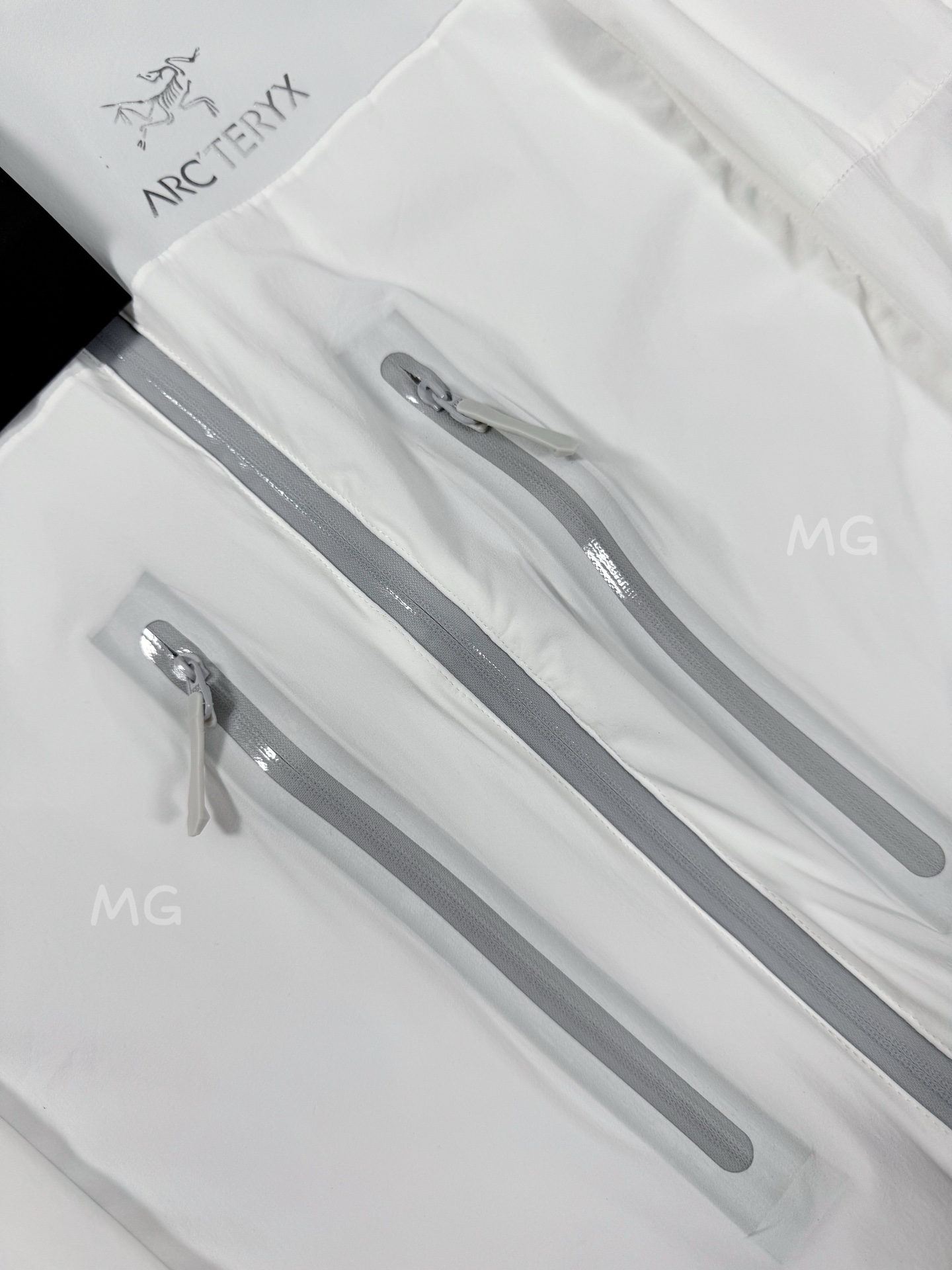 💰170 款号G39
顶级版本 ARC'TERYX 始祖鸟Alpha 第六代科技面料UPF210+顶级功能性Sv防晒衣
🔥【硬核防晒新标杆】
☀️𝟱𝟬+超强防晒认证|𝗧𝘆𝗼𝗻𝗼𝟯.𝟬防风尼龙盾
💦暴雨级防泼水|𝟭𝟯𝟬克轻如蝉翼
–面料采用: Tyono30高强度尼龙材质 防风性能非常高 超细网格构造和木巨上2000+的wan全一致的高端定制面料 从材质到结构到厚度 克重 都是wan全一致!面料防水性能出色 网格构造 自带出色的透气效果 夏季穿着上身 不闷热 不捂汗!超轻超强的防撕裂功能性 可以为你的身体提供一层超轻无负担但又十分坚韧的保护膜!
–面料表面特别做了高达400+的抗紫外线涂层真正给你提供炎热夏季环境下面 防雨 防风 防晒 防蚊虫叮咬 防刮蹭 上身无负担的多功能实用性穿着效果!关于抗紫外线 防晒的功能性下面的质检报告数据有权威的检测结果 这里就不再多复述了!
–连帽经典的冲锋衣款式设计立体风帽构造 整个帽子的内里结构都是立体拼接裁片打造而成 而且后面还带了可调节的拉锁帽子两侧也有松紧锁扣条件 以便于穿着上身应付不同的气候和环境!给身体尤其是头部更全方位的防护!
–全身YKK拉链 口袋配置自带收纳功能 携带方便 不占空间!下摆两侧也有可调节松紧的锁扣配置 同样是给你提供多样化的穿着效果 应付不同的穿着需求 松紧袖口立体宽松版型裁剪 上身包裹性更出色 内里全部包边包条 没有哪怕是一根线头缝合走线扎实牢固 工整精致 挑不出毛病的工艺品质!
颜色:黑色 白色 果绿 孔雀蓝
尺码:S~3XL
𝗦𝗶𝘇𝗲:𝗦 𝗠 𝗟 𝗫𝗟 𝗫𝗫𝗟 (见尺码图)
S:胸围108 衣长67 肩袖长71
M:胸围112 衣长69 袖长73
L: 胸围116 衣长71 袖长75
XL:胸围120 衣长73 袖长76
2XL:胸围124 衣长75 袖长77
3XL:胸围128 衣长77 袖长78