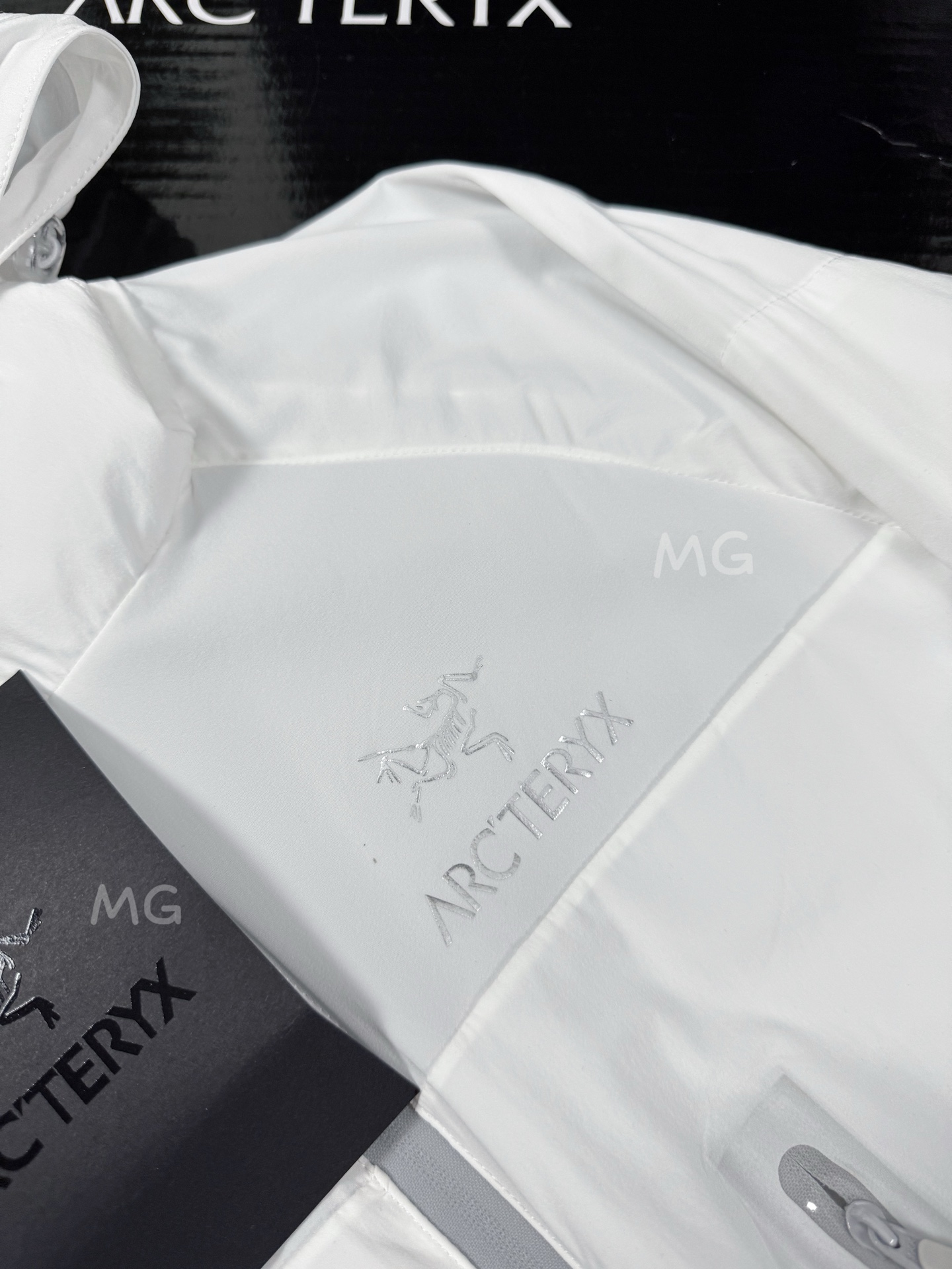 💰170 款号G39
顶级版本 ARC'TERYX 始祖鸟Alpha 第六代科技面料UPF210+顶级功能性Sv防晒衣
🔥【硬核防晒新标杆】
☀️𝟱𝟬+超强防晒认证|𝗧𝘆𝗼𝗻𝗼𝟯.𝟬防风尼龙盾
💦暴雨级防泼水|𝟭𝟯𝟬克轻如蝉翼
–面料采用: Tyono30高强度尼龙材质 防风性能非常高 超细网格构造和木巨上2000+的wan全一致的高端定制面料 从材质到结构到厚度 克重 都是wan全一致!面料防水性能出色 网格构造 自带出色的透气效果 夏季穿着上身 不闷热 不捂汗!超轻超强的防撕裂功能性 可以为你的身体提供一层超轻无负担但又十分坚韧的保护膜!
–面料表面特别做了高达400+的抗紫外线涂层真正给你提供炎热夏季环境下面 防雨 防风 防晒 防蚊虫叮咬 防刮蹭 上身无负担的多功能实用性穿着效果!关于抗紫外线 防晒的功能性下面的质检报告数据有权威的检测结果 这里就不再多复述了!
–连帽经典的冲锋衣款式设计立体风帽构造 整个帽子的内里结构都是立体拼接裁片打造而成 而且后面还带了可调节的拉锁帽子两侧也有松紧锁扣条件 以便于穿着上身应付不同的气候和环境!给身体尤其是头部更全方位的防护!
–全身YKK拉链 口袋配置自带收纳功能 携带方便 不占空间!下摆两侧也有可调节松紧的锁扣配置 同样是给你提供多样化的穿着效果 应付不同的穿着需求 松紧袖口立体宽松版型裁剪 上身包裹性更出色 内里全部包边包条 没有哪怕是一根线头缝合走线扎实牢固 工整精致 挑不出毛病的工艺品质!
颜色:黑色 白色 果绿 孔雀蓝
尺码:S~3XL
𝗦𝗶𝘇𝗲:𝗦 𝗠 𝗟 𝗫𝗟 𝗫𝗫𝗟 (见尺码图)
S:胸围108 衣长67 肩袖长71
M:胸围112 衣长69 袖长73
L: 胸围116 衣长71 袖长75
XL:胸围120 衣长73 袖长76
2XL:胸围124 衣长75 袖长77
3XL:胸围128 衣长77 袖长78