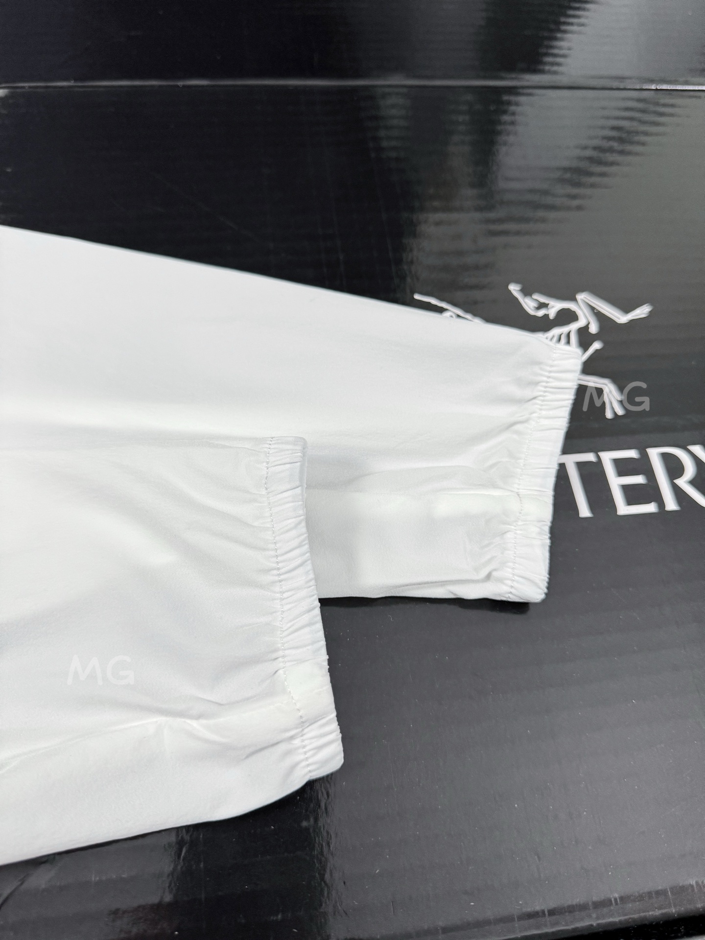 💰170 款号G39
顶级版本 ARC'TERYX 始祖鸟Alpha 第六代科技面料UPF210+顶级功能性Sv防晒衣
🔥【硬核防晒新标杆】
☀️𝟱𝟬+超强防晒认证|𝗧𝘆𝗼𝗻𝗼𝟯.𝟬防风尼龙盾
💦暴雨级防泼水|𝟭𝟯𝟬克轻如蝉翼
–面料采用: Tyono30高强度尼龙材质 防风性能非常高 超细网格构造和木巨上2000+的wan全一致的高端定制面料 从材质到结构到厚度 克重 都是wan全一致!面料防水性能出色 网格构造 自带出色的透气效果 夏季穿着上身 不闷热 不捂汗!超轻超强的防撕裂功能性 可以为你的身体提供一层超轻无负担但又十分坚韧的保护膜!
–面料表面特别做了高达400+的抗紫外线涂层真正给你提供炎热夏季环境下面 防雨 防风 防晒 防蚊虫叮咬 防刮蹭 上身无负担的多功能实用性穿着效果!关于抗紫外线 防晒的功能性下面的质检报告数据有权威的检测结果 这里就不再多复述了!
–连帽经典的冲锋衣款式设计立体风帽构造 整个帽子的内里结构都是立体拼接裁片打造而成 而且后面还带了可调节的拉锁帽子两侧也有松紧锁扣条件 以便于穿着上身应付不同的气候和环境!给身体尤其是头部更全方位的防护!
–全身YKK拉链 口袋配置自带收纳功能 携带方便 不占空间!下摆两侧也有可调节松紧的锁扣配置 同样是给你提供多样化的穿着效果 应付不同的穿着需求 松紧袖口立体宽松版型裁剪 上身包裹性更出色 内里全部包边包条 没有哪怕是一根线头缝合走线扎实牢固 工整精致 挑不出毛病的工艺品质!
颜色:黑色 白色 果绿 孔雀蓝
尺码:S~3XL
𝗦𝗶𝘇𝗲:𝗦 𝗠 𝗟 𝗫𝗟 𝗫𝗫𝗟 (见尺码图)
S:胸围108 衣长67 肩袖长71
M:胸围112 衣长69 袖长73
L: 胸围116 衣长71 袖长75
XL:胸围120 衣长73 袖长76
2XL:胸围124 衣长75 袖长77
3XL:胸围128 衣长77 袖长78