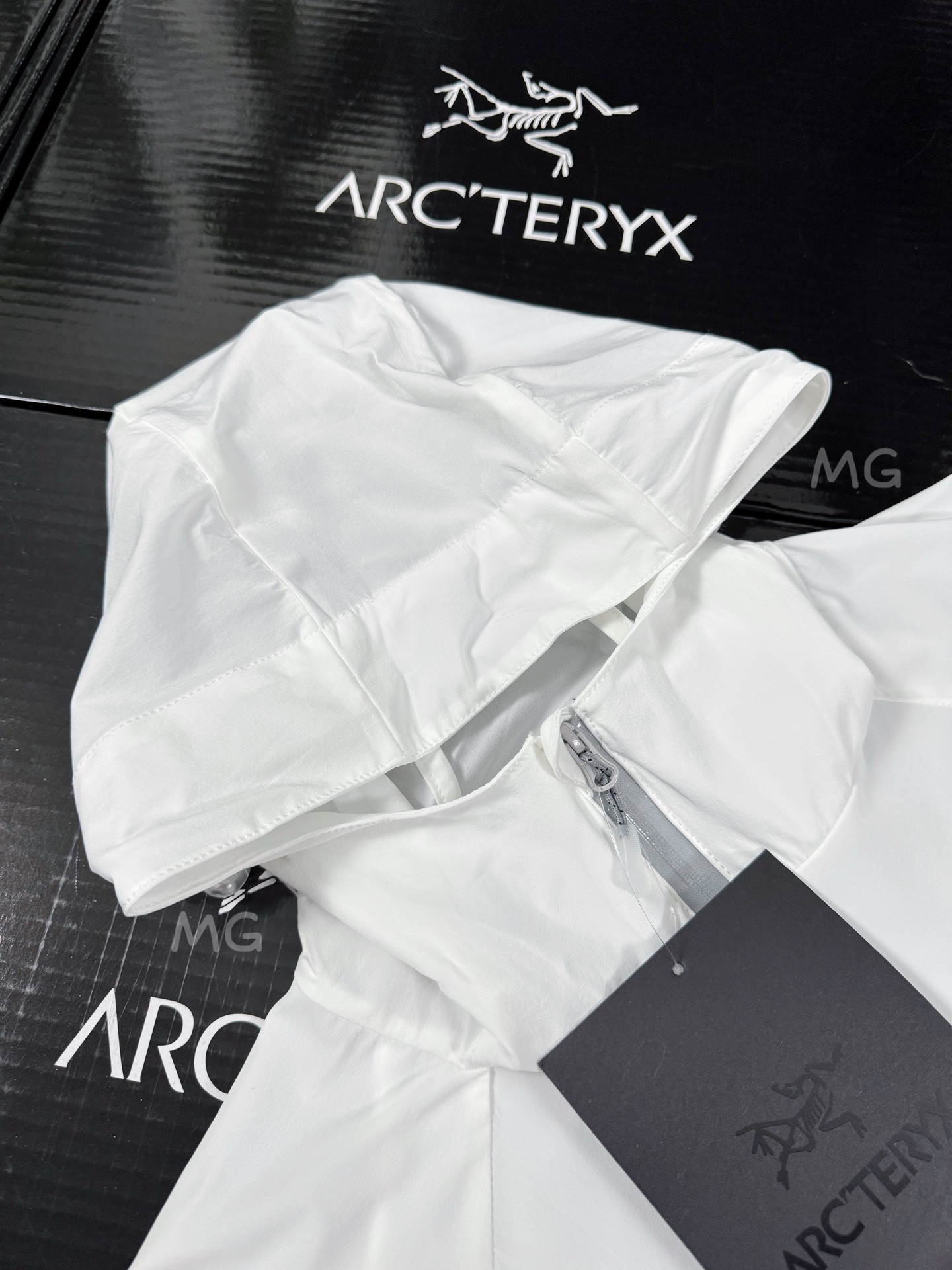 💰170 款号G39
顶级版本 ARC'TERYX 始祖鸟Alpha 第六代科技面料UPF210+顶级功能性Sv防晒衣
🔥【硬核防晒新标杆】
☀️𝟱𝟬+超强防晒认证|𝗧𝘆𝗼𝗻𝗼𝟯.𝟬防风尼龙盾
💦暴雨级防泼水|𝟭𝟯𝟬克轻如蝉翼
–面料采用: Tyono30高强度尼龙材质 防风性能非常高 超细网格构造和木巨上2000+的wan全一致的高端定制面料 从材质到结构到厚度 克重 都是wan全一致!面料防水性能出色 网格构造 自带出色的透气效果 夏季穿着上身 不闷热 不捂汗!超轻超强的防撕裂功能性 可以为你的身体提供一层超轻无负担但又十分坚韧的保护膜!
–面料表面特别做了高达400+的抗紫外线涂层真正给你提供炎热夏季环境下面 防雨 防风 防晒 防蚊虫叮咬 防刮蹭 上身无负担的多功能实用性穿着效果!关于抗紫外线 防晒的功能性下面的质检报告数据有权威的检测结果 这里就不再多复述了!
–连帽经典的冲锋衣款式设计立体风帽构造 整个帽子的内里结构都是立体拼接裁片打造而成 而且后面还带了可调节的拉锁帽子两侧也有松紧锁扣条件 以便于穿着上身应付不同的气候和环境!给身体尤其是头部更全方位的防护!
–全身YKK拉链 口袋配置自带收纳功能 携带方便 不占空间!下摆两侧也有可调节松紧的锁扣配置 同样是给你提供多样化的穿着效果 应付不同的穿着需求 松紧袖口立体宽松版型裁剪 上身包裹性更出色 内里全部包边包条 没有哪怕是一根线头缝合走线扎实牢固 工整精致 挑不出毛病的工艺品质!
颜色:黑色 白色 果绿 孔雀蓝
尺码:S~3XL
𝗦𝗶𝘇𝗲:𝗦 𝗠 𝗟 𝗫𝗟 𝗫𝗫𝗟 (见尺码图)
S:胸围108 衣长67 肩袖长71
M:胸围112 衣长69 袖长73
L: 胸围116 衣长71 袖长75
XL:胸围120 衣长73 袖长76
2XL:胸围124 衣长75 袖长77
3XL:胸围128 衣长77 袖长78