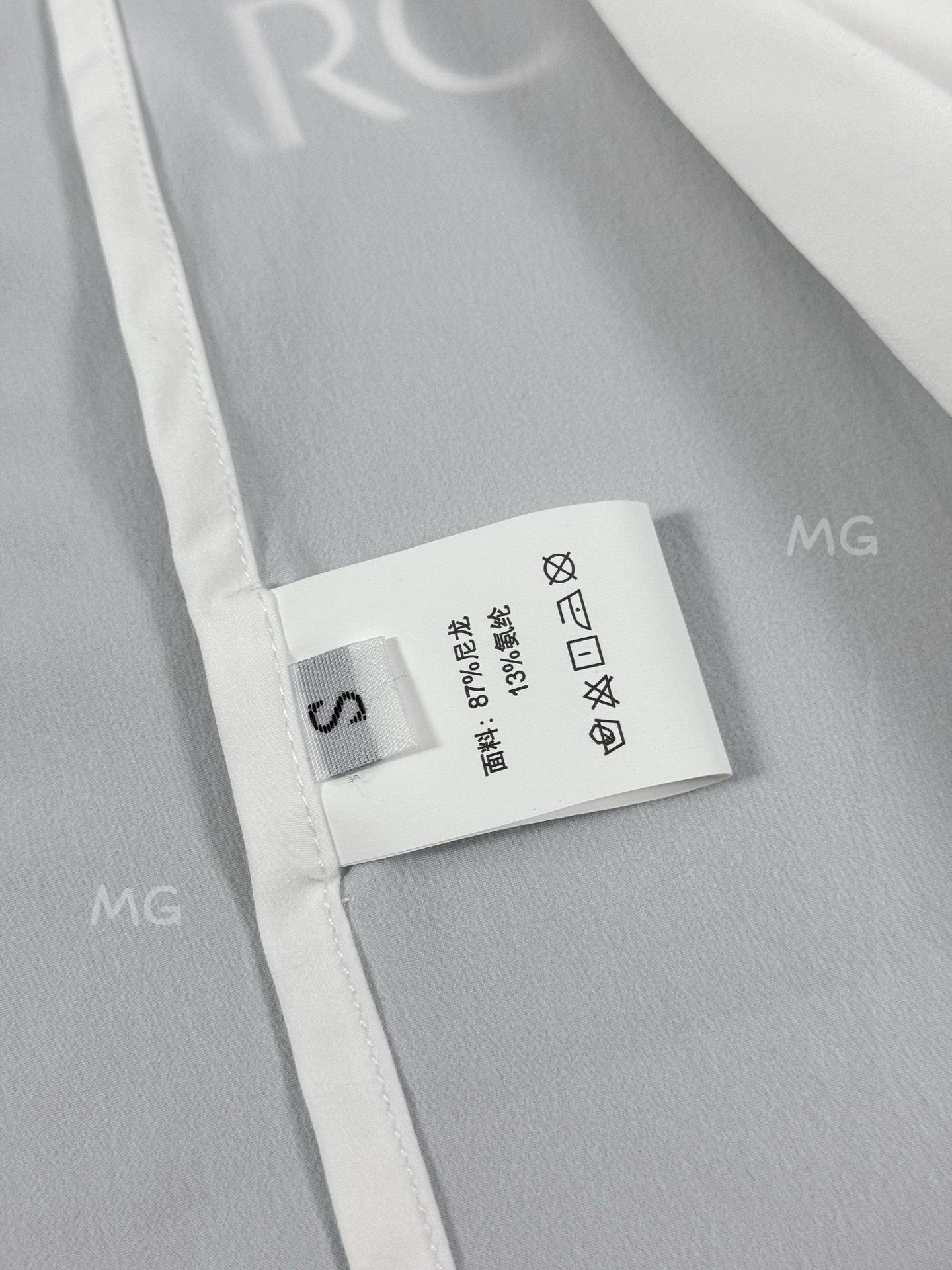 💰170 款号G39
顶级版本 ARC'TERYX 始祖鸟Alpha 第六代科技面料UPF210+顶级功能性Sv防晒衣
🔥【硬核防晒新标杆】
☀️𝟱𝟬+超强防晒认证|𝗧𝘆𝗼𝗻𝗼𝟯.𝟬防风尼龙盾
💦暴雨级防泼水|𝟭𝟯𝟬克轻如蝉翼
–面料采用: Tyono30高强度尼龙材质 防风性能非常高 超细网格构造和木巨上2000+的wan全一致的高端定制面料 从材质到结构到厚度 克重 都是wan全一致!面料防水性能出色 网格构造 自带出色的透气效果 夏季穿着上身 不闷热 不捂汗!超轻超强的防撕裂功能性 可以为你的身体提供一层超轻无负担但又十分坚韧的保护膜!
–面料表面特别做了高达400+的抗紫外线涂层真正给你提供炎热夏季环境下面 防雨 防风 防晒 防蚊虫叮咬 防刮蹭 上身无负担的多功能实用性穿着效果!关于抗紫外线 防晒的功能性下面的质检报告数据有权威的检测结果 这里就不再多复述了!
–连帽经典的冲锋衣款式设计立体风帽构造 整个帽子的内里结构都是立体拼接裁片打造而成 而且后面还带了可调节的拉锁帽子两侧也有松紧锁扣条件 以便于穿着上身应付不同的气候和环境!给身体尤其是头部更全方位的防护!
–全身YKK拉链 口袋配置自带收纳功能 携带方便 不占空间!下摆两侧也有可调节松紧的锁扣配置 同样是给你提供多样化的穿着效果 应付不同的穿着需求 松紧袖口立体宽松版型裁剪 上身包裹性更出色 内里全部包边包条 没有哪怕是一根线头缝合走线扎实牢固 工整精致 挑不出毛病的工艺品质!
颜色:黑色 白色 果绿 孔雀蓝
尺码:S~3XL
𝗦𝗶𝘇𝗲:𝗦 𝗠 𝗟 𝗫𝗟 𝗫𝗫𝗟 (见尺码图)
S:胸围108 衣长67 肩袖长71
M:胸围112 衣长69 袖长73
L: 胸围116 衣长71 袖长75
XL:胸围120 衣长73 袖长76
2XL:胸围124 衣长75 袖长77
3XL:胸围128 衣长77 袖长78