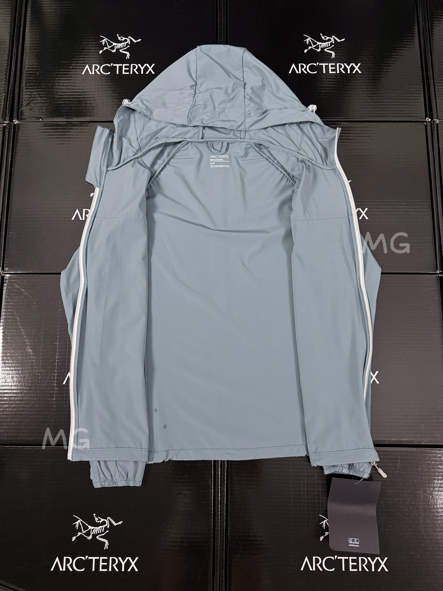 💰170 款号G39
顶级版本 ARC'TERYX 始祖鸟Alpha 第六代科技面料UPF210+顶级功能性Sv防晒衣
🔥【硬核防晒新标杆】
☀️𝟱𝟬+超强防晒认证|𝗧𝘆𝗼𝗻𝗼𝟯.𝟬防风尼龙盾
💦暴雨级防泼水|𝟭𝟯𝟬克轻如蝉翼
–面料采用: Tyono30高强度尼龙材质 防风性能非常高 超细网格构造和木巨上2000+的wan全一致的高端定制面料 从材质到结构到厚度 克重 都是wan全一致!面料防水性能出色 网格构造 自带出色的透气效果 夏季穿着上身 不闷热 不捂汗!超轻超强的防撕裂功能性 可以为你的身体提供一层超轻无负担但又十分坚韧的保护膜!
–面料表面特别做了高达400+的抗紫外线涂层真正给你提供炎热夏季环境下面 防雨 防风 防晒 防蚊虫叮咬 防刮蹭 上身无负担的多功能实用性穿着效果!关于抗紫外线 防晒的功能性下面的质检报告数据有权威的检测结果 这里就不再多复述了!
–连帽经典的冲锋衣款式设计立体风帽构造 整个帽子的内里结构都是立体拼接裁片打造而成 而且后面还带了可调节的拉锁帽子两侧也有松紧锁扣条件 以便于穿着上身应付不同的气候和环境!给身体尤其是头部更全方位的防护!
–全身YKK拉链 口袋配置自带收纳功能 携带方便 不占空间!下摆两侧也有可调节松紧的锁扣配置 同样是给你提供多样化的穿着效果 应付不同的穿着需求 松紧袖口立体宽松版型裁剪 上身包裹性更出色 内里全部包边包条 没有哪怕是一根线头缝合走线扎实牢固 工整精致 挑不出毛病的工艺品质!
颜色:黑色 白色 果绿 孔雀蓝
尺码:S~3XL
𝗦𝗶𝘇𝗲:𝗦 𝗠 𝗟 𝗫𝗟 𝗫𝗫𝗟 (见尺码图)
S:胸围108 衣长67 肩袖长71
M:胸围112 衣长69 袖长73
L: 胸围116 衣长71 袖长75
XL:胸围120 衣长73 袖长76
2XL:胸围124 衣长75 袖长77
3XL:胸围128 衣长77 袖长78