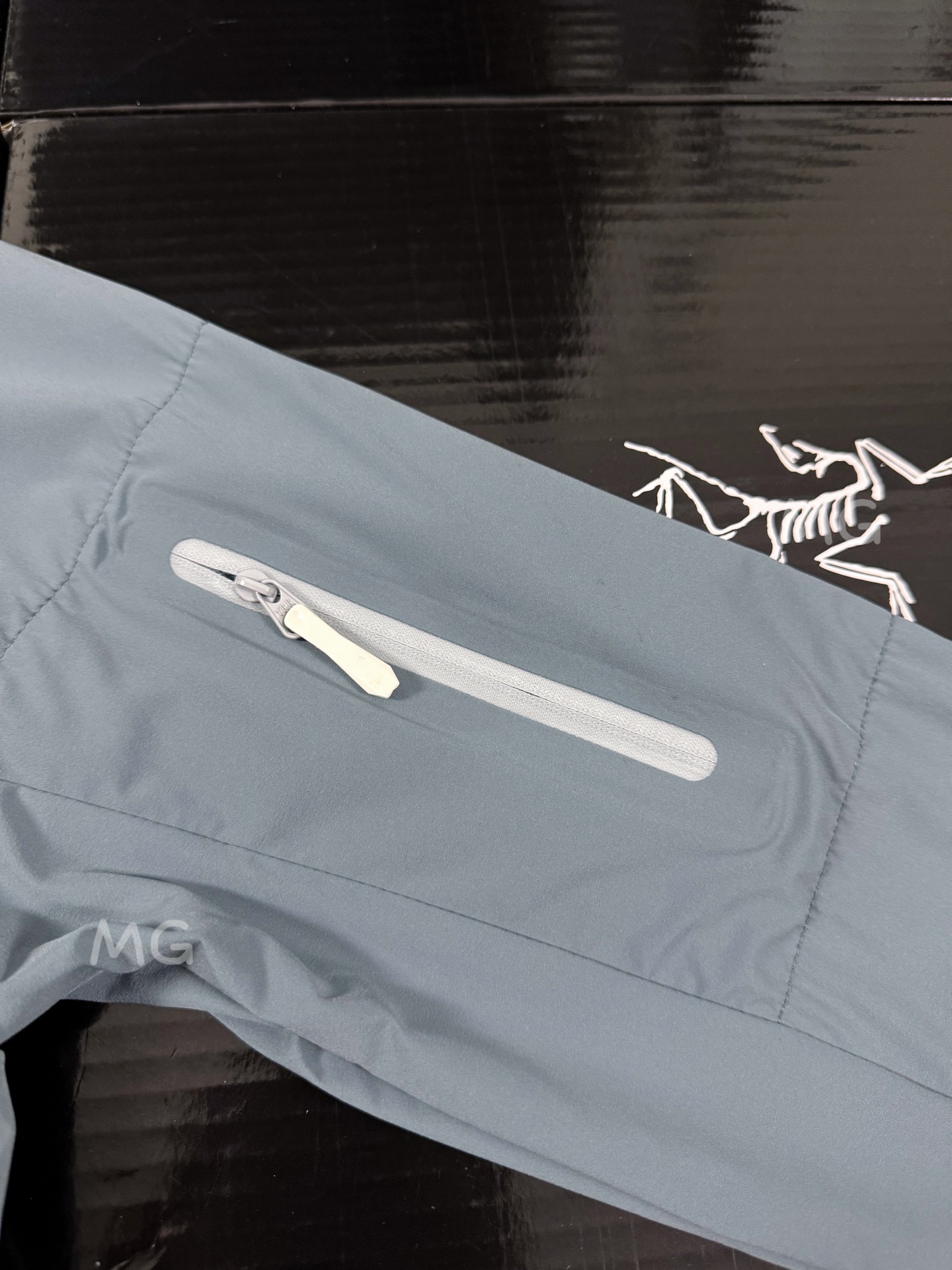 💰170 款号G39
顶级版本 ARC'TERYX 始祖鸟Alpha 第六代科技面料UPF210+顶级功能性Sv防晒衣
🔥【硬核防晒新标杆】
☀️𝟱𝟬+超强防晒认证|𝗧𝘆𝗼𝗻𝗼𝟯.𝟬防风尼龙盾
💦暴雨级防泼水|𝟭𝟯𝟬克轻如蝉翼
–面料采用: Tyono30高强度尼龙材质 防风性能非常高 超细网格构造和木巨上2000+的wan全一致的高端定制面料 从材质到结构到厚度 克重 都是wan全一致!面料防水性能出色 网格构造 自带出色的透气效果 夏季穿着上身 不闷热 不捂汗!超轻超强的防撕裂功能性 可以为你的身体提供一层超轻无负担但又十分坚韧的保护膜!
–面料表面特别做了高达400+的抗紫外线涂层真正给你提供炎热夏季环境下面 防雨 防风 防晒 防蚊虫叮咬 防刮蹭 上身无负担的多功能实用性穿着效果!关于抗紫外线 防晒的功能性下面的质检报告数据有权威的检测结果 这里就不再多复述了!
–连帽经典的冲锋衣款式设计立体风帽构造 整个帽子的内里结构都是立体拼接裁片打造而成 而且后面还带了可调节的拉锁帽子两侧也有松紧锁扣条件 以便于穿着上身应付不同的气候和环境!给身体尤其是头部更全方位的防护!
–全身YKK拉链 口袋配置自带收纳功能 携带方便 不占空间!下摆两侧也有可调节松紧的锁扣配置 同样是给你提供多样化的穿着效果 应付不同的穿着需求 松紧袖口立体宽松版型裁剪 上身包裹性更出色 内里全部包边包条 没有哪怕是一根线头缝合走线扎实牢固 工整精致 挑不出毛病的工艺品质!
颜色:黑色 白色 果绿 孔雀蓝
尺码:S~3XL
𝗦𝗶𝘇𝗲:𝗦 𝗠 𝗟 𝗫𝗟 𝗫𝗫𝗟 (见尺码图)
S:胸围108 衣长67 肩袖长71
M:胸围112 衣长69 袖长73
L: 胸围116 衣长71 袖长75
XL:胸围120 衣长73 袖长76
2XL:胸围124 衣长75 袖长77
3XL:胸围128 衣长77 袖长78