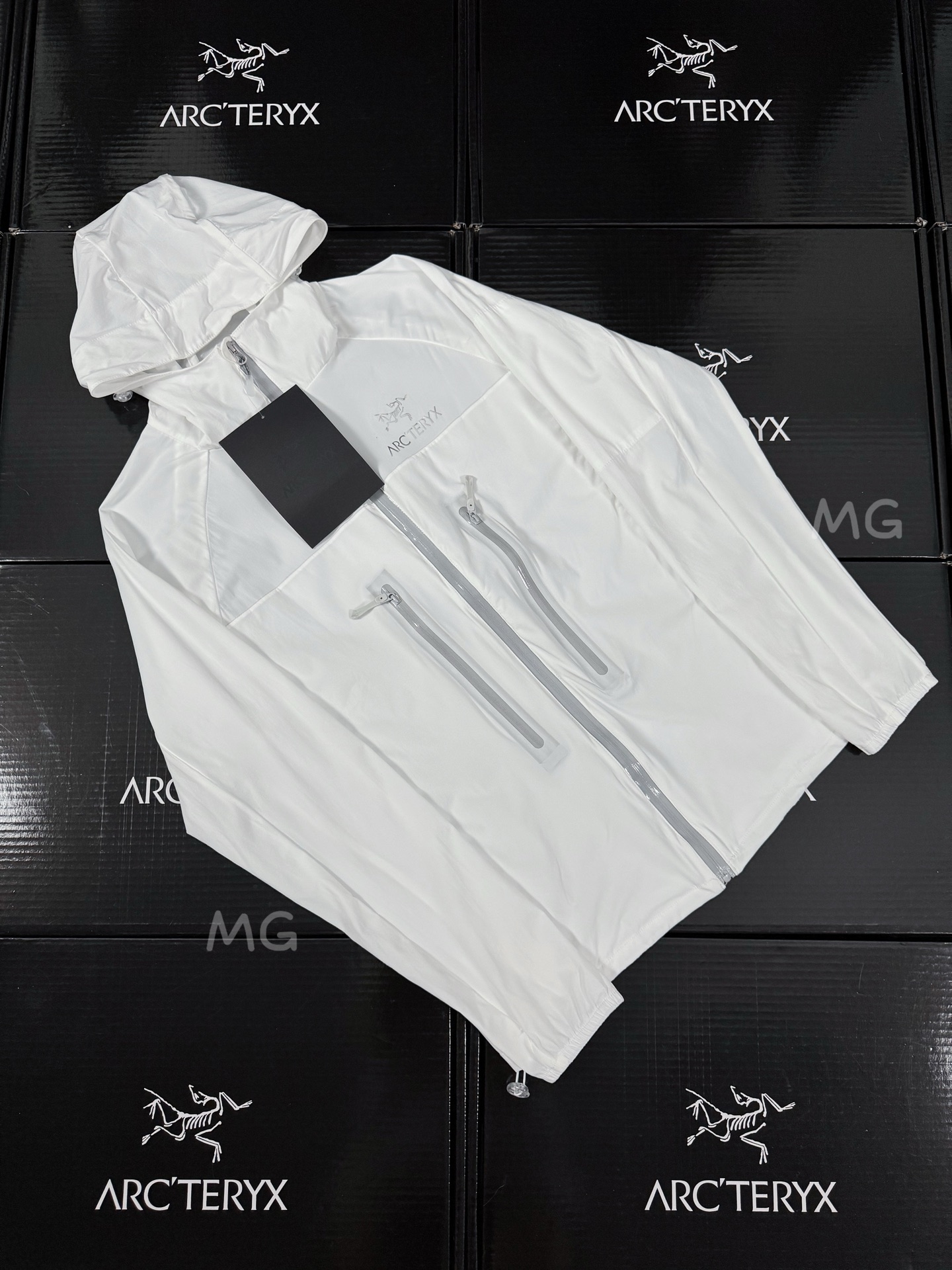 💰170 款号G39
顶级版本 ARC'TERYX 始祖鸟Alpha 第六代科技面料UPF210+顶级功能性Sv防晒衣
🔥【硬核防晒新标杆】
☀️𝟱𝟬+超强防晒认证|𝗧𝘆𝗼𝗻𝗼𝟯.𝟬防风尼龙盾
💦暴雨级防泼水|𝟭𝟯𝟬克轻如蝉翼
–面料采用: Tyono30高强度尼龙材质 防风性能非常高 超细网格构造和木巨上2000+的wan全一致的高端定制面料 从材质到结构到厚度 克重 都是wan全一致!面料防水性能出色 网格构造 自带出色的透气效果 夏季穿着上身 不闷热 不捂汗!超轻超强的防撕裂功能性 可以为你的身体提供一层超轻无负担但又十分坚韧的保护膜!
–面料表面特别做了高达400+的抗紫外线涂层真正给你提供炎热夏季环境下面 防雨 防风 防晒 防蚊虫叮咬 防刮蹭 上身无负担的多功能实用性穿着效果!关于抗紫外线 防晒的功能性下面的质检报告数据有权威的检测结果 这里就不再多复述了!
–连帽经典的冲锋衣款式设计立体风帽构造 整个帽子的内里结构都是立体拼接裁片打造而成 而且后面还带了可调节的拉锁帽子两侧也有松紧锁扣条件 以便于穿着上身应付不同的气候和环境!给身体尤其是头部更全方位的防护!
–全身YKK拉链 口袋配置自带收纳功能 携带方便 不占空间!下摆两侧也有可调节松紧的锁扣配置 同样是给你提供多样化的穿着效果 应付不同的穿着需求 松紧袖口立体宽松版型裁剪 上身包裹性更出色 内里全部包边包条 没有哪怕是一根线头缝合走线扎实牢固 工整精致 挑不出毛病的工艺品质!
颜色:黑色 白色 果绿 孔雀蓝
尺码:S~3XL
𝗦𝗶𝘇𝗲:𝗦 𝗠 𝗟 𝗫𝗟 𝗫𝗫𝗟 (见尺码图)
S:胸围108 衣长67 肩袖长71
M:胸围112 衣长69 袖长73
L: 胸围116 衣长71 袖长75
XL:胸围120 衣长73 袖长76
2XL:胸围124 衣长75 袖长77
3XL:胸围128 衣长77 袖长78