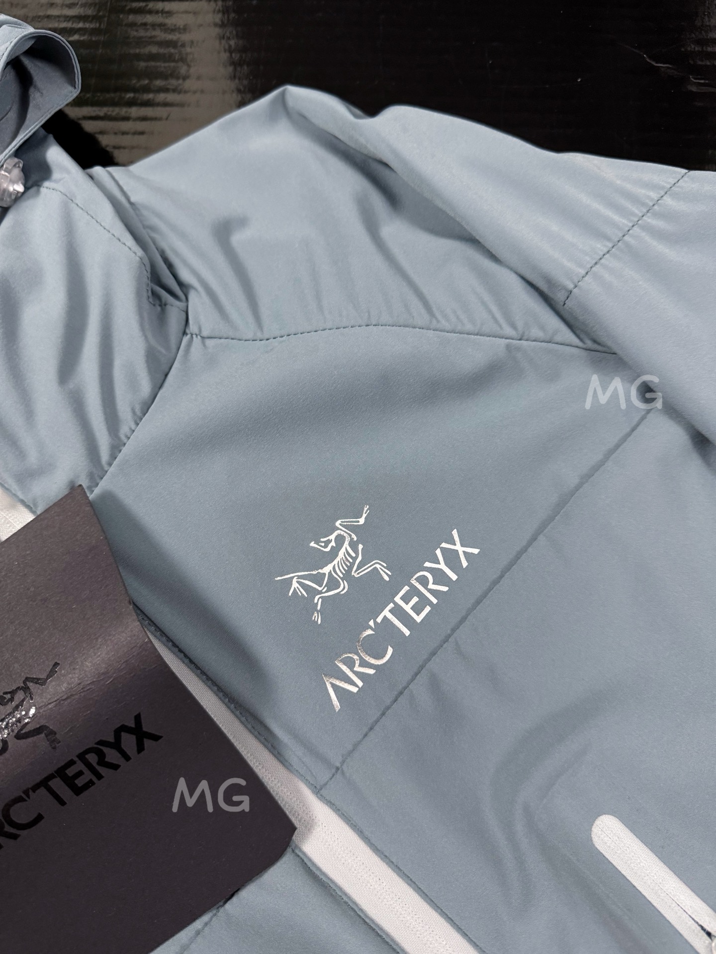💰170 款号G39
顶级版本 ARC'TERYX 始祖鸟Alpha 第六代科技面料UPF210+顶级功能性Sv防晒衣
🔥【硬核防晒新标杆】
☀️𝟱𝟬+超强防晒认证|𝗧𝘆𝗼𝗻𝗼𝟯.𝟬防风尼龙盾
💦暴雨级防泼水|𝟭𝟯𝟬克轻如蝉翼
–面料采用: Tyono30高强度尼龙材质 防风性能非常高 超细网格构造和木巨上2000+的wan全一致的高端定制面料 从材质到结构到厚度 克重 都是wan全一致!面料防水性能出色 网格构造 自带出色的透气效果 夏季穿着上身 不闷热 不捂汗!超轻超强的防撕裂功能性 可以为你的身体提供一层超轻无负担但又十分坚韧的保护膜!
–面料表面特别做了高达400+的抗紫外线涂层真正给你提供炎热夏季环境下面 防雨 防风 防晒 防蚊虫叮咬 防刮蹭 上身无负担的多功能实用性穿着效果!关于抗紫外线 防晒的功能性下面的质检报告数据有权威的检测结果 这里就不再多复述了!
–连帽经典的冲锋衣款式设计立体风帽构造 整个帽子的内里结构都是立体拼接裁片打造而成 而且后面还带了可调节的拉锁帽子两侧也有松紧锁扣条件 以便于穿着上身应付不同的气候和环境!给身体尤其是头部更全方位的防护!
–全身YKK拉链 口袋配置自带收纳功能 携带方便 不占空间!下摆两侧也有可调节松紧的锁扣配置 同样是给你提供多样化的穿着效果 应付不同的穿着需求 松紧袖口立体宽松版型裁剪 上身包裹性更出色 内里全部包边包条 没有哪怕是一根线头缝合走线扎实牢固 工整精致 挑不出毛病的工艺品质!
颜色:黑色 白色 果绿 孔雀蓝
尺码:S~3XL
𝗦𝗶𝘇𝗲:𝗦 𝗠 𝗟 𝗫𝗟 𝗫𝗫𝗟 (见尺码图)
S:胸围108 衣长67 肩袖长71
M:胸围112 衣长69 袖长73
L: 胸围116 衣长71 袖长75
XL:胸围120 衣长73 袖长76
2XL:胸围124 衣长75 袖长77
3XL:胸围128 衣长77 袖长78