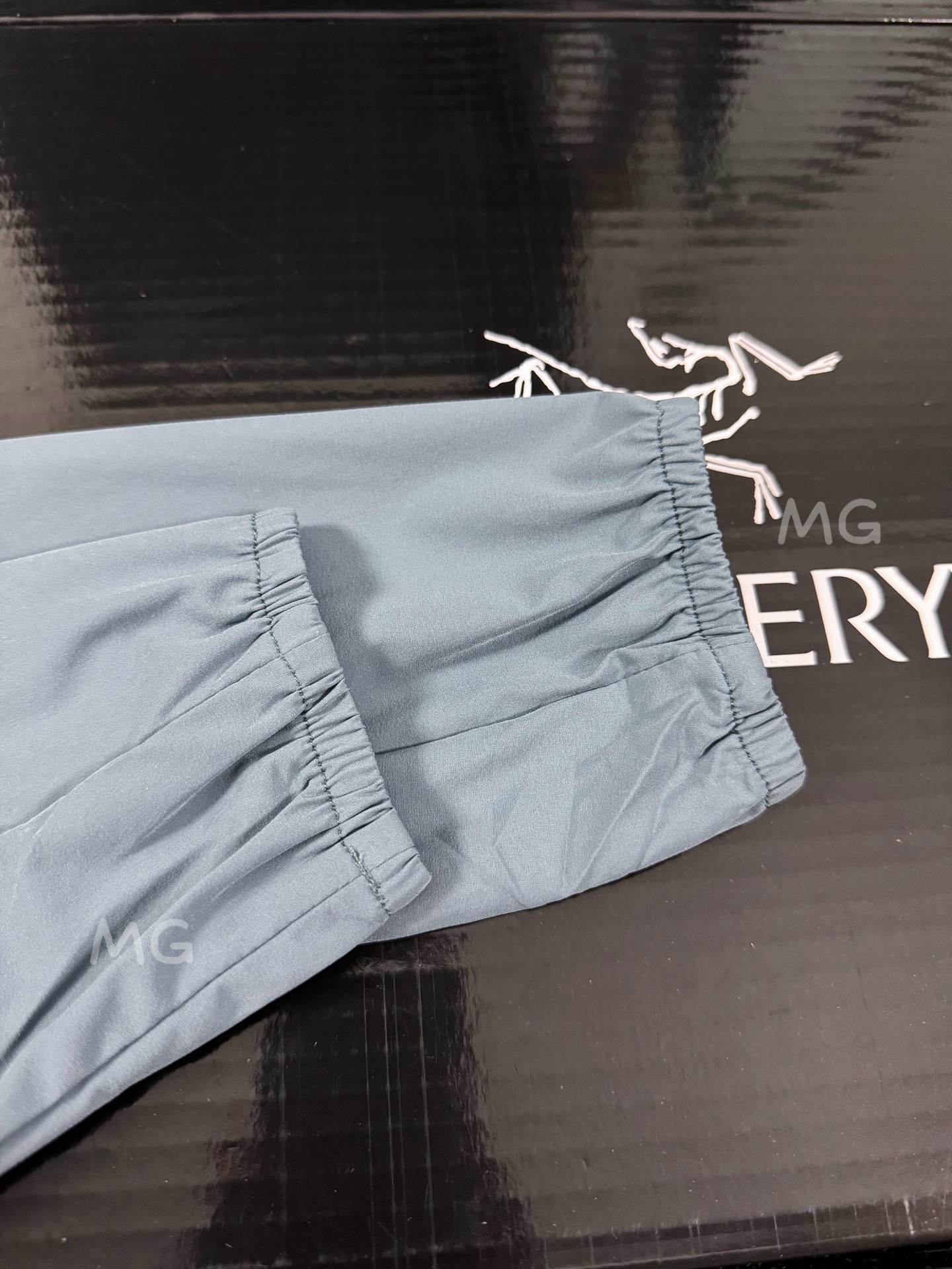 💰170 款号G39
顶级版本 ARC'TERYX 始祖鸟Alpha 第六代科技面料UPF210+顶级功能性Sv防晒衣
🔥【硬核防晒新标杆】
☀️𝟱𝟬+超强防晒认证|𝗧𝘆𝗼𝗻𝗼𝟯.𝟬防风尼龙盾
💦暴雨级防泼水|𝟭𝟯𝟬克轻如蝉翼
–面料采用: Tyono30高强度尼龙材质 防风性能非常高 超细网格构造和木巨上2000+的wan全一致的高端定制面料 从材质到结构到厚度 克重 都是wan全一致!面料防水性能出色 网格构造 自带出色的透气效果 夏季穿着上身 不闷热 不捂汗!超轻超强的防撕裂功能性 可以为你的身体提供一层超轻无负担但又十分坚韧的保护膜!
–面料表面特别做了高达400+的抗紫外线涂层真正给你提供炎热夏季环境下面 防雨 防风 防晒 防蚊虫叮咬 防刮蹭 上身无负担的多功能实用性穿着效果!关于抗紫外线 防晒的功能性下面的质检报告数据有权威的检测结果 这里就不再多复述了!
–连帽经典的冲锋衣款式设计立体风帽构造 整个帽子的内里结构都是立体拼接裁片打造而成 而且后面还带了可调节的拉锁帽子两侧也有松紧锁扣条件 以便于穿着上身应付不同的气候和环境!给身体尤其是头部更全方位的防护!
–全身YKK拉链 口袋配置自带收纳功能 携带方便 不占空间!下摆两侧也有可调节松紧的锁扣配置 同样是给你提供多样化的穿着效果 应付不同的穿着需求 松紧袖口立体宽松版型裁剪 上身包裹性更出色 内里全部包边包条 没有哪怕是一根线头缝合走线扎实牢固 工整精致 挑不出毛病的工艺品质!
颜色:黑色 白色 果绿 孔雀蓝
尺码:S~3XL
𝗦𝗶𝘇𝗲:𝗦 𝗠 𝗟 𝗫𝗟 𝗫𝗫𝗟 (见尺码图)
S:胸围108 衣长67 肩袖长71
M:胸围112 衣长69 袖长73
L: 胸围116 衣长71 袖长75
XL:胸围120 衣长73 袖长76
2XL:胸围124 衣长75 袖长77
3XL:胸围128 衣长77 袖长78