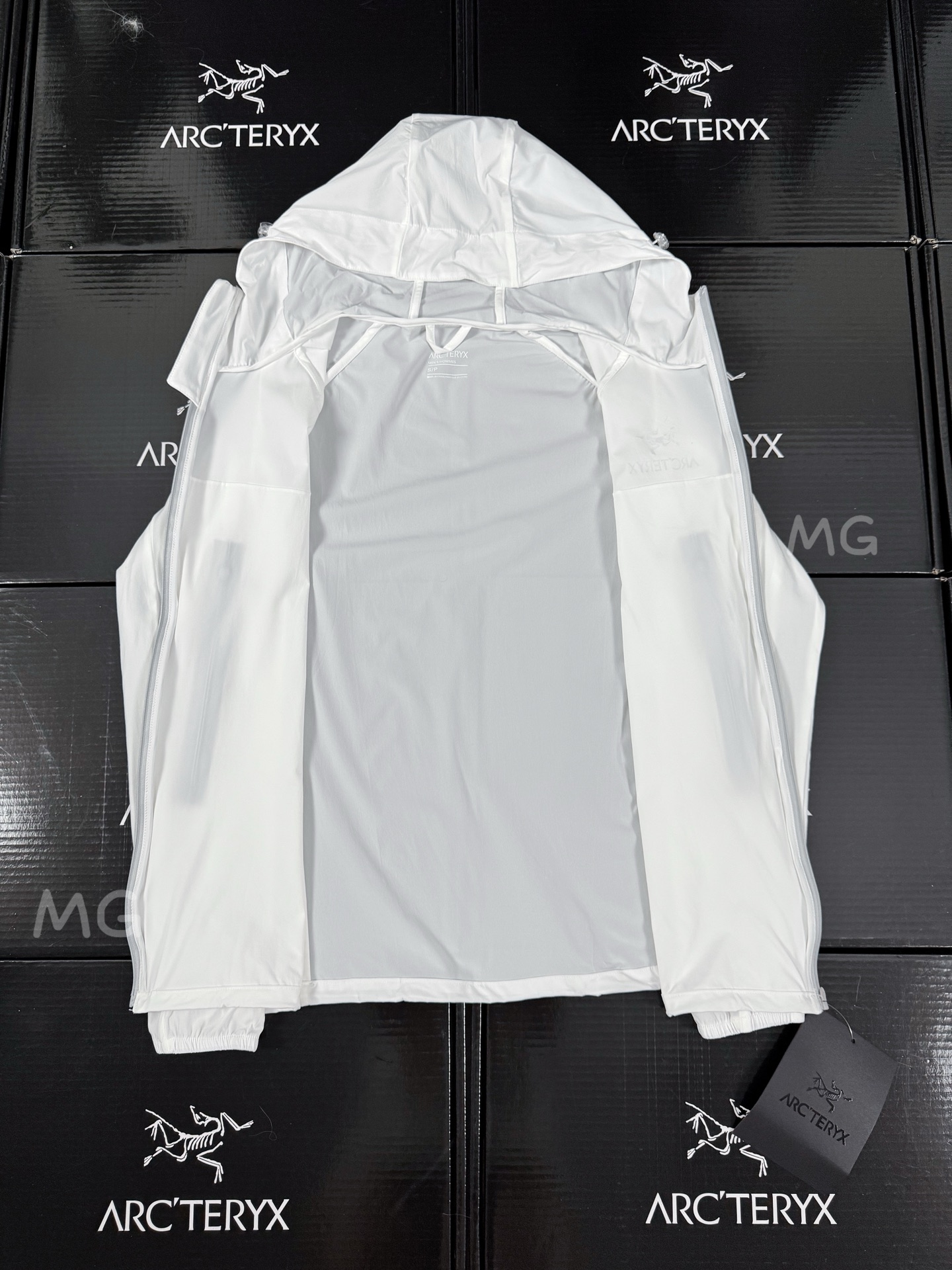 💰170 款号G39
顶级版本 ARC'TERYX 始祖鸟Alpha 第六代科技面料UPF210+顶级功能性Sv防晒衣
🔥【硬核防晒新标杆】
☀️𝟱𝟬+超强防晒认证|𝗧𝘆𝗼𝗻𝗼𝟯.𝟬防风尼龙盾
💦暴雨级防泼水|𝟭𝟯𝟬克轻如蝉翼
–面料采用: Tyono30高强度尼龙材质 防风性能非常高 超细网格构造和木巨上2000+的wan全一致的高端定制面料 从材质到结构到厚度 克重 都是wan全一致!面料防水性能出色 网格构造 自带出色的透气效果 夏季穿着上身 不闷热 不捂汗!超轻超强的防撕裂功能性 可以为你的身体提供一层超轻无负担但又十分坚韧的保护膜!
–面料表面特别做了高达400+的抗紫外线涂层真正给你提供炎热夏季环境下面 防雨 防风 防晒 防蚊虫叮咬 防刮蹭 上身无负担的多功能实用性穿着效果!关于抗紫外线 防晒的功能性下面的质检报告数据有权威的检测结果 这里就不再多复述了!
–连帽经典的冲锋衣款式设计立体风帽构造 整个帽子的内里结构都是立体拼接裁片打造而成 而且后面还带了可调节的拉锁帽子两侧也有松紧锁扣条件 以便于穿着上身应付不同的气候和环境!给身体尤其是头部更全方位的防护!
–全身YKK拉链 口袋配置自带收纳功能 携带方便 不占空间!下摆两侧也有可调节松紧的锁扣配置 同样是给你提供多样化的穿着效果 应付不同的穿着需求 松紧袖口立体宽松版型裁剪 上身包裹性更出色 内里全部包边包条 没有哪怕是一根线头缝合走线扎实牢固 工整精致 挑不出毛病的工艺品质!
颜色:黑色 白色 果绿 孔雀蓝
尺码:S~3XL
𝗦𝗶𝘇𝗲:𝗦 𝗠 𝗟 𝗫𝗟 𝗫𝗫𝗟 (见尺码图)
S:胸围108 衣长67 肩袖长71
M:胸围112 衣长69 袖长73
L: 胸围116 衣长71 袖长75
XL:胸围120 衣长73 袖长76
2XL:胸围124 衣长75 袖长77
3XL:胸围128 衣长77 袖长78