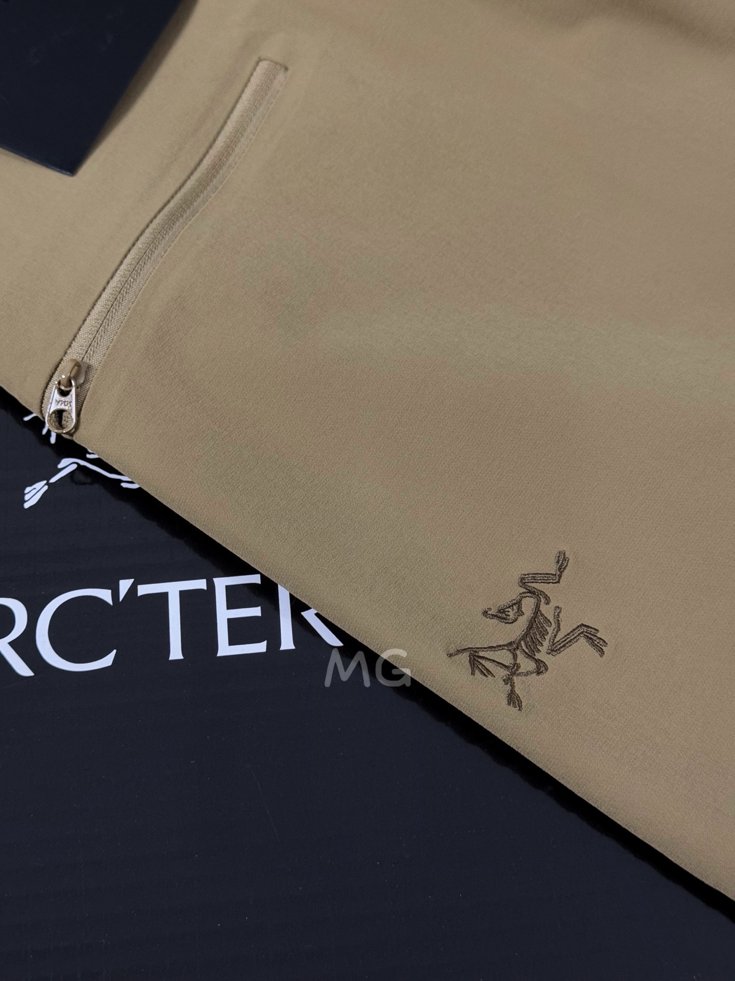 💰220(实价) 款号G10
裤长刚好!一年四季可穿!
为亚洲人量身打造的短款-S纯色通勤休闲户外登山全能百搭神裤!
【GAMMA系列 Gamma Pant】
采用客供高密度登山布面料!全身压胶工艺 裤脚可调节抽绳 腰带两用全能 一穿便知!
非常结实具备良好的透气性和运动自由度 优良的户外登山四面弹 ,耐磨防泼水的功能!
这款裤子的特点是/轻便//高弹力/防泼水/吸湿/排汗/弹力腰!
非常百搭,日常上班 户外运动都可以穿着 此款经过鸟家多位著名设计师设计,是时尚休闲与户外运动的完美结合
所以无论您平时穿或者户外穿都是您的选择。
腰带扣为金属扣腰带精美绝伦 裁剪采用立体三维裁剪 使每个部位都更加的合体舒适 斜插兜新加 YKK拉链 膝盖部分做了立体裁剪处理 更加适合运动。厚实大气 采用TerraTex进口四面弹面料、柔软舒适
多的不讲,你光看图就明白,这件很碉的,稀缺货 不是时时会有的东西
懂货的来!
品名:GAMMA系列 Gamma Pant 短款-S
颜色:黑色 石墨灰 宝石蓝 幽雾绿 空间灰 复古绿 砂陶棕
尺码:30 32 34 36 (S-XL)
30: 腰围80cm 臀围100内缝长76 裤长101cm
32:腰围85cm 臀围105内缝长77 裤长103cm
34:腰围90cm 臀围110 内缝长78 裤长105cm
36:腰围95cm 臀围115 内缝长79 裤长107cm
模特试穿:
170 130斤 30码
170 150斤 32码
175 170斤 34码
180 190斤 36码
注意:如果您的尺寸介于两个尺码之间,如需较宽松款式,请选择较大的码数,如果需较修身款,则选择较小的码数。
腰围:有弹力和腰扣搭配有5公分范围可调节至最舒服的位置
裤长:裤脚可调节抽绳 有5公分范围可调节至最合适的位置