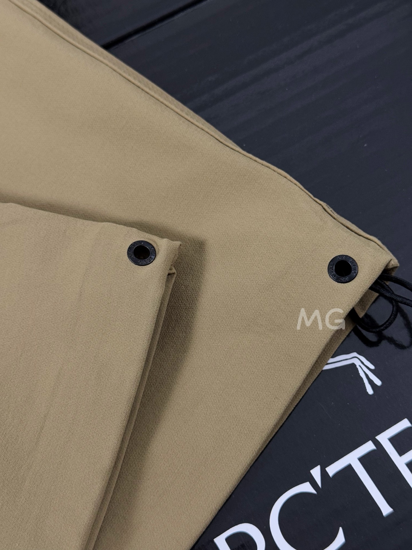 💰220(实价) 款号G10
裤长刚好!一年四季可穿!
为亚洲人量身打造的短款-S纯色通勤休闲户外登山全能百搭神裤!
【GAMMA系列 Gamma Pant】
采用客供高密度登山布面料!全身压胶工艺 裤脚可调节抽绳 腰带两用全能 一穿便知!
非常结实具备良好的透气性和运动自由度 优良的户外登山四面弹 ,耐磨防泼水的功能!
这款裤子的特点是/轻便//高弹力/防泼水/吸湿/排汗/弹力腰!
非常百搭,日常上班 户外运动都可以穿着 此款经过鸟家多位著名设计师设计,是时尚休闲与户外运动的完美结合
所以无论您平时穿或者户外穿都是您的选择。
腰带扣为金属扣腰带精美绝伦 裁剪采用立体三维裁剪 使每个部位都更加的合体舒适 斜插兜新加 YKK拉链 膝盖部分做了立体裁剪处理 更加适合运动。厚实大气 采用TerraTex进口四面弹面料、柔软舒适
多的不讲,你光看图就明白,这件很碉的,稀缺货 不是时时会有的东西
懂货的来!
品名:GAMMA系列 Gamma Pant 短款-S
颜色:黑色 石墨灰 宝石蓝 幽雾绿 空间灰 复古绿 砂陶棕
尺码:30 32 34 36 (S-XL)
30: 腰围80cm 臀围100内缝长76 裤长101cm
32:腰围85cm 臀围105内缝长77 裤长103cm
34:腰围90cm 臀围110 内缝长78 裤长105cm
36:腰围95cm 臀围115 内缝长79 裤长107cm
模特试穿:
170 130斤 30码
170 150斤 32码
175 170斤 34码
180 190斤 36码
注意:如果您的尺寸介于两个尺码之间,如需较宽松款式,请选择较大的码数,如果需较修身款,则选择较小的码数。
腰围:有弹力和腰扣搭配有5公分范围可调节至最舒服的位置
裤长:裤脚可调节抽绳 有5公分范围可调节至最合适的位置