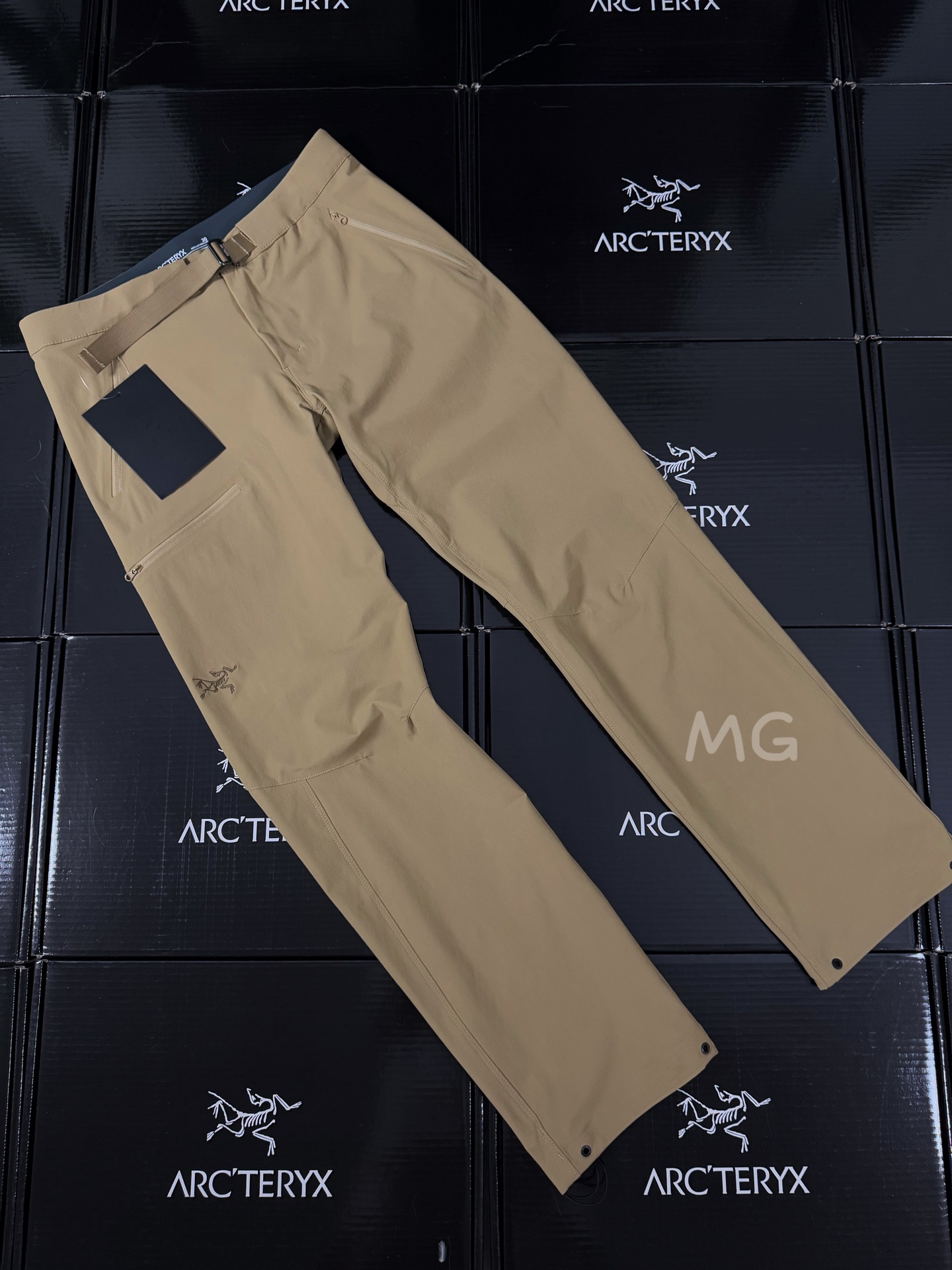 💰220(实价) 款号G10
裤长刚好!一年四季可穿!
为亚洲人量身打造的短款-S纯色通勤休闲户外登山全能百搭神裤!
【GAMMA系列 Gamma Pant】
采用客供高密度登山布面料!全身压胶工艺 裤脚可调节抽绳 腰带两用全能 一穿便知!
非常结实具备良好的透气性和运动自由度 优良的户外登山四面弹 ,耐磨防泼水的功能!
这款裤子的特点是/轻便//高弹力/防泼水/吸湿/排汗/弹力腰!
非常百搭,日常上班 户外运动都可以穿着 此款经过鸟家多位著名设计师设计,是时尚休闲与户外运动的完美结合
所以无论您平时穿或者户外穿都是您的选择。
腰带扣为金属扣腰带精美绝伦 裁剪采用立体三维裁剪 使每个部位都更加的合体舒适 斜插兜新加 YKK拉链 膝盖部分做了立体裁剪处理 更加适合运动。厚实大气 采用TerraTex进口四面弹面料、柔软舒适
多的不讲,你光看图就明白,这件很碉的,稀缺货 不是时时会有的东西
懂货的来!
品名:GAMMA系列 Gamma Pant 短款-S
颜色:黑色 石墨灰 宝石蓝 幽雾绿 空间灰 复古绿 砂陶棕
尺码:30 32 34 36 (S-XL)
30: 腰围80cm 臀围100内缝长76 裤长101cm
32:腰围85cm 臀围105内缝长77 裤长103cm
34:腰围90cm 臀围110 内缝长78 裤长105cm
36:腰围95cm 臀围115 内缝长79 裤长107cm
模特试穿:
170 130斤 30码
170 150斤 32码
175 170斤 34码
180 190斤 36码
注意:如果您的尺寸介于两个尺码之间,如需较宽松款式,请选择较大的码数,如果需较修身款,则选择较小的码数。
腰围:有弹力和腰扣搭配有5公分范围可调节至最舒服的位置
裤长:裤脚可调节抽绳 有5公分范围可调节至最合适的位置