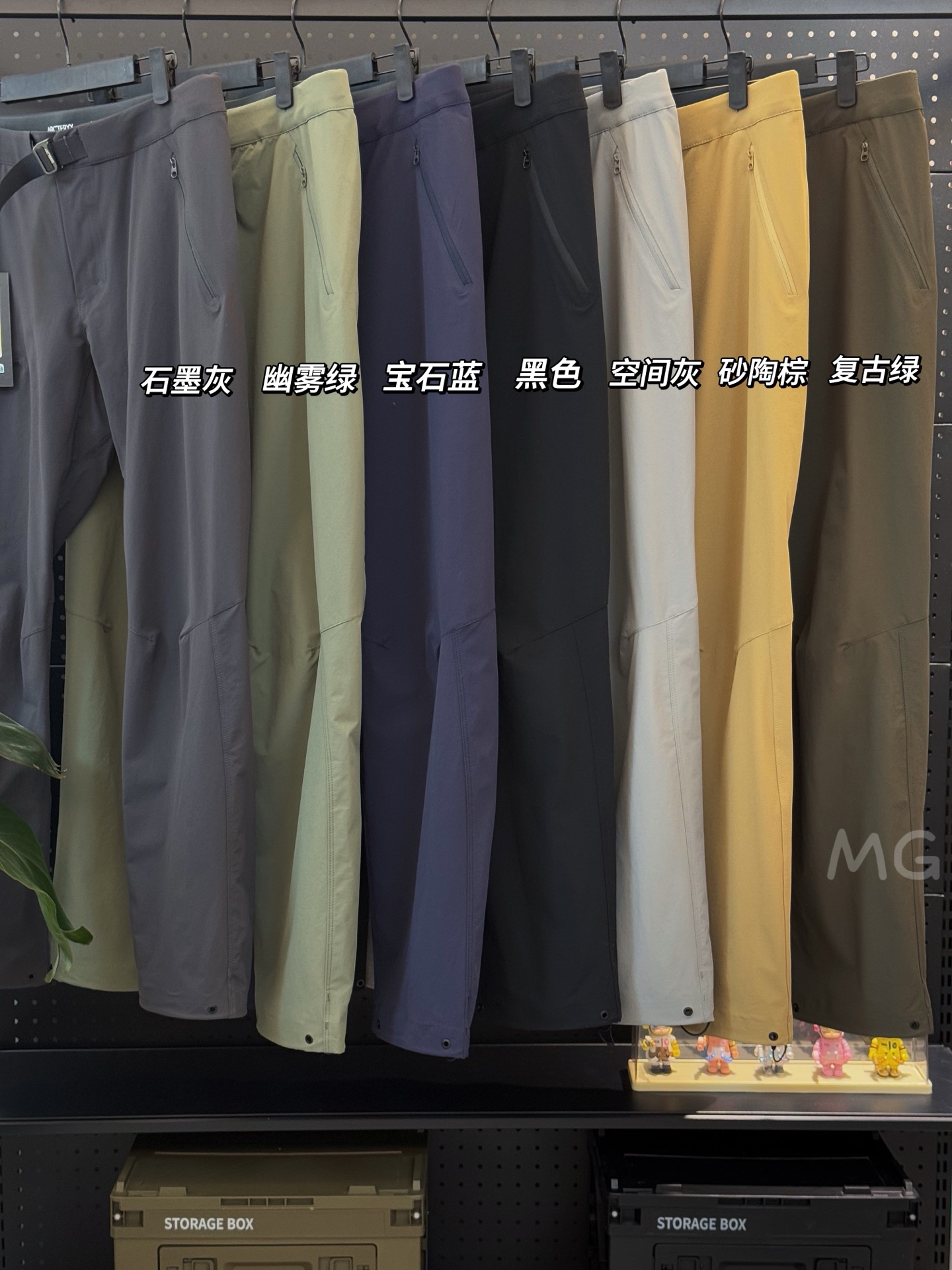 💰220(实价) 款号G10 新增三色
裤长刚好!一年四季可穿!
为亚洲人量身打造的短款-S纯色通勤休闲户外登山全能百搭神裤!
【GAMMA系列 Gamma Pant】
采用客供高密度登山布面料!全身压胶工艺 裤脚可调节抽绳 腰带两用全能 一穿便知!
非常结实具备良好的透气性和运动自由度 优良的户外登山四面弹 ,耐磨防泼水的功能!
这款裤子的特点是/轻便//高弹力/防泼水/吸湿/排汗/弹力腰!
非常百搭,日常上班 户外运动都可以穿着 此款经过鸟家多位著名设计师设计,是时尚休闲与户外运动的完美结合
所以无论您平时穿或者户外穿都是您的选择。
腰带扣为金属扣腰带精美绝伦 裁剪采用立体三维裁剪 使每个部位都更加的合体舒适 斜插兜新加 YKK拉链 膝盖部分做了立体裁剪处理 更加适合运动。厚实大气 采用TerraTex进口四面弹面料、柔软舒适
多的不讲,你光看图就明白,这件很碉的,稀缺货 不是时时会有的东西
懂货的来!
品名:GAMMA系列 Gamma Pant 短款-S
颜色:黑色 石墨灰 宝石蓝 幽雾绿 空间灰 复古绿 砂陶棕
尺码:30 32 34 36 (S-XL)
30: 腰围80cm 臀围100内缝长76 裤长101cm
32:腰围85cm 臀围105内缝长77 裤长103cm
34:腰围90cm 臀围110 内缝长78 裤长105cm
36:腰围95cm 臀围115 内缝长79 裤长107cm
模特试穿:
170 130斤 30码
170 150斤 32码
175 170斤 34码
180 190斤 36码
注意:如果您的尺寸介于两个尺码之间,如需较宽松款式,请选择较大的码数,如果需较修身款,则选择较小的码数。
腰围:有弹力和腰扣搭配有5公分范围可调节至最舒服的位置
裤长:裤脚可调节抽绳 有5公分范围可调节至最合适的位置