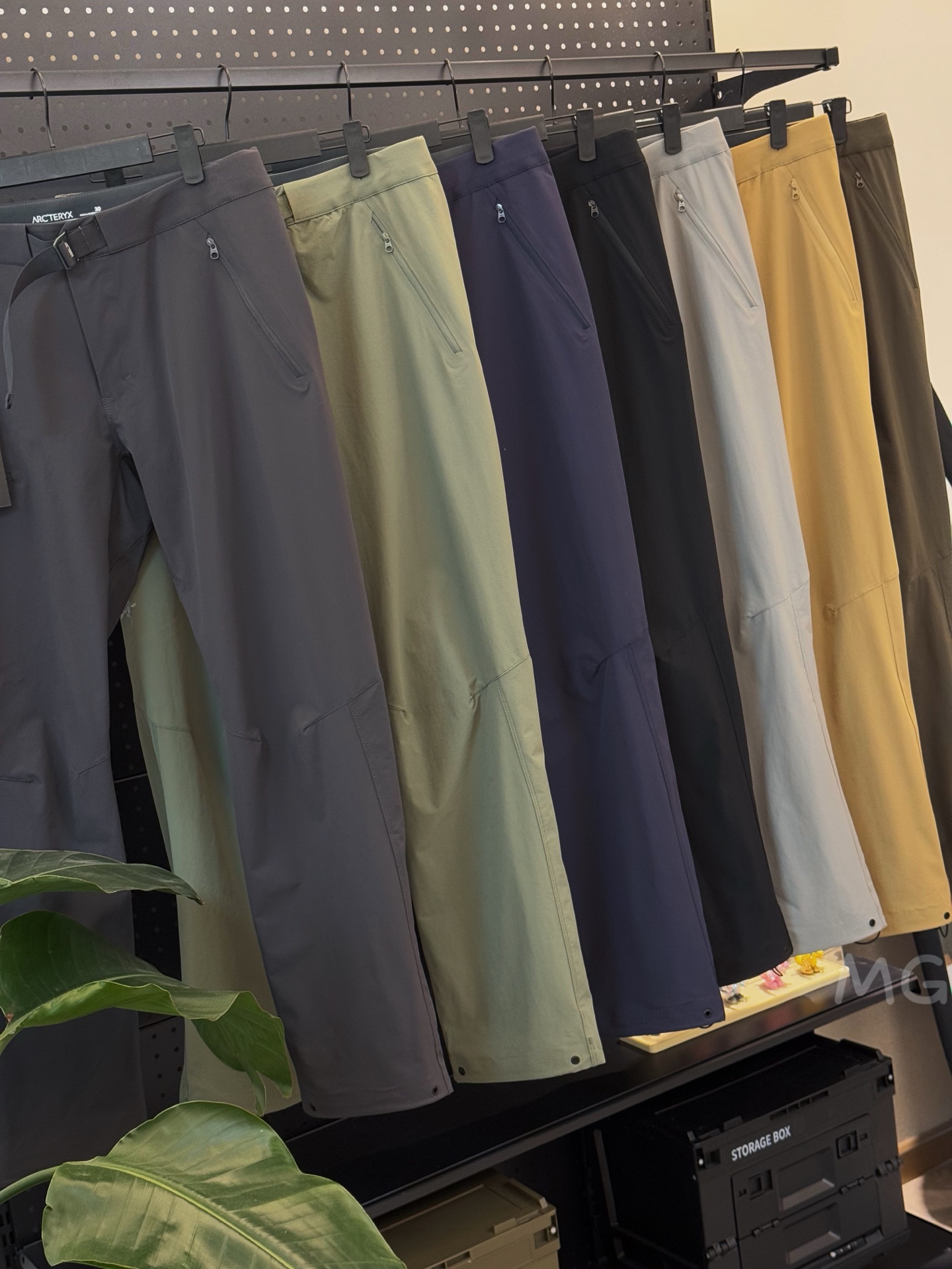 💰220(实价) 款号G10 新增三色
裤长刚好!一年四季可穿!
为亚洲人量身打造的短款-S纯色通勤休闲户外登山全能百搭神裤!
【GAMMA系列 Gamma Pant】
采用客供高密度登山布面料!全身压胶工艺 裤脚可调节抽绳 腰带两用全能 一穿便知!
非常结实具备良好的透气性和运动自由度 优良的户外登山四面弹 ,耐磨防泼水的功能!
这款裤子的特点是/轻便//高弹力/防泼水/吸湿/排汗/弹力腰!
非常百搭,日常上班 户外运动都可以穿着 此款经过鸟家多位著名设计师设计,是时尚休闲与户外运动的完美结合
所以无论您平时穿或者户外穿都是您的选择。
腰带扣为金属扣腰带精美绝伦 裁剪采用立体三维裁剪 使每个部位都更加的合体舒适 斜插兜新加 YKK拉链 膝盖部分做了立体裁剪处理 更加适合运动。厚实大气 采用TerraTex进口四面弹面料、柔软舒适
多的不讲,你光看图就明白,这件很碉的,稀缺货 不是时时会有的东西
懂货的来!
品名:GAMMA系列 Gamma Pant 短款-S
颜色:黑色 石墨灰 宝石蓝 幽雾绿 空间灰 复古绿 砂陶棕
尺码:30 32 34 36 (S-XL)
30: 腰围80cm 臀围100内缝长76 裤长101cm
32:腰围85cm 臀围105内缝长77 裤长103cm
34:腰围90cm 臀围110 内缝长78 裤长105cm
36:腰围95cm 臀围115 内缝长79 裤长107cm
模特试穿:
170 130斤 30码
170 150斤 32码
175 170斤 34码
180 190斤 36码
注意:如果您的尺寸介于两个尺码之间,如需较宽松款式,请选择较大的码数,如果需较修身款,则选择较小的码数。
腰围:有弹力和腰扣搭配有5公分范围可调节至最舒服的位置
裤长:裤脚可调节抽绳 有5公分范围可调节至最合适的位置