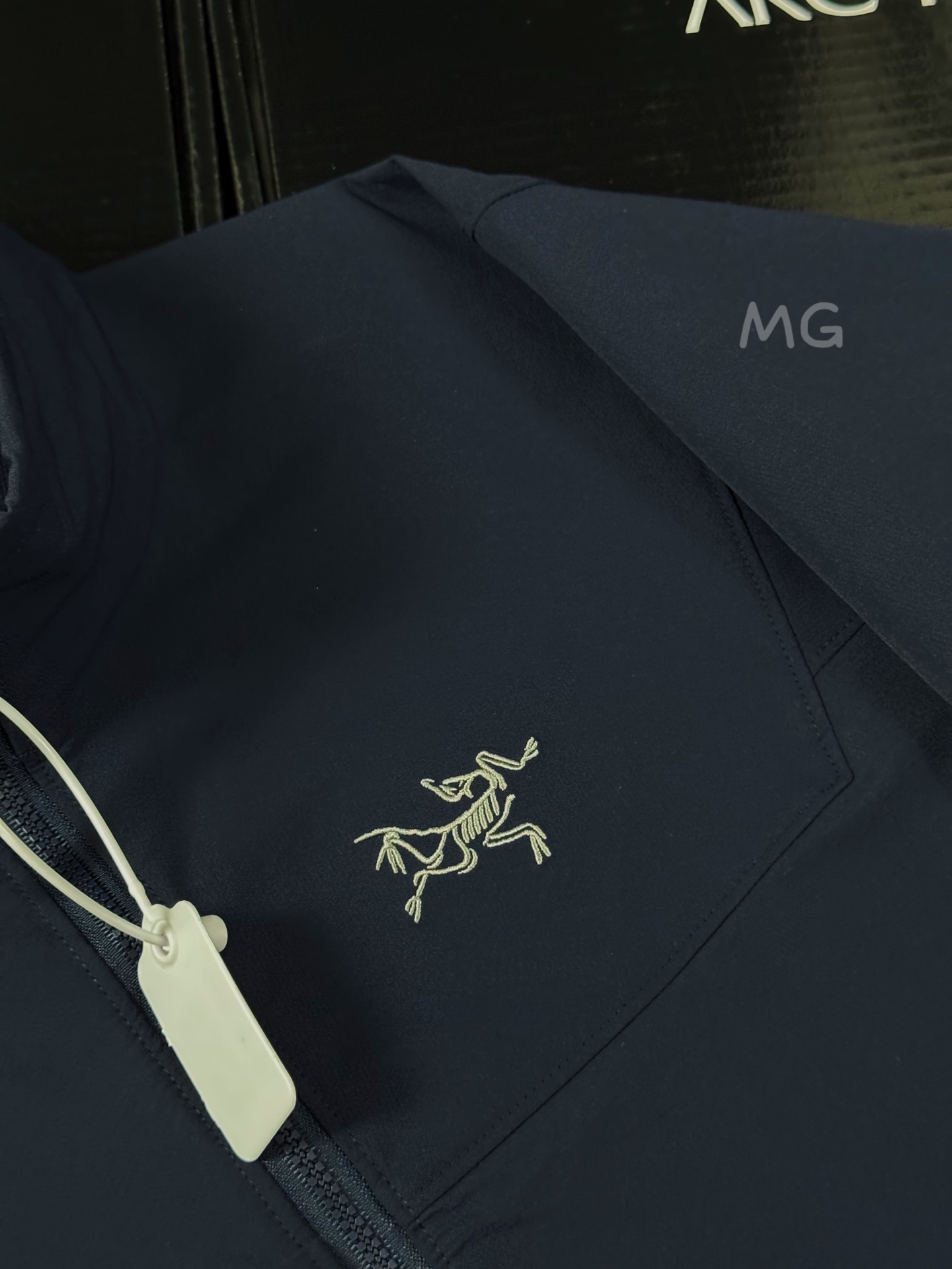 💰240 款号G09
ARC'TERYX · gamma Hoody Or Jacket春夏季立领软壳外套 情侣同款城市通勤冲锋衣户外百搭耐磨通勤全新
六边形战士/🎈始祖鸟男女Gamma Hoody 软壳立领皮肤衣
宝子们,始祖鸟 Gamma Hoody 立领软壳外套真的绝绝子!
它可是 gamma 最强软壳,结实又耐磨,中小雨和复杂的户外环境都完全无惧。而且流行性设计超酷的~
头盔兼容 StormHood 兜帽,可以提供全面覆盖,周边视野也不会被影响哦。
重点来啦!破晓蓝这个颜色是第一次出,超级耐看的,拼手速的时候到啦~
🥰经典美式风格,这可是鸟核心正统系列,每年都在升级换代呢。
💥Fortius2.0 全性能面料,堪称六边形战士,在不同环境中都能应对自如。不夸张地说,它简直有颠覆冲锋衣地位的实力!!
颜色: 黑色 破晓蓝 原子灰 宝石蓝
码数据:
尺码 胸围 袖长 肩宽 衣长
S 110 66 45 71
M 114 67 46.5 73
L 118 68 48 75
XL 122 69 49.5 77
2XL 126 70 51 79