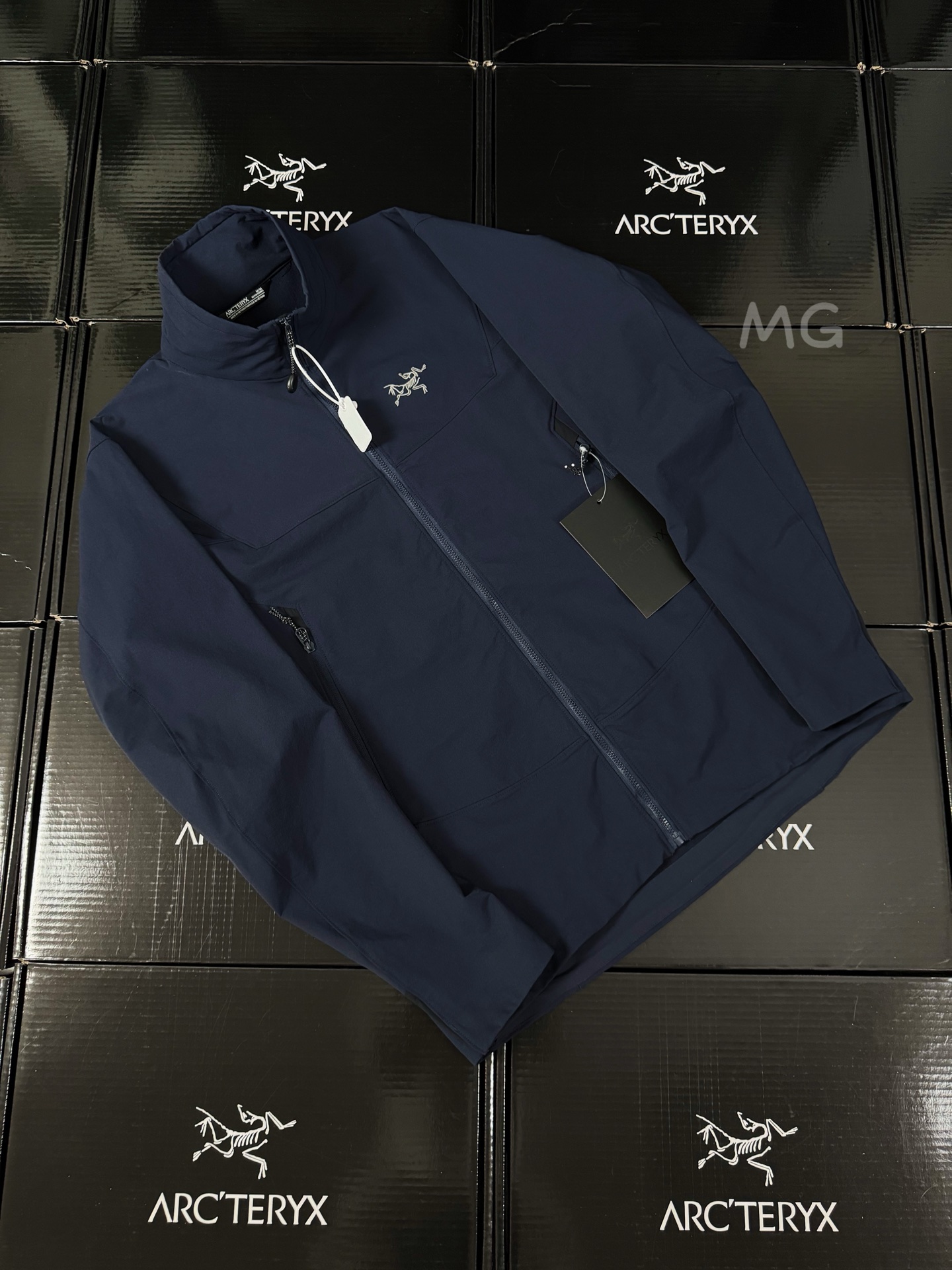 💰240 款号G09
ARC'TERYX · gamma Hoody Or Jacket春夏季立领软壳外套 情侣同款城市通勤冲锋衣户外百搭耐磨通勤全新
六边形战士/🎈始祖鸟男女Gamma Hoody 软壳立领皮肤衣
宝子们,始祖鸟 Gamma Hoody 立领软壳外套真的绝绝子!
它可是 gamma 最强软壳,结实又耐磨,中小雨和复杂的户外环境都完全无惧。而且流行性设计超酷的~
头盔兼容 StormHood 兜帽,可以提供全面覆盖,周边视野也不会被影响哦。
重点来啦!破晓蓝这个颜色是第一次出,超级耐看的,拼手速的时候到啦~
🥰经典美式风格,这可是鸟核心正统系列,每年都在升级换代呢。
💥Fortius2.0 全性能面料,堪称六边形战士,在不同环境中都能应对自如。不夸张地说,它简直有颠覆冲锋衣地位的实力!!
颜色: 黑色 破晓蓝 原子灰 宝石蓝
码数据:
尺码 胸围 袖长 肩宽 衣长
S 110 66 45 71
M 114 67 46.5 73
L 118 68 48 75
XL 122 69 49.5 77
2XL 126 70 51 79