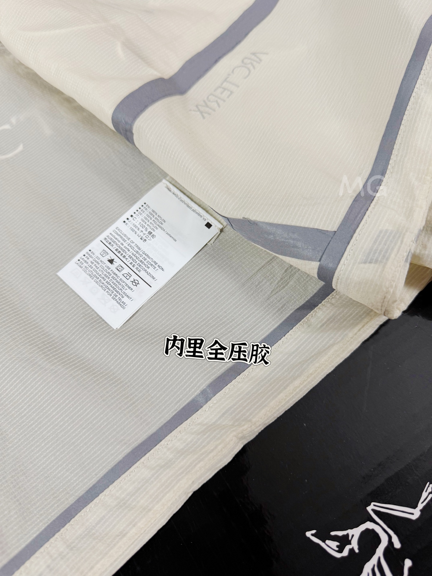 台州🐦现货直发 全压胶版本🔥 💰250 款号G43
#代购级 Arcteryx始祖鸟 SYSTEM_A系列 Anther SL 王俊凯同款 无缝连帽防水透气长袖防晒服 外套 男女同款 情侣款
(市面最高版本 随意对比)
工艺与细节:
- 面料:1:1还原鸟家原厂东丽碳纤维尼龙面料 防水防紫外线,吸湿排汗。UPF60+UVA透射率小于5,防晒指数更是天花板
- 压胶:内里全压胶 纹路清晰透明,胶条材料是进口德国加强三防Gert超薄皮膜,颜色牢度都是经过数十天不断尝试,匠心精神。
- 辅料:YKK旗下科技AQUAGUARD拒水拉链(water repellent zipper) 拉链头,底座均为正品YKK渠道,整件你能看到的都有logo,正货拆分,虽然心痛,但是值得。
- 特色:右边口袋可把整件衣服完全收纳秒变单肩小背包,属于技术型风衣,轻量防护,融合户外技术和都市审美风格,超轻薄面料和设计更注重轻薄度和透气性,轻盈的防风面料可以应对夏季各种天气,采用简约设计,呈现独特的Areteryx风格外观 袖子两侧带有魔术贴,经DWR防泼水处理。
- 版型:原版拆分,袖长,衣长,帽宽,整体度 肩部缝位,前后大片,贴胶部位,完全1:1!放心大胆购入,区分一眼假版本!
- 工艺:特殊材质刻字膜印花logo,正品扫描后背,口袋下logo,棱角分明,高温烫化,牢固指数1000+
PS:专注于原版,只想做成最好的复刻。不是正品买不起,而是完美复刻更有性价比。
颜色:灰白色 墨岩黑
尺码:S M L XL
具体尺码如下:
衣长 胸围 袖长 肩宽
S 67 118 60 46
M 69 122 61 47
L 71 126 62 48
XL 73 130 63 50
建议尺码:
S (130斤下)
M(150斤下)
L(180斤下)
XL(200斤下)