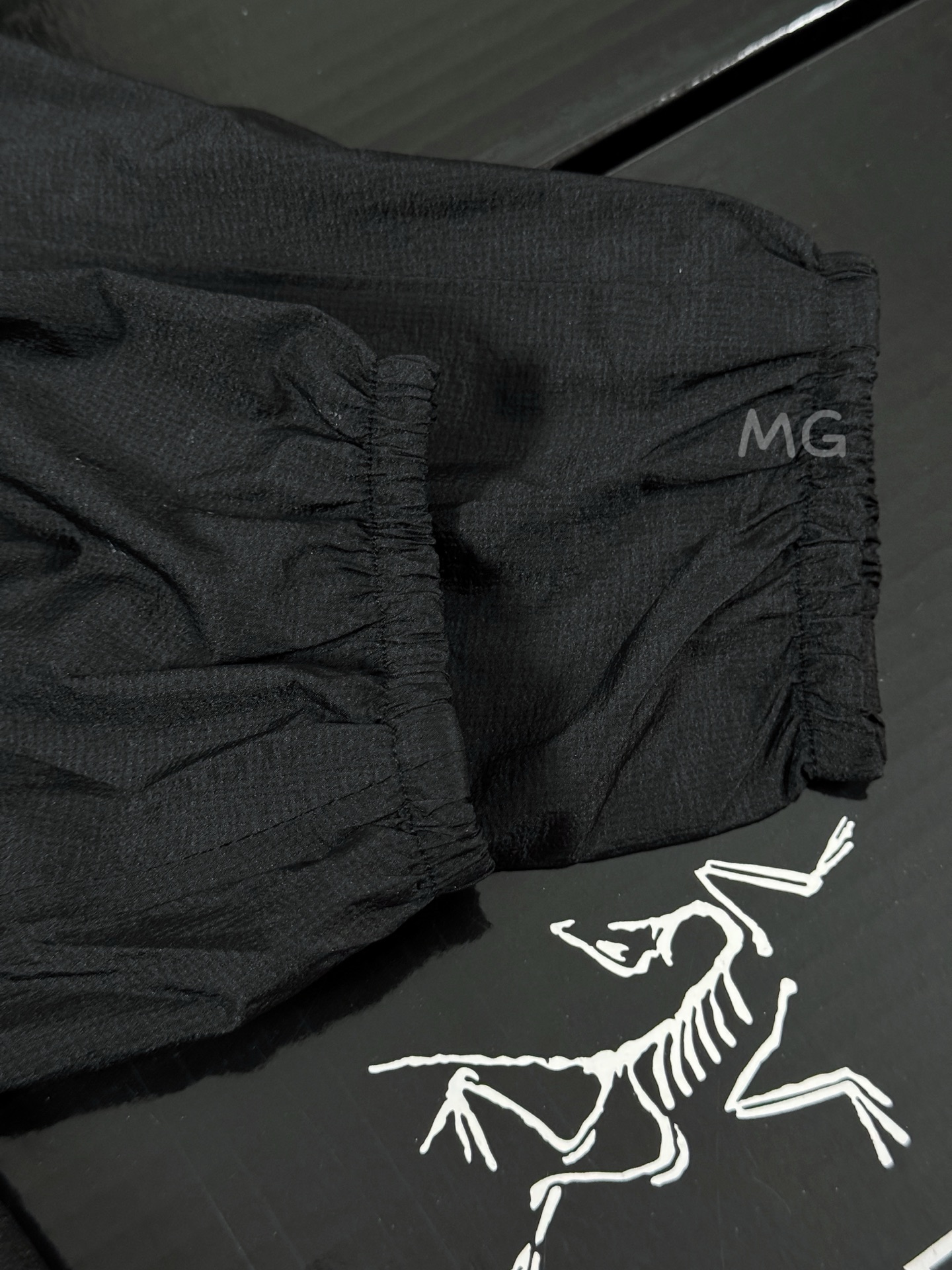 台州🐦现货直发 全压胶版本🔥 💰250 款号G43
#代购级 Arcteryx始祖鸟 SYSTEM_A系列 Anther SL 王俊凯同款 无缝连帽防水透气长袖防晒服 外套 男女同款 情侣款
(市面最高版本 随意对比)
工艺与细节:
- 面料:1:1还原鸟家原厂东丽碳纤维尼龙面料 防水防紫外线,吸湿排汗。UPF60+UVA透射率小于5,防晒指数更是天花板
- 压胶:内里全压胶 纹路清晰透明,胶条材料是进口德国加强三防Gert超薄皮膜,颜色牢度都是经过数十天不断尝试,匠心精神。
- 辅料:YKK旗下科技AQUAGUARD拒水拉链(water repellent zipper) 拉链头,底座均为正品YKK渠道,整件你能看到的都有logo,正货拆分,虽然心痛,但是值得。
- 特色:右边口袋可把整件衣服完全收纳秒变单肩小背包,属于技术型风衣,轻量防护,融合户外技术和都市审美风格,超轻薄面料和设计更注重轻薄度和透气性,轻盈的防风面料可以应对夏季各种天气,采用简约设计,呈现独特的Areteryx风格外观 袖子两侧带有魔术贴,经DWR防泼水处理。
- 版型:原版拆分,袖长,衣长,帽宽,整体度 肩部缝位,前后大片,贴胶部位,完全1:1!放心大胆购入,区分一眼假版本!
- 工艺:特殊材质刻字膜印花logo,正品扫描后背,口袋下logo,棱角分明,高温烫化,牢固指数1000+
PS:专注于原版,只想做成最好的复刻。不是正品买不起,而是完美复刻更有性价比。
颜色:灰白色 墨岩黑
尺码:S M L XL
具体尺码如下:
衣长 胸围 袖长 肩宽
S 64.5 112 64 46
M 66 116 65 47
L 67.5 120 66 48
XL 69.5 124 67 49
建议尺码:
S (130斤下)
M(150斤下)
L(170斤下)
XL(190斤下)