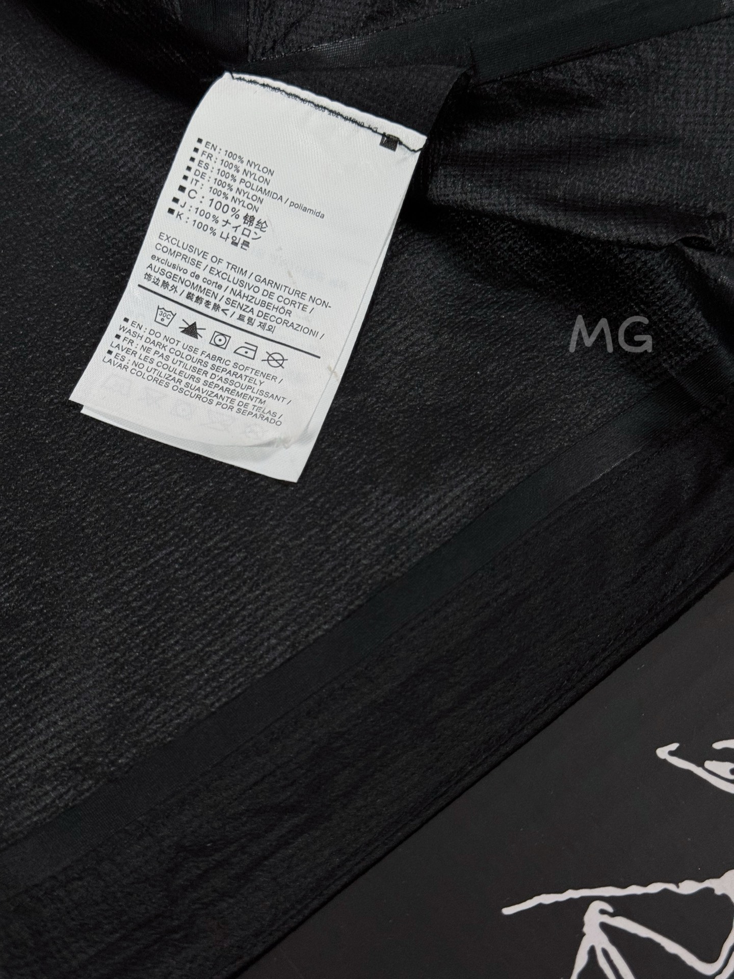 台州🐦现货直发 全压胶版本🔥 💰250 款号G43
#代购级 Arcteryx始祖鸟 SYSTEM_A系列 Anther SL 王俊凯同款 无缝连帽防水透气长袖防晒服 外套 男女同款 情侣款
(市面最高版本 随意对比)
工艺与细节:
- 面料:1:1还原鸟家原厂东丽碳纤维尼龙面料 防水防紫外线,吸湿排汗。UPF60+UVA透射率小于5,防晒指数更是天花板
- 压胶:内里全压胶 纹路清晰透明,胶条材料是进口德国加强三防Gert超薄皮膜,颜色牢度都是经过数十天不断尝试,匠心精神。
- 辅料:YKK旗下科技AQUAGUARD拒水拉链(water repellent zipper) 拉链头,底座均为正品YKK渠道,整件你能看到的都有logo,正货拆分,虽然心痛,但是值得。
- 特色:右边口袋可把整件衣服完全收纳秒变单肩小背包,属于技术型风衣,轻量防护,融合户外技术和都市审美风格,超轻薄面料和设计更注重轻薄度和透气性,轻盈的防风面料可以应对夏季各种天气,采用简约设计,呈现独特的Areteryx风格外观 袖子两侧带有魔术贴,经DWR防泼水处理。
- 版型:原版拆分,袖长,衣长,帽宽,整体度 肩部缝位,前后大片,贴胶部位,完全1:1!放心大胆购入,区分一眼假版本!
- 工艺:特殊材质刻字膜印花logo,正品扫描后背,口袋下logo,棱角分明,高温烫化,牢固指数1000+
PS:专注于原版,只想做成最好的复刻。不是正品买不起,而是完美复刻更有性价比。
颜色:灰白色 墨岩黑
尺码:S M L XL
具体尺码如下:
衣长 胸围 袖长 肩宽
S 64.5 112 64 46
M 66 116 65 47
L 67.5 120 66 48
XL 69.5 124 67 49
建议尺码:
S (130斤下)
M(150斤下)
L(170斤下)
XL(190斤下)