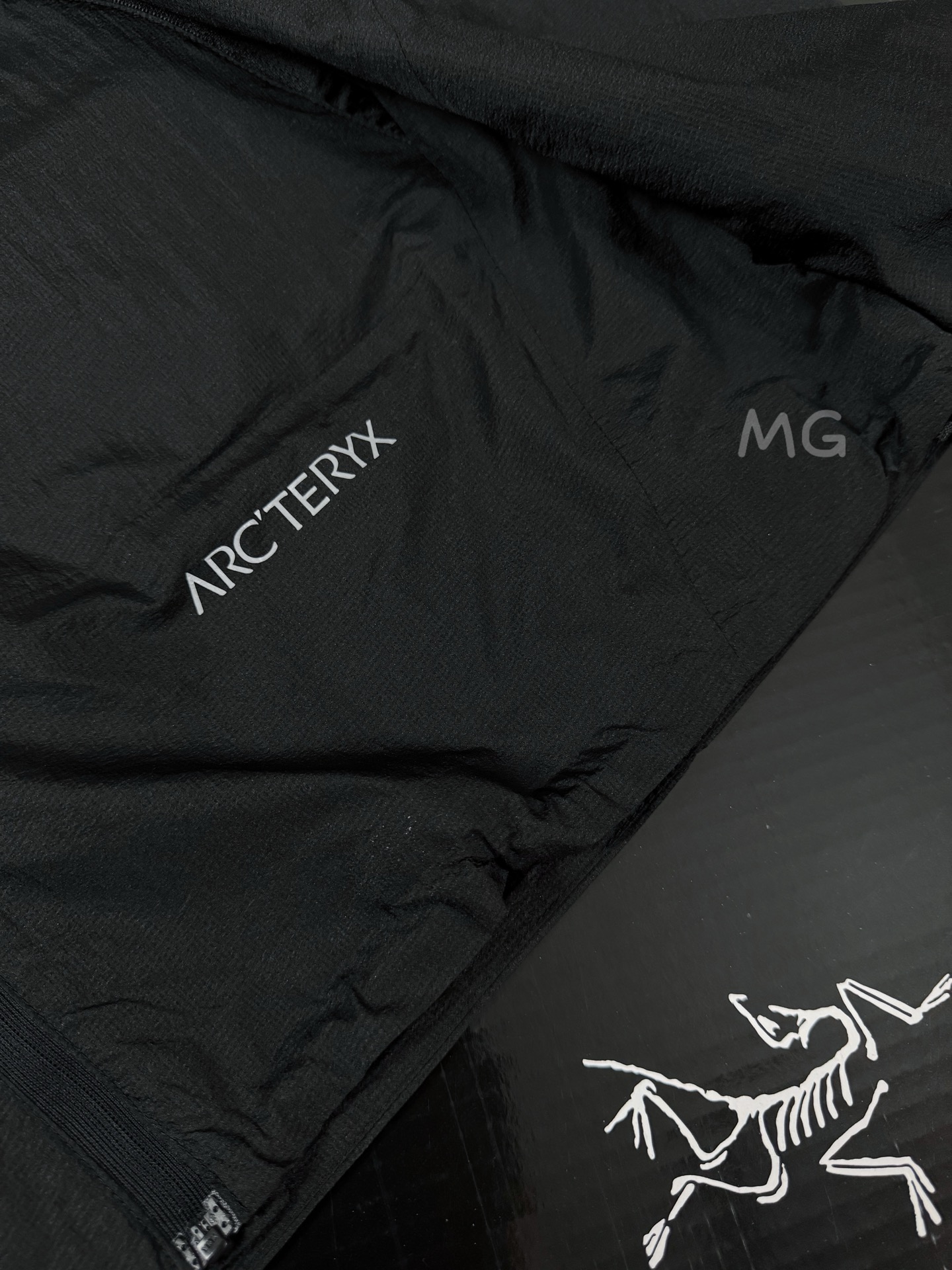 台州🐦现货直发 全压胶版本🔥 💰250 款号G43
#代购级 Arcteryx始祖鸟 SYSTEM_A系列 Anther SL 王俊凯同款 无缝连帽防水透气长袖防晒服 外套 男女同款 情侣款
(市面最高版本 随意对比)
工艺与细节:
- 面料:1:1还原鸟家原厂东丽碳纤维尼龙面料 防水防紫外线,吸湿排汗。UPF60+UVA透射率小于5,防晒指数更是天花板
- 压胶:内里全压胶 纹路清晰透明,胶条材料是进口德国加强三防Gert超薄皮膜,颜色牢度都是经过数十天不断尝试,匠心精神。
- 辅料:YKK旗下科技AQUAGUARD拒水拉链(water repellent zipper) 拉链头,底座均为正品YKK渠道,整件你能看到的都有logo,正货拆分,虽然心痛,但是值得。
- 特色:右边口袋可把整件衣服完全收纳秒变单肩小背包,属于技术型风衣,轻量防护,融合户外技术和都市审美风格,超轻薄面料和设计更注重轻薄度和透气性,轻盈的防风面料可以应对夏季各种天气,采用简约设计,呈现独特的Areteryx风格外观 袖子两侧带有魔术贴,经DWR防泼水处理。
- 版型:原版拆分,袖长,衣长,帽宽,整体度 肩部缝位,前后大片,贴胶部位,完全1:1!放心大胆购入,区分一眼假版本!
- 工艺:特殊材质刻字膜印花logo,正品扫描后背,口袋下logo,棱角分明,高温烫化,牢固指数1000+
PS:专注于原版,只想做成最好的复刻。不是正品买不起,而是完美复刻更有性价比。
颜色:灰白色 墨岩黑
尺码:S M L XL
具体尺码如下:
衣长 胸围 袖长 肩宽
S 64.5 112 64 46
M 66 116 65 47
L 67.5 120 66 48
XL 69.5 124 67 49
建议尺码:
S (130斤下)
M(150斤下)
L(170斤下)
XL(190斤下)