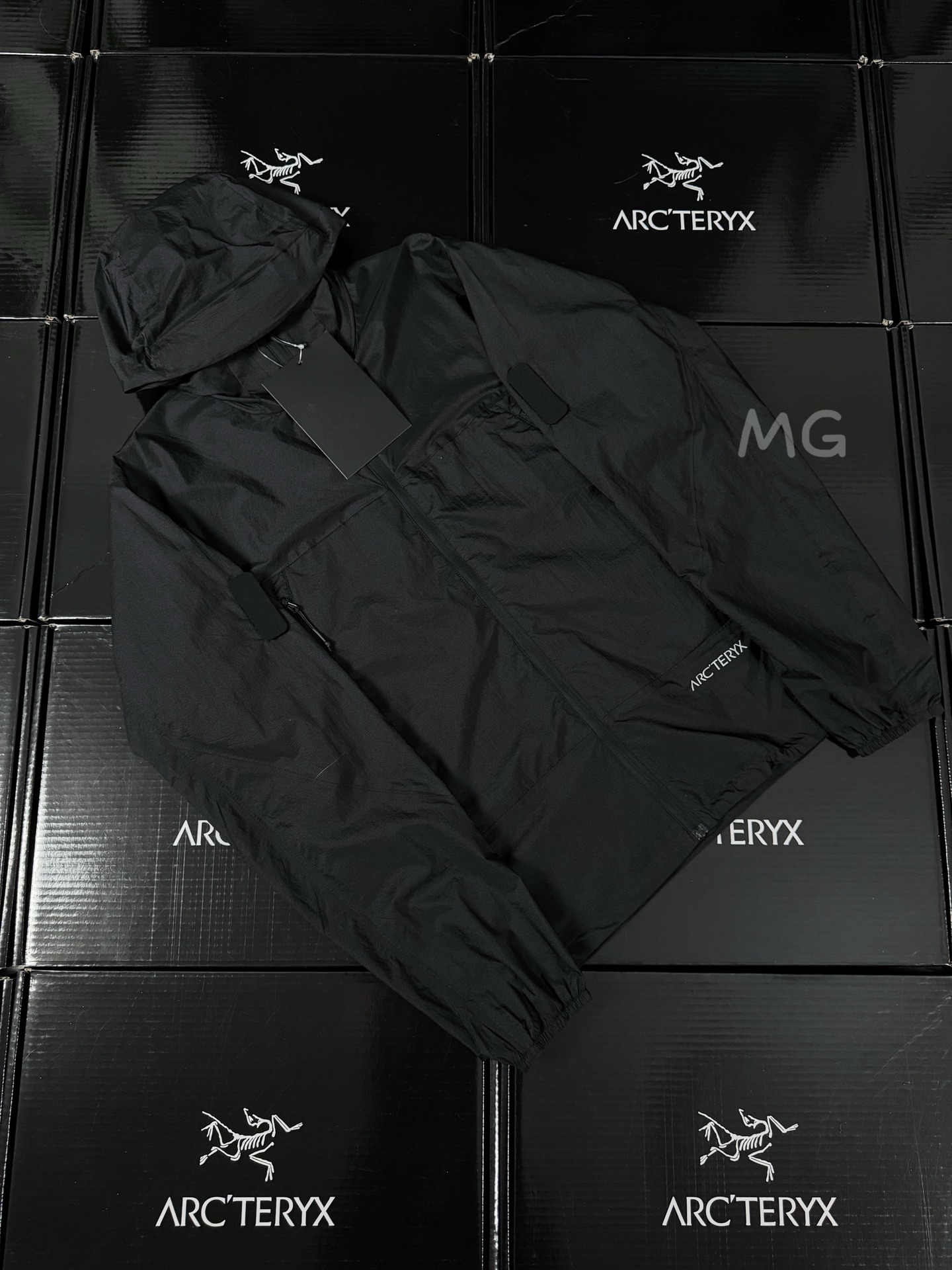 台州🐦现货直发 全压胶版本🔥 💰250 款号G43
#代购级 Arcteryx始祖鸟 SYSTEM_A系列 Anther SL 王俊凯同款 无缝连帽防水透气长袖防晒服 外套 男女同款 情侣款
(市面最高版本 随意对比)
工艺与细节:
- 面料:1:1还原鸟家原厂东丽碳纤维尼龙面料 防水防紫外线,吸湿排汗。UPF60+UVA透射率小于5,防晒指数更是天花板
- 压胶:内里全压胶 纹路清晰透明,胶条材料是进口德国加强三防Gert超薄皮膜,颜色牢度都是经过数十天不断尝试,匠心精神。
- 辅料:YKK旗下科技AQUAGUARD拒水拉链(water repellent zipper) 拉链头,底座均为正品YKK渠道,整件你能看到的都有logo,正货拆分,虽然心痛,但是值得。
- 特色:右边口袋可把整件衣服完全收纳秒变单肩小背包,属于技术型风衣,轻量防护,融合户外技术和都市审美风格,超轻薄面料和设计更注重轻薄度和透气性,轻盈的防风面料可以应对夏季各种天气,采用简约设计,呈现独特的Areteryx风格外观 袖子两侧带有魔术贴,经DWR防泼水处理。
- 版型:原版拆分,袖长,衣长,帽宽,整体度 肩部缝位,前后大片,贴胶部位,完全1:1!放心大胆购入,区分一眼假版本!
- 工艺:特殊材质刻字膜印花logo,正品扫描后背,口袋下logo,棱角分明,高温烫化,牢固指数1000+
PS:专注于原版,只想做成最好的复刻。不是正品买不起,而是完美复刻更有性价比。
颜色:灰白色 墨岩黑
尺码:S M L XL
具体尺码如下:
衣长 胸围 袖长 肩宽
S 64.5 112 64 46
M 66 116 65 47
L 67.5 120 66 48
XL 69.5 124 67 49
建议尺码:
S (130斤下)
M(150斤下)
L(170斤下)
XL(190斤下)