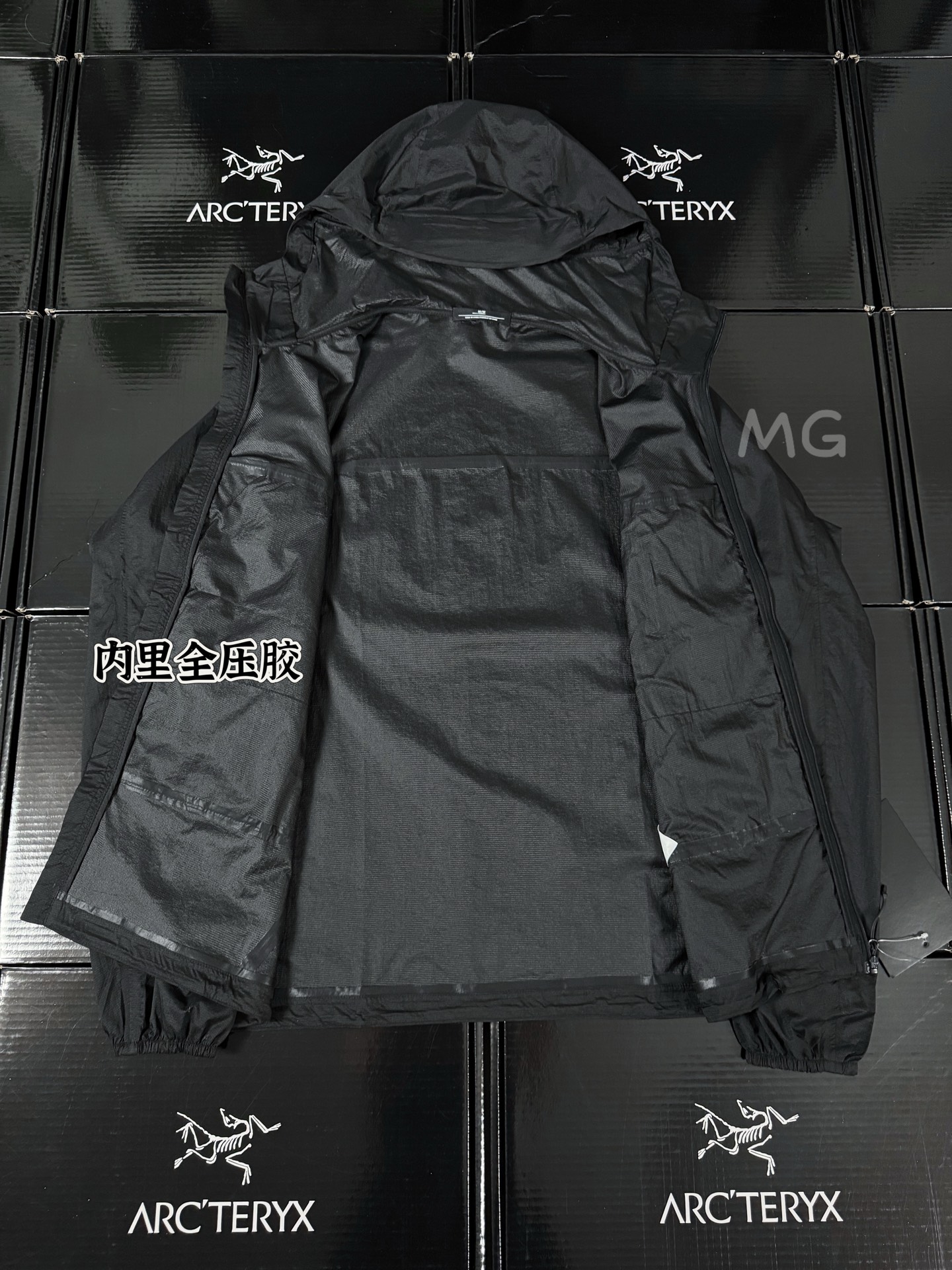 台州🐦现货直发 全压胶版本🔥 💰250 款号G43
#代购级 Arcteryx始祖鸟 SYSTEM_A系列 Anther SL 王俊凯同款 无缝连帽防水透气长袖防晒服 外套 男女同款 情侣款
(市面最高版本 随意对比)
工艺与细节:
- 面料:1:1还原鸟家原厂东丽碳纤维尼龙面料 防水防紫外线,吸湿排汗。UPF60+UVA透射率小于5,防晒指数更是天花板
- 压胶:内里全压胶 纹路清晰透明,胶条材料是进口德国加强三防Gert超薄皮膜,颜色牢度都是经过数十天不断尝试,匠心精神。
- 辅料:YKK旗下科技AQUAGUARD拒水拉链(water repellent zipper) 拉链头,底座均为正品YKK渠道,整件你能看到的都有logo,正货拆分,虽然心痛,但是值得。
- 特色:右边口袋可把整件衣服完全收纳秒变单肩小背包,属于技术型风衣,轻量防护,融合户外技术和都市审美风格,超轻薄面料和设计更注重轻薄度和透气性,轻盈的防风面料可以应对夏季各种天气,采用简约设计,呈现独特的Areteryx风格外观 袖子两侧带有魔术贴,经DWR防泼水处理。
- 版型:原版拆分,袖长,衣长,帽宽,整体度 肩部缝位,前后大片,贴胶部位,完全1:1!放心大胆购入,区分一眼假版本!
- 工艺:特殊材质刻字膜印花logo,正品扫描后背,口袋下logo,棱角分明,高温烫化,牢固指数1000+
PS:专注于原版,只想做成最好的复刻。不是正品买不起,而是完美复刻更有性价比。
颜色:灰白色 墨岩黑
尺码:S M L XL
具体尺码如下:
衣长 胸围 袖长 肩宽
S 64.5 112 64 46
M 66 116 65 47
L 67.5 120 66 48
XL 69.5 124 67 49
建议尺码:
S (130斤下)
M(150斤下)
L(170斤下)
XL(190斤下)