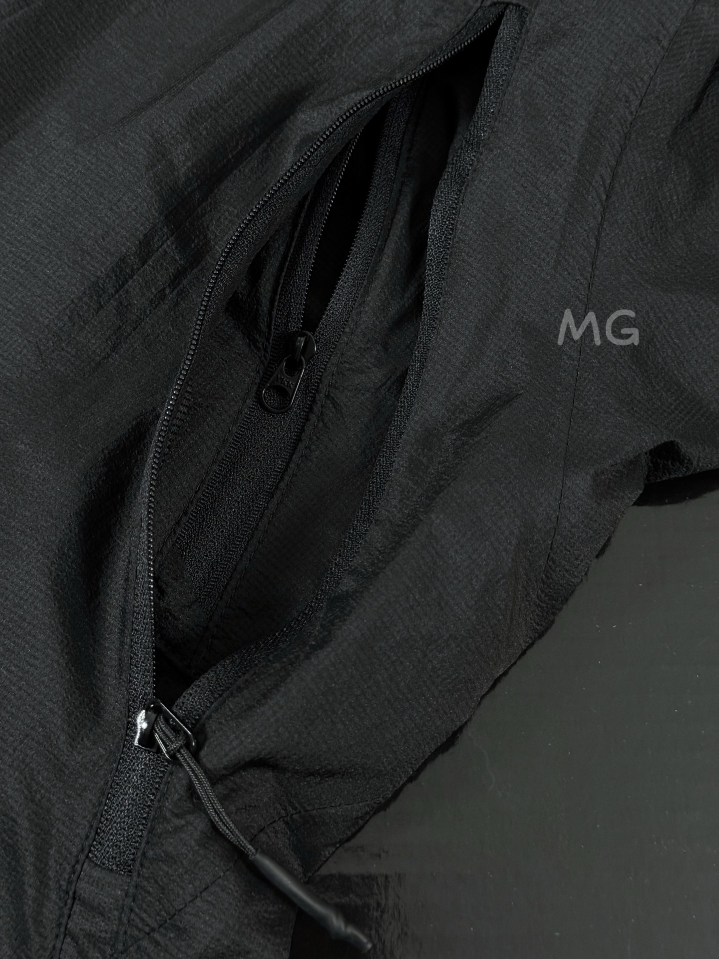 台州🐦现货直发 全压胶版本🔥 💰250 款号G43
#代购级 Arcteryx始祖鸟 SYSTEM_A系列 Anther SL 王俊凯同款 无缝连帽防水透气长袖防晒服 外套 男女同款 情侣款
(市面最高版本 随意对比)
工艺与细节:
- 面料:1:1还原鸟家原厂东丽碳纤维尼龙面料 防水防紫外线,吸湿排汗。UPF60+UVA透射率小于5,防晒指数更是天花板
- 压胶:内里全压胶 纹路清晰透明,胶条材料是进口德国加强三防Gert超薄皮膜,颜色牢度都是经过数十天不断尝试,匠心精神。
- 辅料:YKK旗下科技AQUAGUARD拒水拉链(water repellent zipper) 拉链头,底座均为正品YKK渠道,整件你能看到的都有logo,正货拆分,虽然心痛,但是值得。
- 特色:右边口袋可把整件衣服完全收纳秒变单肩小背包,属于技术型风衣,轻量防护,融合户外技术和都市审美风格,超轻薄面料和设计更注重轻薄度和透气性,轻盈的防风面料可以应对夏季各种天气,采用简约设计,呈现独特的Areteryx风格外观 袖子两侧带有魔术贴,经DWR防泼水处理。
- 版型:原版拆分,袖长,衣长,帽宽,整体度 肩部缝位,前后大片,贴胶部位,完全1:1!放心大胆购入,区分一眼假版本!
- 工艺:特殊材质刻字膜印花logo,正品扫描后背,口袋下logo,棱角分明,高温烫化,牢固指数1000+
PS:专注于原版,只想做成最好的复刻。不是正品买不起,而是完美复刻更有性价比。
颜色:灰白色 墨岩黑
尺码:S M L XL
具体尺码如下:
衣长 胸围 袖长 肩宽
S 64.5 112 64 46
M 66 116 65 47
L 67.5 120 66 48
XL 69.5 124 67 49
建议尺码:
S (130斤下)
M(150斤下)
L(170斤下)
XL(190斤下)