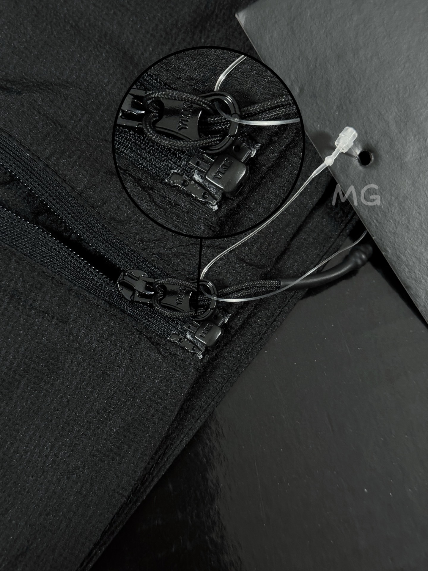 台州🐦现货直发 全压胶版本🔥 💰250 款号G43
#代购级 Arcteryx始祖鸟 SYSTEM_A系列 Anther SL 王俊凯同款 无缝连帽防水透气长袖防晒服 外套 男女同款 情侣款
(市面最高版本 随意对比)
工艺与细节:
- 面料:1:1还原鸟家原厂东丽碳纤维尼龙面料 防水防紫外线,吸湿排汗。UPF60+UVA透射率小于5,防晒指数更是天花板
- 压胶:内里全压胶 纹路清晰透明,胶条材料是进口德国加强三防Gert超薄皮膜,颜色牢度都是经过数十天不断尝试,匠心精神。
- 辅料:YKK旗下科技AQUAGUARD拒水拉链(water repellent zipper) 拉链头,底座均为正品YKK渠道,整件你能看到的都有logo,正货拆分,虽然心痛,但是值得。
- 特色:右边口袋可把整件衣服完全收纳秒变单肩小背包,属于技术型风衣,轻量防护,融合户外技术和都市审美风格,超轻薄面料和设计更注重轻薄度和透气性,轻盈的防风面料可以应对夏季各种天气,采用简约设计,呈现独特的Areteryx风格外观 袖子两侧带有魔术贴,经DWR防泼水处理。
- 版型:原版拆分,袖长,衣长,帽宽,整体度 肩部缝位,前后大片,贴胶部位,完全1:1!放心大胆购入,区分一眼假版本!
- 工艺:特殊材质刻字膜印花logo,正品扫描后背,口袋下logo,棱角分明,高温烫化,牢固指数1000+
PS:专注于原版,只想做成最好的复刻。不是正品买不起,而是完美复刻更有性价比。
颜色:灰白色 墨岩黑
尺码:S M L XL
具体尺码如下:
衣长 胸围 袖长 肩宽
S 64.5 112 64 46
M 66 116 65 47
L 67.5 120 66 48
XL 69.5 124 67 49
建议尺码:
S (130斤下)
M(150斤下)
L(170斤下)
XL(190斤下)