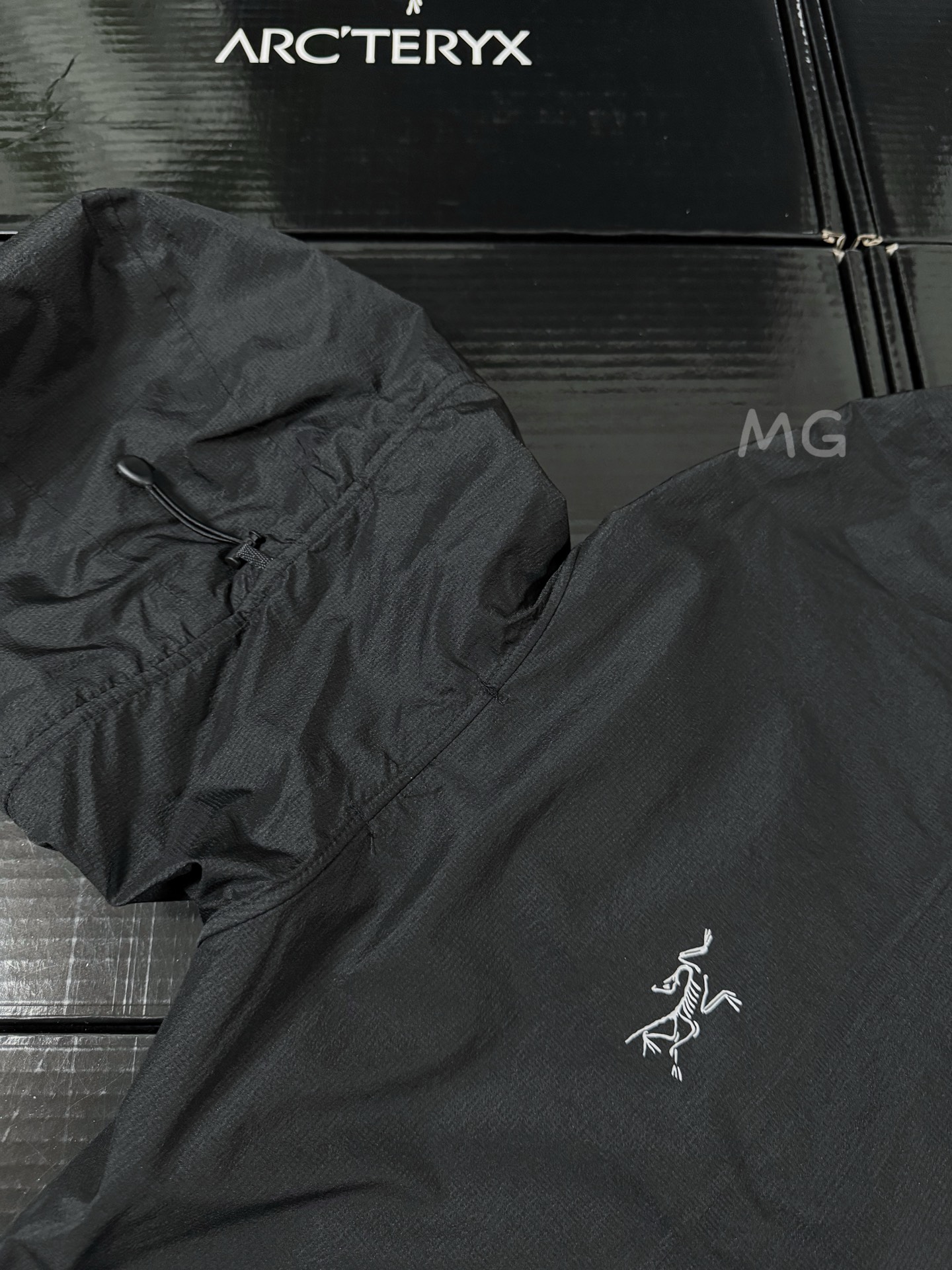 台州🐦现货直发 全压胶版本🔥 💰250 款号G43
#代购级 Arcteryx始祖鸟 SYSTEM_A系列 Anther SL 王俊凯同款 无缝连帽防水透气长袖防晒服 外套 男女同款 情侣款
(市面最高版本 随意对比)
工艺与细节:
- 面料:1:1还原鸟家原厂东丽碳纤维尼龙面料 防水防紫外线,吸湿排汗。UPF60+UVA透射率小于5,防晒指数更是天花板
- 压胶:内里全压胶 纹路清晰透明,胶条材料是进口德国加强三防Gert超薄皮膜,颜色牢度都是经过数十天不断尝试,匠心精神。
- 辅料:YKK旗下科技AQUAGUARD拒水拉链(water repellent zipper) 拉链头,底座均为正品YKK渠道,整件你能看到的都有logo,正货拆分,虽然心痛,但是值得。
- 特色:右边口袋可把整件衣服完全收纳秒变单肩小背包,属于技术型风衣,轻量防护,融合户外技术和都市审美风格,超轻薄面料和设计更注重轻薄度和透气性,轻盈的防风面料可以应对夏季各种天气,采用简约设计,呈现独特的Areteryx风格外观 袖子两侧带有魔术贴,经DWR防泼水处理。
- 版型:原版拆分,袖长,衣长,帽宽,整体度 肩部缝位,前后大片,贴胶部位,完全1:1!放心大胆购入,区分一眼假版本!
- 工艺:特殊材质刻字膜印花logo,正品扫描后背,口袋下logo,棱角分明,高温烫化,牢固指数1000+
PS:专注于原版,只想做成最好的复刻。不是正品买不起,而是完美复刻更有性价比。
颜色:灰白色 墨岩黑
尺码:S M L XL
具体尺码如下:
衣长 胸围 袖长 肩宽
S 64.5 112 64 46
M 66 116 65 47
L 67.5 120 66 48
XL 69.5 124 67 49
建议尺码:
S (130斤下)
M(150斤下)
L(170斤下)
XL(190斤下)