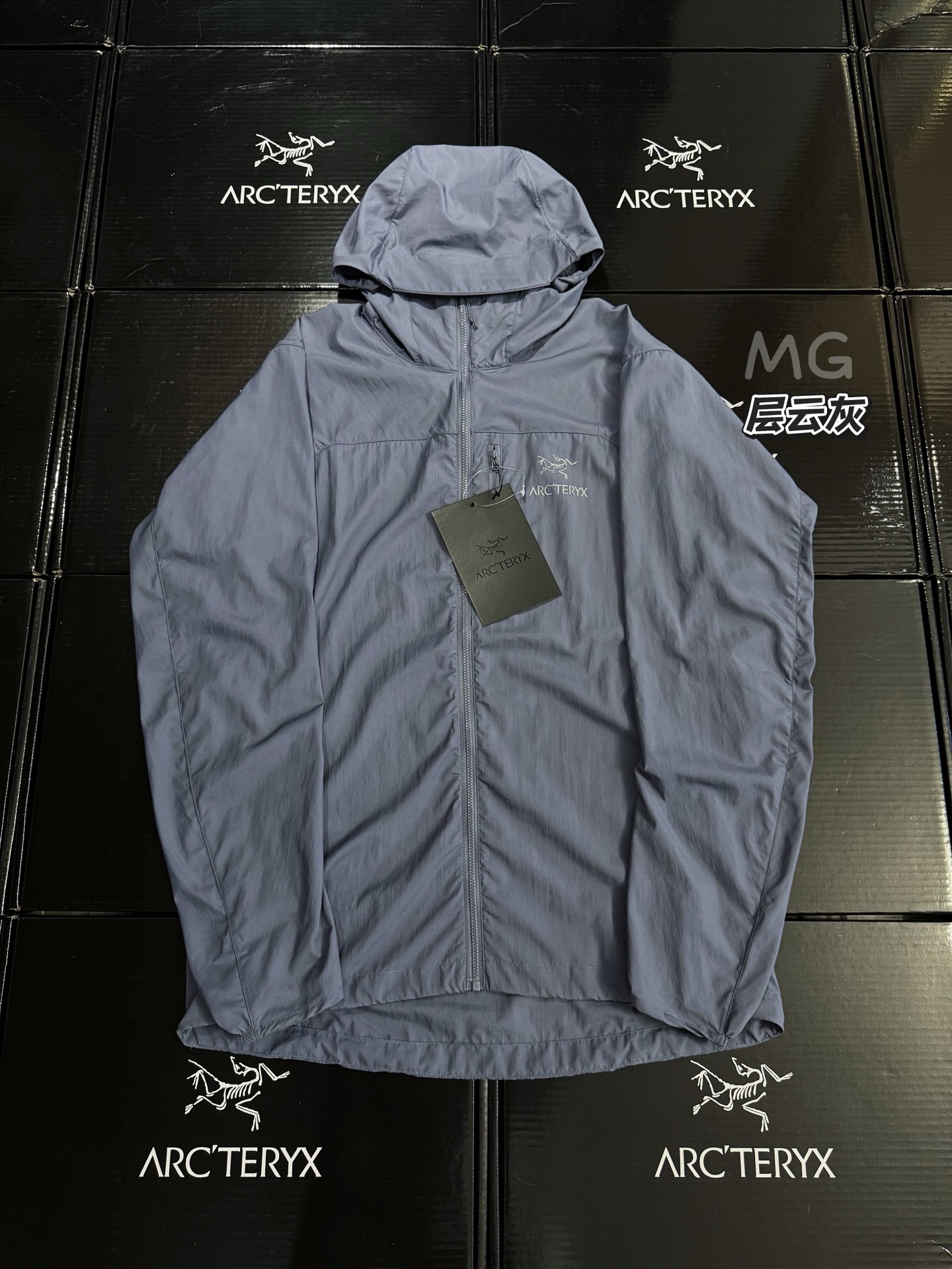 💰调价160 款号G31
顶级版本 Arcteryx始祖鸟 Squamish Hoody 轻薄风壳连帽休闲薄款夹克 这款夹克最大的特点就是轻便,M码重量仅155g,穿在身上几乎没有负担,适配徒步、登山和骑行多场景。而且它还可以被压缩并塞进自己的胸前口袋,不占空间。采用Tyono™ 30 尼龙面料,具有高透气性和抗风性,能有效阻挡强风,即使在风大的山上或者海边,也可以保持舒适。同时透气性也非常好。修身的设计,在活动中可以进行全方位的运动,不会受到束缚。
参数解析:
1. 轻薄便携,性能卓越 * 面料:🌟 Squamish Hoody 采用 Tyono™ 30 尼龙面料,兼具防风、耐磨和高透气性,重量仅约 200 克,可轻松收纳至自身胸袋,随身携带无负担。 * StormHood™ 可调节兜帽:☔ 单手拉绳设计,贴合头部且不影响视野,适合恶劣天气使用。 * 防泼水处理:💧 表面 DWR 涂层可抵御小雨和泼溅,保持干爽。 * 修身剪裁:💃 贴合身形设计,搭配腋下插角布,活动灵活无束缚。
2. 多功能场景适配 * 定位:🌍 作为 “全天候风壳”,适合徒步、登山、骑行等户外运动,也适合城市通勤和日常防风防晒。 * 防晒性能:🌞 深色款防晒效果更佳,浅色款轻盈透气。 * 收纳便捷:🎒 单侧胸袋可存放压缩后的夹克,方便挂扣在背包或安全带上。
3. 配色与细节 * 配色:🎨 提供多款配色(如黑、灰、蓝等),满足不同风格需求。 * 细节:🔒 下摆双侧调节扣可防止灌风,拉链采用 No Slip Zip™ 技术,顺滑耐用。
颜色: 黑色 层云灰 浩渺灰 天青色 幽雾绿 原子灰 云天蓝 幸运蓝 埃及橙
码数:S-XXL
胸围:115 118 122 126 130
衣长:73 74 76 78 80
袖长:68 69 70 71 62