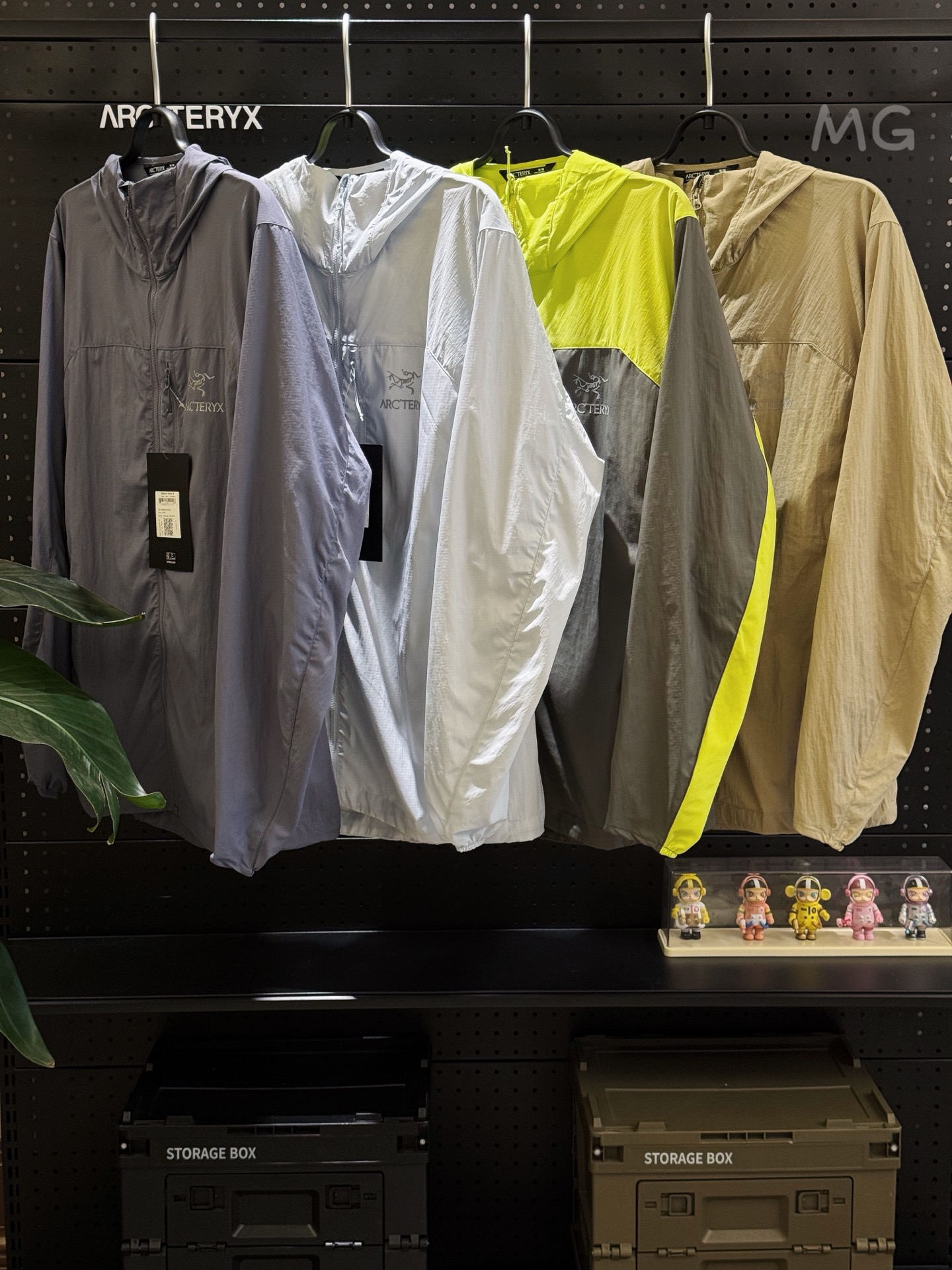 💰160 款号G31 新色上新
顶级版本 Arcteryx始祖鸟 Squamish Hoody 轻薄风壳连帽休闲薄款夹克 这款夹克最大的特点就是轻便,M码重量仅155g,穿在身上几乎没有负担,适配徒步、登山和骑行多场景。而且它还可以被压缩并塞进自己的胸前口袋,不占空间。采用Tyono™ 30 尼龙面料,具有高透气性和抗风性,能有效阻挡强风,即使在风大的山上或者海边,也可以保持舒适。同时透气性也非常好。修身的设计,在活动中可以进行全方位的运动,不会受到束缚。
参数解析:
1. 轻薄便携,性能卓越 * 面料:🌟 Squamish Hoody 采用 Tyono™ 30 尼龙面料,兼具防风、耐磨和高透气性,重量仅约 200 克,可轻松收纳至自身胸袋,随身携带无负担。 * StormHood™ 可调节兜帽:☔ 单手拉绳设计,贴合头部且不影响视野,适合恶劣天气使用。 * 防泼水处理:💧 表面 DWR 涂层可抵御小雨和泼溅,保持干爽。 * 修身剪裁:💃 贴合身形设计,搭配腋下插角布,活动灵活无束缚。
2. 多功能场景适配 * 定位:🌍 作为 “全天候风壳”,适合徒步、登山、骑行等户外运动,也适合城市通勤和日常防风防晒。 * 防晒性能:🌞 深色款防晒效果更佳,浅色款轻盈透气。 * 收纳便捷:🎒 单侧胸袋可存放压缩后的夹克,方便挂扣在背包或安全带上。
3. 配色与细节 * 配色:🎨 提供多款配色(如黑、灰、蓝等),满足不同风格需求。 * 细节:🔒 下摆双侧调节扣可防止灌风,拉链采用 No Slip Zip™ 技术,顺滑耐用。
颜色: 黑色 层云灰 浩渺灰 天青色 幽雾绿 原子灰 云天蓝 幸运蓝 埃及橙
码数:S-XXL
胸围:115 118 122 126 130
衣长:73 74 76 78 80
袖长:68 69 70 71 62