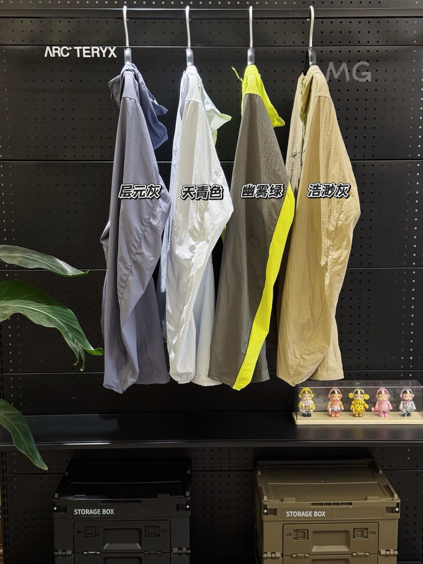 💰160 款号G31 新色上新
顶级版本 Arcteryx始祖鸟 Squamish Hoody 轻薄风壳连帽休闲薄款夹克 这款夹克最大的特点就是轻便，M码重量仅155g，穿在身上几乎没有负担，适配徒步、登山和骑行多场景。而且它还可以被压缩并塞进自己的胸前口袋，不占空间。采用Tyono™ 30 尼龙面料，具有高透气性和抗风性，能有效阻挡强风，即使在风大的山上或者海边，也可以保持舒适。同时透气性也非常好。修身的设计，在活动中可以进行全方位的运动，不会受到束缚。
参数解析： 
1. 轻薄便携，性能卓越 * 面料：🌟 Squamish Hoody 采用 Tyono™ 30 尼龙面料，兼具防风、耐磨和高透气性，重量仅约 200 克，可轻松收纳至自身胸袋，随身携带无负担。 * StormHood™ 可调节兜帽：☔ 单手拉绳设计，贴合头部且不影响视野，适合恶劣天气使用。 * 防泼水处理：💧 表面 DWR 涂层可抵御小雨和泼溅，保持干爽。 * 修身剪裁：💃 贴合身形设计，搭配腋下插角布，活动灵活无束缚。 
2. 多功能场景适配 * 定位：🌍 作为 “全天候风壳”，适合徒步、登山、骑行等户外运动，也适合城市通勤和日常防风防晒。 * 防晒性能：🌞 深色款防晒效果更佳，浅色款轻盈透气。 * 收纳便捷：🎒 单侧胸袋可存放压缩后的夹克，方便挂扣在背包或安全带上。 
3. 配色与细节 * 配色：🎨 提供多款配色（如黑、灰、蓝等），满足不同风格需求。 * 细节：🔒 下摆双侧调节扣可防止灌风，拉链采用 No Slip Zip™ 技术，顺滑耐用。
颜色： 黑色 层云灰 浩渺灰 天青色 幽雾绿 原子灰 云天蓝 幸运蓝 埃及橙 
码数：S-XXL
胸围：115 118 122 126 130
衣长：73 74 76 78 80
袖长：68 69 70 71 62