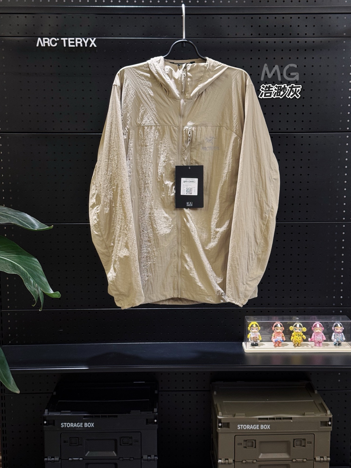 💰160 款号G31 新色上新
顶级版本 Arcteryx始祖鸟 Squamish Hoody 轻薄风壳连帽休闲薄款夹克 这款夹克最大的特点就是轻便,M码重量仅155g,穿在身上几乎没有负担,适配徒步、登山和骑行多场景。而且它还可以被压缩并塞进自己的胸前口袋,不占空间。采用Tyono™ 30 尼龙面料,具有高透气性和抗风性,能有效阻挡强风,即使在风大的山上或者海边,也可以保持舒适。同时透气性也非常好。修身的设计,在活动中可以进行全方位的运动,不会受到束缚。
参数解析:
1. 轻薄便携,性能卓越 * 面料:🌟 Squamish Hoody 采用 Tyono™ 30 尼龙面料,兼具防风、耐磨和高透气性,重量仅约 200 克,可轻松收纳至自身胸袋,随身携带无负担。 * StormHood™ 可调节兜帽:☔ 单手拉绳设计,贴合头部且不影响视野,适合恶劣天气使用。 * 防泼水处理:💧 表面 DWR 涂层可抵御小雨和泼溅,保持干爽。 * 修身剪裁:💃 贴合身形设计,搭配腋下插角布,活动灵活无束缚。
2. 多功能场景适配 * 定位:🌍 作为 “全天候风壳”,适合徒步、登山、骑行等户外运动,也适合城市通勤和日常防风防晒。 * 防晒性能:🌞 深色款防晒效果更佳,浅色款轻盈透气。 * 收纳便捷:🎒 单侧胸袋可存放压缩后的夹克,方便挂扣在背包或安全带上。
3. 配色与细节 * 配色:🎨 提供多款配色(如黑、灰、蓝等),满足不同风格需求。 * 细节:🔒 下摆双侧调节扣可防止灌风,拉链采用 No Slip Zip™ 技术,顺滑耐用。
颜色: 黑色 层云灰 浩渺灰 天青色 幽雾绿 原子灰 云天蓝 幸运蓝 埃及橙
码数:S-XXL
胸围:115 118 122 126 130
衣长:73 74 76 78 80
袖长:68 69 70 71 62