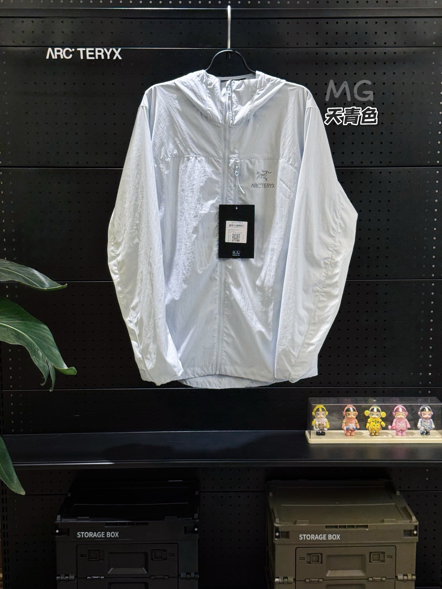 💰160 款号G31 新色上新
顶级版本 Arcteryx始祖鸟 Squamish Hoody 轻薄风壳连帽休闲薄款夹克 这款夹克最大的特点就是轻便,M码重量仅155g,穿在身上几乎没有负担,适配徒步、登山和骑行多场景。而且它还可以被压缩并塞进自己的胸前口袋,不占空间。采用Tyono™ 30 尼龙面料,具有高透气性和抗风性,能有效阻挡强风,即使在风大的山上或者海边,也可以保持舒适。同时透气性也非常好。修身的设计,在活动中可以进行全方位的运动,不会受到束缚。
参数解析:
1. 轻薄便携,性能卓越 * 面料:🌟 Squamish Hoody 采用 Tyono™ 30 尼龙面料,兼具防风、耐磨和高透气性,重量仅约 200 克,可轻松收纳至自身胸袋,随身携带无负担。 * StormHood™ 可调节兜帽:☔ 单手拉绳设计,贴合头部且不影响视野,适合恶劣天气使用。 * 防泼水处理:💧 表面 DWR 涂层可抵御小雨和泼溅,保持干爽。 * 修身剪裁:💃 贴合身形设计,搭配腋下插角布,活动灵活无束缚。
2. 多功能场景适配 * 定位:🌍 作为 “全天候风壳”,适合徒步、登山、骑行等户外运动,也适合城市通勤和日常防风防晒。 * 防晒性能:🌞 深色款防晒效果更佳,浅色款轻盈透气。 * 收纳便捷:🎒 单侧胸袋可存放压缩后的夹克,方便挂扣在背包或安全带上。
3. 配色与细节 * 配色:🎨 提供多款配色(如黑、灰、蓝等),满足不同风格需求。 * 细节:🔒 下摆双侧调节扣可防止灌风,拉链采用 No Slip Zip™ 技术,顺滑耐用。
颜色: 黑色 层云灰 浩渺灰 天青色 幽雾绿 原子灰 云天蓝 幸运蓝 埃及橙
码数:S-XXL
胸围:115 118 122 126 130
衣长:73 74 76 78 80
袖长:68 69 70 71 62